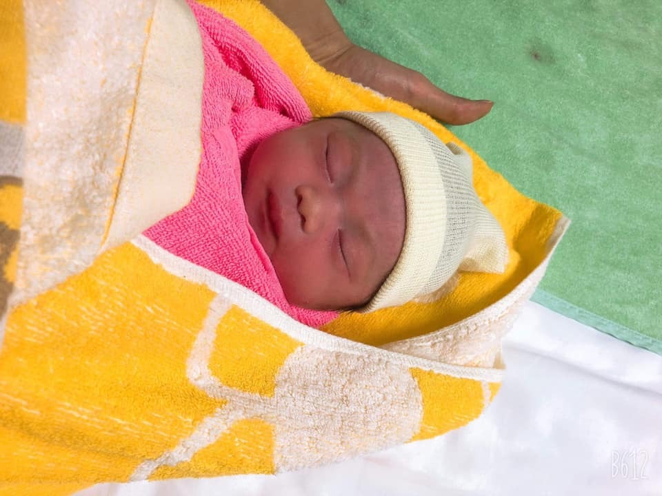 Câu chuyện đi đẻ của em😂
Đang đứng ngắm trâu vàng vì vết đau tầng sinh môn làm e không ngồi được nên e viết mấy dòng tâm sự hành trình đi đẻ của em😊
E 39w1d e đi khám , chẳng có hiện tượng gì cả , lên bác sỹ bảo mở 3 phân rồi😂 chắc là tối nay hoặc mai là sinh😂😂
Nhưng vì chưa có cơn đau hay gò gì bác sỹ vẫn cho về😂😂
Về nhà vẫn đủng đỉnh lắm, đang nấu cơm tối thì cảm giác cái gì ào ra ở dưới, vào nhà vệ sinh thì máu báo ra😂
Thế là vội đi tắm rửa rồi bảo ck chở lên viện😊
Lên bác sỹ khám bảo mở 4 phân rồi😂Nhưng mà vẫn chẳng có cơn đau gì xong còn bảo mày về cũng đk, nhà gần thì đau thì lên😂😂
Xong e bảo chứ thôi, cho e nhập viện😳😳
Tầm gần 9h thì thấy xuất hiện cơn đau, nhưng nhẹ, vẫn ăn 1 bát cơm thịt bò to, 1 chùm nho😂
Ăn xong r bắt đầu có cơn đau, đau mỏi hết cả lưng😂.được c gái bảo vân đầu ti, thế là e vân nhiệt tình, xong r cơn đau đến nhiều hơn 🤧
Lúc đầu là 10 phút 1 lần, r lại 5 phút.😭
R bác sỹ ktra bảo mở 6 phân rồi😂
Nhưng bác sỹ bảo đứa đầu chắc phải đau tầm 15 tiếng mới đẻ😂😂.Làm e sợ chết khiếp😂😂
Thế r e vân đầu ti miệt mài lắm, cơn đau kéo mạnh hơn, r tự nhiên nước ra tràn bỉm, lúc đầu tưởng là nước ối nhưng k phải😂R bác sỹ thăm khám lên 8 phân😂😂
Bác sỹ bảo để t đi cbi , sắp sinh rồi😂😂.Bác sỹ vừa quay đi thì coen đau đến nghe cái bụp😌😌Vỡ ối các bác ạ😂😂
Thế là gọi gấp bác sỹ vào khám mở 10 phân, đẩy qua phòng đẻ, e vào cơn đau đến k kịp luôn,😭
Sau 30 phút vật lộn thì con e chào đời❤️
Cả đau cả đẻ là mất 5 tiếng 35 phút😂😂
Giờ nghĩ lại vẫn sợ các m ạ😩
Nhưng bây giờ được nhìn thấy đứa con mình mang nặng đẻ đau cũng đỡ phần nào❤️❤️
E chúc các m thai kỳ khoẻ mạnh, ai cbi sinh thì có thể làm theo cách vân đầu ti để chuyển dạ nhanh hơn❤️