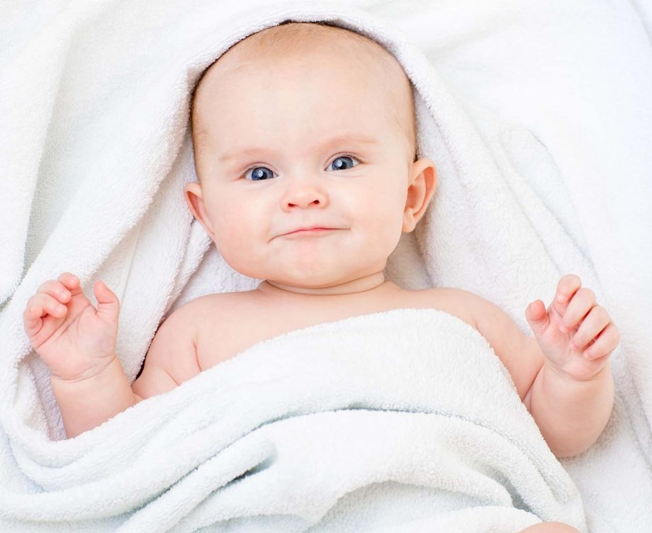 NHỮNG CÂU HỎI VÀ TRẢ LỜI NGẮN VỀ SỮA CHO CÁC BÉ DƯỚI 2 TUỔI.

CÂU HỎI 1: BÉ MỚI SINH, CÓ NÊN CHO BÚ SỮA BÌNH KHÔNG?
Em bé mới sinh, mà mẹ chưa có sữa thì có nên cho con uống sữa bột không? Vì em đọc thấy nếu bé ăn sữa bột từ đầu sẽ không tốt cho hệ tiêu hoá của bé, mà các bà các mẹ cứ thấy con khóc là lo con đói.

Trả lời: Khi mới sinh, tất cả người mẹ đều có sữa, đó là rỉ sữa đầu tiên rất nhỏ giọt, chỉ đủ ướt nhẹ áo phông ngoài quanh núm vú, thường có màu vàng, không có trắng đục như sữa bình thường, gọi là rỉ sữa quý giá COLOSTRUM. Tại sao nó quý giá? Vì nó là rỉ sữa mang nhiều chất dinh dưỡng cô đặc, nhiều kháng thể và tế bào miễn dịch trưởng thành giúp hoàn thiện hệ miễn dịch và sự đề kháng cho các bé đến 6th tuổi, thậm chí dài hơn. Thứ 2, nó chỉ tồn tại trong vòng 4-5 ngày do đó, bé bạn sẽ không có cơ hội lần thứ 2 nếu bé bỏ lỡ nó, sau đó nó sẽ được thay thế bởi dòng sữa chảy dài hơn, đục hơn và nhiều hơn, và đến 2 tuần sau sinh, sữa bạn thật sự là sữa trưởng thành. BÉ CẦN Rỉ SỮA NÀY ĐỂ PHÁT TRIỂN KHỎE MẠNH VÀ CÓ SỨC ĐỀ KHÁNG TỐT. Không có sữa CôngThức nào thay thế được rỉ sữa này.

Theo hướng dẫn, các bà mẹ được khuyên: đừng vội hoang mang là mình không đủ sữa cho bé sau sinh. Các mẹ cứ cho bé mút núm vú cứ 1 tiếng/lần, rỉ sữa Colostrum là rất cô đặc chỉ khoảng 1 muỗng cafe là đủ năng lượng cho 1 lần bú của bé. Một điều nữa, dạ dày của bé rất nhỏ trong 3 ngày đầu tiên, bé chỉ cần bú 30ml/ngày là đủ năng lượng và dinh dưỡng cho bé, do đó mặc dù rỉ sữa Colostrum này chảy rất chậm, rất ít mỗi lần vài giọt, nhưng rất cô đặc và đủ dinh dưỡng cho bé. Bé sẽ đòi bú gần như mỗi giờ, bạn cứ bình tĩnh cho bé tương tác da kề da với bé, bé và mẹ đều ở trần, bé sẽ mút núm vú, nếu ngậm khớp đúng bé sẽ lấy được sữa này.

CÂU HỎI 2: NẾU BÉ BÚ MẸ HOÀN TOÀN CÓ CẦN BỔ SUNG THÊM SỮA TƯƠI KHI BÉ SANG 1 TUỔI KHÔNG?
Không cần, tiếp tục cho bé bú mẹ hoàn toàn vì sữa mẹ cũng cung cấp nguồn canxi cân bằng cho bé.

CÂU HỎI 3: BƯỚC SANG 1 TUỔI, GIỮA SỮA TƯƠI VÀ SỮA CÔNG THỨC NÊN DÙNG SỮA NÀO?
TRẢ LỜI: Nên chuyển sang sữa tươi thanh trùng nguyên kem vì lúc này lượng chất béo và năng lượng từ sữa tươi cao hơn để giúp sự tăng trưởng cho bé.

CÂU HỎI 4: LÀM SAO BIẾT LÀ SỮA TƯƠI THANH TRÙNG?
TRẢ LỜI: Đọc thành phần thì sẽ ghi là từ sữa tươi hoàn toàn, không ghi là sữa bột. Sữa tươi thanh trùng cũng không có chất bảo quản, không điều vị, do đó thời gian bảo quản ngắn thường dưới 30 ngày tùy nhà sản xuất. Trên bao hộp có ghi dòng chữ "SỮA TƯƠI THANH TRÙNG"

Nên chọn các sản phẩm từ các thương hiệu uy tín và tôi khuyên nên chọn sản phẩm sữa nội địa vì nguồn sữa có thể lấy từ trang trại tại chỗ. Một điều nhận biết khác là sữa tươi thanh trùng phải được bảo quản lạnh. Khi mở nắp thì dùng trong 48 giờ đối với trẻ dưới 2 tuổi. Do đó, nên chọn loại có dung tích vừa phải (250-500ml) sẽ hợp lý hơn về kinh tế và bảo quản.

CÂU HỎI 5: NẾU KHU VỰC EM KHÓ MUA SỮA THANH TRÙNG HOẶC NHÀ EM KHÔNG CÓ TỦ LẠNH ĐỂ BẢO QUẢN LẠNH SỮA, THÌ EM NÊN CHO BÉ UỐNG NHƯ THẾ NÀO?

TRẢ LỜI: Nếu bạn không có điều kiện mua hoặc bảo quản sữa tươi thanh trùng, sau 1 tuổi, bạn có thể tiếp tục cho bé dùng sữa công thức mà bé đang dùng trước đó, và chế độ ăn giàu canxi như phô mai, sữa chua, tôm cua. Sau 2 tuổi, có thể cho bé dùng sữa tiệt trùng như một phần thay thế sinh tố, nước ép hoặc nước ép hạt trong chế độ ăn cân bằng của bé.

CÂU HỎI 6: Trong trường hợp, bé sang 1 tuổi không chịu uống sữa tươi và sữa công thức thì làm sao cung cấp đủ dưỡng chất cho bé?
Trong trường hợp bé không chịu uống sữa thì không nên ép bé uống sữa, mà làm như sau:
Bên cạnh phân bố chế độ ăn cần bằng. Bé độ tuổi 1-3 tuổi nhu cầu cần tối thiểu 350mg canxi/ngày, do đó bổ sung thức ăn chứa canxi ngoài sữa là cần thiết. Tham khảo các thực phẩm có sự phân bố canxi sau đây mà lựa chọn vào bữa ăn cho bé để đảm bảo cung cấp không dưới 350mg canxi/ngày:
*80 gram sữa chua nguyên kem chứa 160mg canxi
*15 gram phô mai cứng hoặc 30 gram phô mai mềm chứa 111mg canxi.
*80gram cải xoong cung cấp 136mg canxi
*50 gram Cá hồi/thu/tôm/cua chứa 170mg canxi
*1 quả trứng (50gram) thì chứa 25mg canxi
*cơm (100gram ) chứa 60mg Canxi
VD: sáng: 80gram cơm nát
40gram cải xoong nấu với 1 con tôm (25gram)
Xế chiều: 15gram cho phô mai mềm
Chiều: 30 gram cá hồi chiên với sốt cà chua.
80gram cơm
--> Như vậy, bé có 100mg canxi (từ cơm) + 55 gram canxi phô mai) + 68mg (từ cải xoong)+ 187mg canxi (từ cá và tôm)= 410mg canxi/ngày.

CÂU HỎI 7: DÙNG SỮA HẠT THAY THẾ SỮA TƯƠI THANH TRÙNG CHO BÉ ĐƯỢC KHÔNG?

TRẢ LỜI: SỮA HẠT (PLANT-BASED MILK) là KHÔNG PHẢI SỮA, mà thực chất là nước ép các hạt. Theo cơ quan Food Standards của Úc, tất cả các sữa có nguồn gốc từ thực vật có hàm lượng chất đạm và năng lượng thấp hơn sữa bò, đặc biệt là hàm lượng chất béo.
Chỉ nên dùng như 1 vài dịp trong tuần, nên được hiểu như dạng "nước ép" hơn là sữa

CÂU HỎI 8: NÊN CHỌN LOẠI CÓ ĐƯỜNG HAY KHÔNG ĐƯỜNG?
TRẢ LỜI: Trẻ dưới 2 tuổi, nên chọn loại không đường nếu được. Nếu bé đã lỡ làm quen với các loại bánh kẹo, nước uống có đường thì nên chọn cho bé sữa loại ít đường. Hoặc chọn loại không đường cho ăn và trộn chung với một số loại trái cây có vị ngọt trung bình.

CÂU HỎI 9: SỮA TƯƠI THANH TRÙNG NÊN CHỌN LOẠI ÍT BÉO HAY NGUYÊN KEM (BÉO)?
TRẢ LỜI: Bé dưới 2 tuổi, nên chọn loại nguyên kem (nguyên béo) có thành phần chất béo 3.25-3.5g/100ml. Không khuyên dùng loại ít béo (2% hoặc 1%) hoặc không béo cho bé dưới 2 tuổi. Sau 2 tuổi, sữa chỉ tính như 1 phần trong chế độ ăn hằng ngày của bé. Các bé thừa cân béo phì thì nên chọn loại ít béo.

CÂU HỎI 10: SAU 2 TUỔI, MỘT SỐ SỮA CÓ HƯƠNG VANI VÀ SOCOLA. NÊN CHỌN HƯƠNG VANI HAY SOCOLA CHO BÉ?
TRẢ LỜI: Trước 2 tuổi, nên là hương vani, sẽ gần giống với sữa mẹ hoặc sữa công thức. Sau 2 tuổi, có thể cho bé làm quen hương đa dạng như socola, hương trái cây. Tuy nhiên 20-24 tháng tuổi, một số bé không chịu uống sữa, có thể đổi hương cho bé thử, một số bé có thể sẽ chấp nhận uống sữa nếu có hương khác.