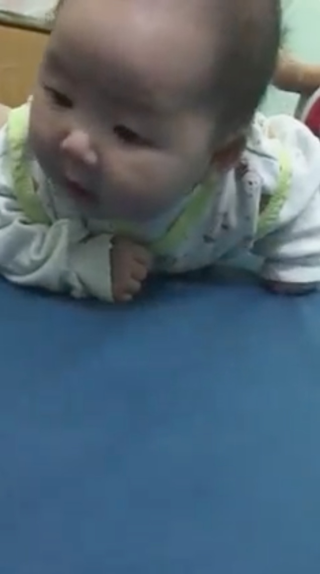 mới 1m24 ngày mà thế này rồi các mẹ ạ, tập cho chơi mấy bài trên app mà đã đòi bế ngồi rồi ạ ko bế ngồi hoặc ngóc lên là ăn vạ 🤣