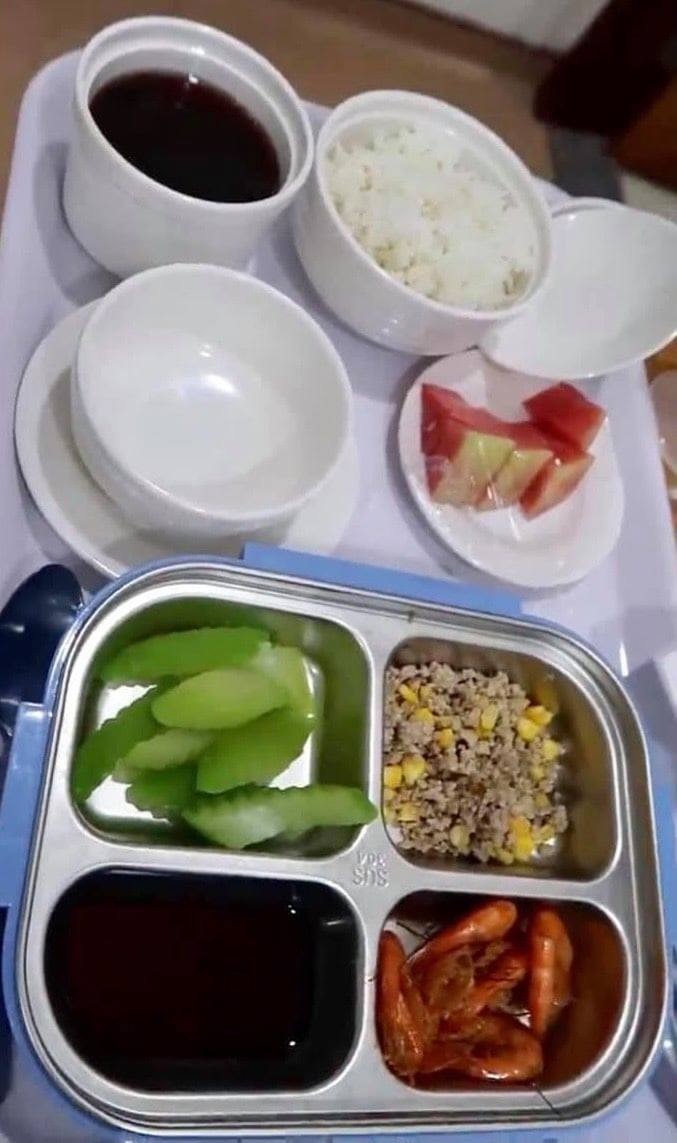 Xin chào các mom, em mới sinh hôm 28/2 hôm nay mới có thời gian để lên review cho các mom về hành trình đi sinh lần đầu tiên của em ở BV Bắc Hà.

Em ở Bắc Ninh, lần đầu mang bầu cũng đã tàu ngầm các nhóm sinh của các bệnh viện và cuối cùng 2vc e quyết định chọn BV Bắc Hà là nơi vượt cạn đầu tiên.

Trc e cũng đã phân vân giữa Tâm Anh và Bắc Hà, sau khi đi thăm khám và siêu âm thử 2 nơi thì cũng đã chọn BH vì giá cả phải chăng, dịch vụ tốt, các bác sĩ và điều dưỡng đều rất nhiệt tình và thân thiện.

Em đăng ký đợt khuyến mại giảm 25% từ tuần 36 là còn 19.575.000đ
Khi đăng ký được tặng nhiều dịch vụ đi kèm lắm nên hầu như e cũng k phát sinh gì thêm. E có phát sinh thêm tiền giảm đau sinh thường là 2tr.

Siêu âm hay thăm khám trc sinh ở bvien e đều thấy hài lòng, siêu âm kỹ, các bác sĩ khám và tư vấn cũng ky, các bạn điều dưỡng thì nhiệt tình hỗ trợ, e đều ko bị lóng ngóng hay ngơ ngác gì cả

Tối 28/2 đang ăn cơm thì em thấy bắt đầu lâm râm đau bụng, sau đó cơn đau càng ngày càng rõ hơn. Để cho yên tâm nên 2vc thu xếp đi xe lên bệnh viện luôn. E cũng chuẩn bị mang theo ít đồ để nếu sinh luôn thì ra viện còn có qáo cho mẹ và con mặc

Lên đến nơi bác sĩ khám trong e đã mở 4 phân rùi, được chuyển vào phòng sinh làm giảm đau luôn, đến 21h là e đã được gặp con rồi
Em được bác sĩ Tuấn đỡ sinh, trong thời gian chuyển dạ được bác sĩ và các điều dưỡng động viên và hỏi han rất nhiều khiến em cảm thấy rất an tâm, và thoải mái hơn
Về dịch vụ sau sinh thì e còn hài lòng hơn, phòng ốc sạch sẽ thoải mái, vẫn luôn là các bạn điều dưỡng rất nhiệt tình hỗ trợ 2vc. Hàng ngày thì mẹ được vệ sinh tầng sinh môn và thay bỉm, quần áo. Buổi sáng bé được đưa đi tắm. Em còn đăng ký chiếu tia plasma cho mẹ 2 lần và bé 2 lần nữa ạ (mẹ nhanh lành vết khâu còn bé thì nhanh lành rốn và rụng khô queo ko có nhân hay dịch ở rốn nữa)

Cơm ở căng tin thì cũng rất ngon (e quên ko chụp lại). Chồng e còn bảo ăn cơm bà đẻ ở đây ngon thế nữa cơ :)))
Nói chung lần đầu đi sinh được trải nghiệm dịch vụ okie. e ko có chê được điểm gì. và thấy thật là 1 lựa chọn đúng đắn. Nếu có lần sinh sau e cũng sẽ vẫn chọn Bệnh viện Bắc Hà.

E viết thế thui ạ. Giờ e đi làm bò sữa đây. Chúc các mẹ có 1 thai kỳ khỏe mạnh nhé!