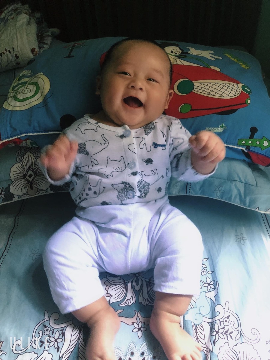 Chuột 9/12.  8kí
Miệng cười toe toét suốt ngày 
Em ngoan ngoãn tự chơi, tự ngủ. Tối ngủ xuyên đêm ko làm phiền cho mẹ ngủ ngon!!