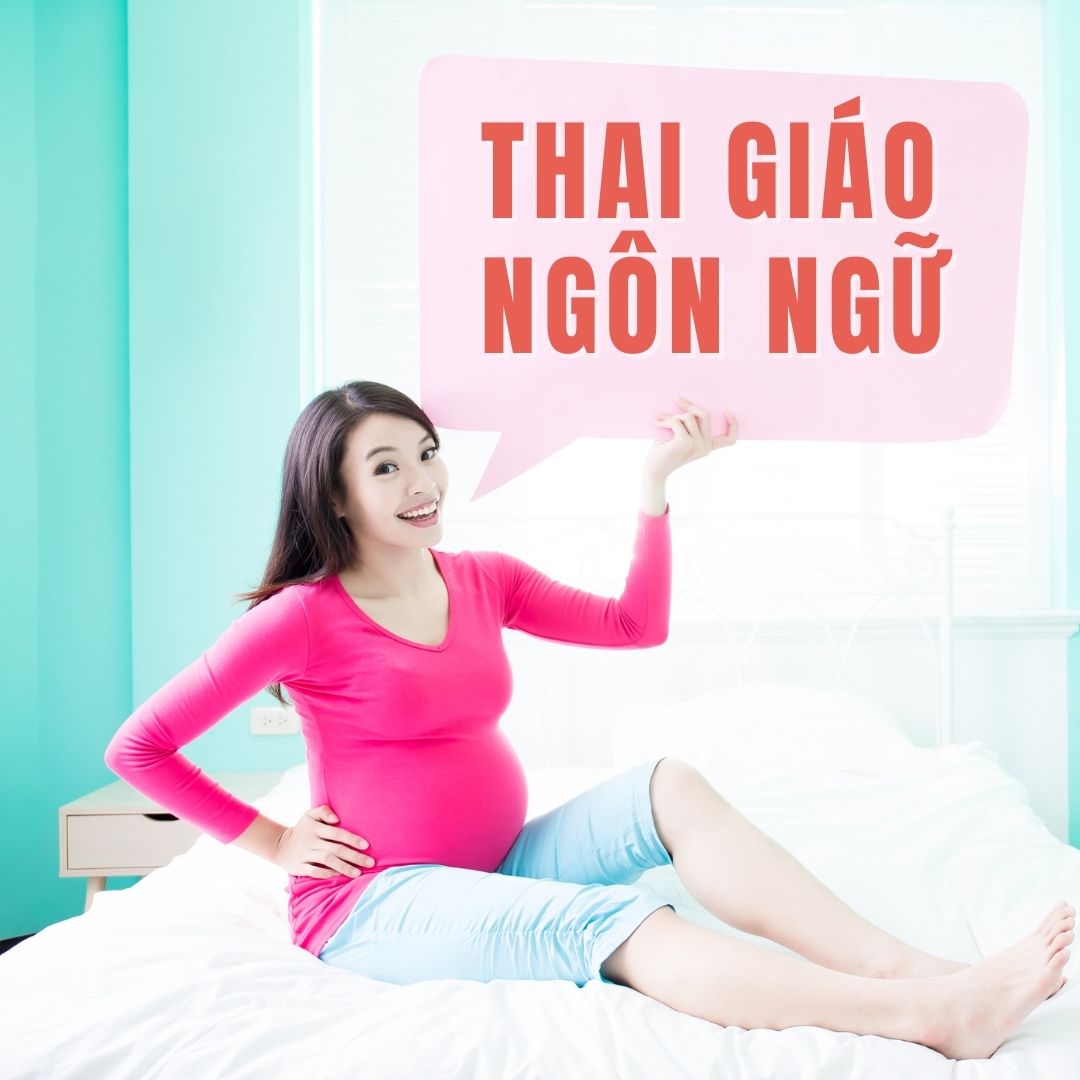 HƯỚNG DẪN THAI GIÁO NGÔN NGỮ CHO MẸ BẦU
(Cách nói chuyện với thai nhi)

Trước khi bắt đầu, vì chúng ta sắp nói về ngôn ngữ nên mẹ hãy cùng mình xem một số thí nghiệm để thấy rằng sức mạnh của âm thanh và lời nói tác động lên mọi thứ như thế nào nhé.

Tác giả của cuốn sách “Thông điệp của nước" đã làm 1 thí nghiệm như sau: 

Ông cho 50 loại nước vào 50 cái đĩa khác nhau rồi đặt vào tủ đá để nước đóng băng.

Khi quan sát những tinh thể trong những giọt băng này, ông thấy có những tinh thể rất xấu xí, có những tinh thể rất đẹp.

Vì sao lại như vậy: những nguồn nước nào được tiếp xúc với những điều tốt đẹp như âm nhạc, sẽ tạo ra tinh thể đẹp. Còn những nguồn nước tiếp xúc với sự ô nhiễm hay lời nói xấu, sẽ tạo ra tinh thể xấu. 

Nước được nghe Bản giao hưởng số 40 của Mozart cho ra những tinh thể tinh tế và rất đẹp.

Nước tự nhiên đến từ sông suối, đặc biệt là thượng nguồn của dòng sông, đều cho ra những tinh thể hoàn chỉnh. Trong khi đó, nước của thành phố lớn như Tokyo được cho là một “thảm họa". 

Tiếp theo là một thí nghiệm về nói chuyện với cơm. Ở Nhật đã tiến hành một thí nghiệm rất thú vị. Họ cho cơm vào 3 lọ thủy tinh, mỗi ngày, họ nói cảm ơn với lọ cơm thứ nhất, nói đồ ngốc với lọ cơm thứ hai, và bỏ mặc ko nói gì với lọ cơm thứ ba.

Các mẹ biết kết quả như thế nào sau 1 tháng ko ạ?

Sau 1 tháng: lọ thứ 1 nghe từ “Cảm ơn" đã lên men mùi thơm ngọt ngào như kẹo mạch nha, lọ thứ 2 nghe từ “Đồ ngốc" bị thiu nát, còn lọ thứ 3 bị bỏ rơi đã thiu trước cả lọ thứ 2, có vẻ như việc bị bỏ rơi ko quan tâm đến còn tệ hơn cả việc bị chế nhạo. 

Và tác giả cuốn sách “Thông điệp của nước” đã viết rằng: “Chúng ta phải chăm sóc con cái bằng sự quan tâm và thường xuyên nói chuyện với chúng. Ngay từ khi mang thai, chúng ta nên nói với con những điều tốt đẹp và tràn ngập yêu thương" 

Giờ thì chúng ta sẽ cùng đến với thai giáo ngôn ngữ nhé.

Mẹ hiểu đơn giản thai giáo ngôn ngữ là bố mẹ truyền tới thai nhi những lời nói, tiếng hát… của mình để giúp thai nhi phát triển tốt cả về thể chất và tinh thần. 

Một số lợi ích của thai giáo ngôn ngữ có thể kể đến như:

- Cải thiện cảm xúc của mẹ bầu và thai nhi: cả 2 sẽ đều cảm thấy vui vẻ, mẹ thấy ấm áp vì luôn ý thức rằng con ở bên mình, con thấy an tâm khi nghe được giọng mẹ 
- Những lời nói tích cực ảnh hưởng tốt tới chất lượng nước ối từ đó giúp thai nhi khỏe mạnh hơn 
- Giúp thai nhi phát triển não bộ, thính giác, trí nhớ từ trong bụng  mẹ 
- Phát triển khả năng ngôn ngữ, khả năng giao tiếp sau khi ra đời 

Vậy khi nào nên bắt đầu thai giáo ngôn ngữ: có 2 mốc mẹ có thể tiến hành:

- Mốc thứ nhất: ngay khi vừa biết mình mang thai => giai đoạn này thai còn nhỏ chưa phát triển thính giác, chưa nghe được nhưng vẫn nên thai giáo để tốt cho tinh thần của mẹ, giúp mẹ cảm thấy hạnh phúc, vui vẻ và giúp cải thiện chất lượng nước ối ngay từ những ngày đầu tiên của thai kỳ, tạo môi trường tốt nhất cho thai nhi lớn lên

- Mốc thứ hai: khoảng tuần thứ 16 trở đi => lúc này việc thai giáo ngôn ngữ trở nên vô cùng quan trọng bởi thai nhi bắt đầu nghe được những âm thanh bên ngoài, thai giáo ngôn ngữ trực tiếp tác động đến bé 

Sau đây là một số cách thai giáo ngôn ngữ đơn giản mẹ có thể áp dụng:

1. Trò chuyện với con
hãy bảo bố cùng thai giáo mỗi ngày với mẹ nhé. Bố mẹ có thể nói chuyện với con về bất cứ chủ đề gì như thời tiết hôm nay, món vừa ăn xong, công việc của bố mẹ thế nào, có điều gì vui… 

Một điều quan trọng nữa là hãy nói với con về kỳ vọng của bố mẹ: ví dụ đi khám thai về thấy con bị nhẹ cân thì hãy nói con à con hãy hấp thu thêm nhiều dinh dưỡng để lớn lên và khỏe mạnh con nhé, để lần sau đi khám cân của con sẽ thật chuẩn nhé, hoặc sau này ra đời con hãy là một em bé khỏe mạnh và vui vẻ, con hãy cười thật nhiều nhé… 

Nếu từng đọc cuốn “Mẹ Nhật thai giáo" bạn sẽ thấy tác giả đã chia sẻ về việc nhiều điều bố mẹ nói với thai nhi từ trong bụng sau đó đều trở thành hiện thực, giống như thai nhi biết nghe lời bố mẹ vậy. 

2. Đặt tên cho con và gọi tên con mỗi ngày, bé được nghe bố mẹ gọi tên sẽ dần quen với cái tên đó, thấy mình được yêu thương và quan tâm 

3. Hát cho con nghe, đây là thai giáo ngôn ngữ và thai giáo âm nhạc, con nghe bố mẹ hát sẽ cảm nhận được cảm xúc của bố mẹ thông qua bài hát

Mamibabi có sẵn rất nhiều karaoke nhạc thai giáo để bố mẹ hát cho bé nghe mỗi ngày đấy ạ.

4. Đọc sách, truyện thai giáo, thơ thai giáo cho bé nghe. 

Truyện thai giáo đã quen thuộc với các mẹ rồi. Khác với truyện thì thơ có vần, nhịp điệu, bé nghe sẽ rất thích thú.

5. Thai giáo ngoại ngữ

Hình thức này ko chỉ giúp con được tiếp cận ngôn từ mà còn được tiếp cận với ngoại ngữ. Mẹ có thể bật audio ngoại ngữ cho bé nghe, bật các bài hát tiếng nước ngoài hoặc tự mình nói, đọc các câu chuyện bằng ngoại ngữ cho con nghe.

Mẹ nên dùng những ngoại ngữ mà mình đang học hoặc mình quan tâm, để qua đó bố mẹ cũng tự học thêm được cho chính mình.

---

Trên đây là một số hoạt động thai giáo ngôn ngữ, cũng rất dễ thôi phải ko ạ? Chúc mẹ thai giáo hiệu quả. Mọi thắc mắc về thai giáo các mẹ cmt mình hỗ trợ nhé!

Một số link hữu ích cho mẹ mới thai giáo:
- Thai giáo là gì? https://mamibabi.com.vn/r/875403
- Bắt đầu thai giáo như thế nào? https://mamibabi.com.vn/r/571946
- Top 8 sai lầm khi thai giáo: https://mamibabi.com.vn/r/490913
- Thai giáo gồm những hoạt động nào? Phần 1: Thai giáo trực tiếp: https://mamibabi.com.vn/r/292561
- Thai giáo gồm những hoạt động nào? Phần 2: Thai giáo gián tiếp: https://mamibabi.com.vn/r/825197

---
Thang Pham,
CEO Mamibabi