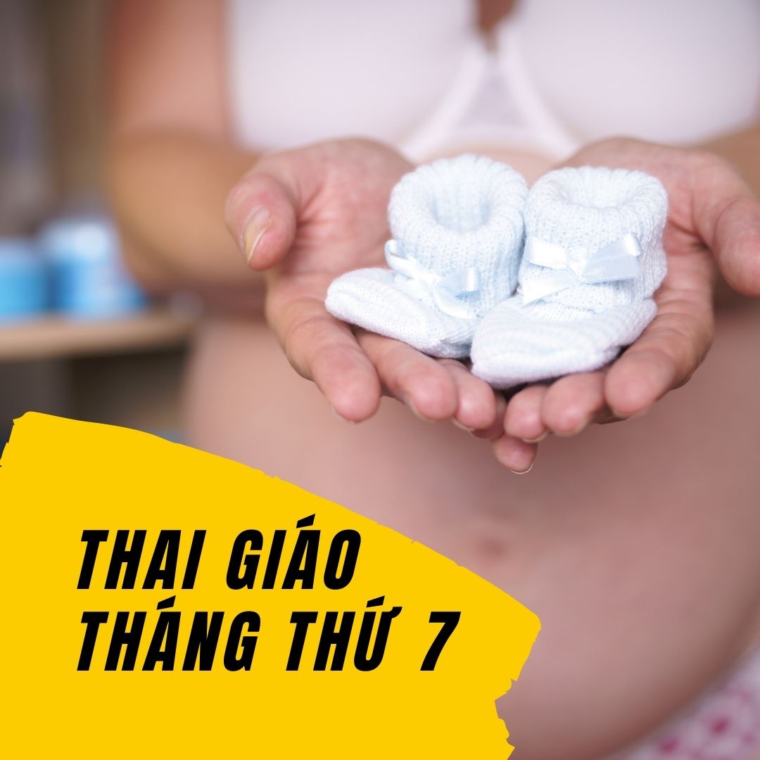 THAI GIÁO THÁNG THỨ 7 - MẸ BÒ SỮA XÌ HƠI 🤪🤪

Xin chào các mẹ, trong số này, chúng ta sẽ cùng nói về một hiện tượng tuy tế nhị nhưng rất thú vị ở mẹ bầu, đó là xì hơi 😃

Có 2 điểm rất giống nhau giữa mẹ bầu và 1 chú bò sữa, đố mẹ biết đó là gì ạ?

Xin bật mí điểm thứ nhất chính là cho nhiều sữa. Tháng thứ 7 là thời điểm nhiều mẹ có thể đã thấy ngực mình rỉ ra sữa non rồi, tất nhiên ko phải mẹ nào cũng vậy, một số mẹ thì phải sau khi sinh mới thấy sữa non.

Điểm thứ 2 mẹ bầu giống chú bò sữa đấy là... hay đánh rắm 😆, hay còn gọi là xì hơi. Nghe thật buồn cười nhưng đây chính là sự thật đó ạ 🤣

Trong 1 cuốn sách thú vị tên là Động vật xì hơi như thế nào? Đã đc xuất bản ở VN, các tác giả đã dành rất nhiều thời gian để nghiên cứu về những cú “xì hơi" của các loài động vật và cho thấy: bò là loại động vật sở hữu những cú xì hơi được coi là nguy hiểm nhất thế giới 😛

Lí do là vì khi xì hơi, Bò thải ra khí mê tan, một trong những nguyên nhân gây ra sự nóng lên toàn cầu. Mỗi con bò thải ra tới 100kg khí mê tan mỗi năm mà trên thế giới có tầm 1 tỉ con bò, mẹ có thể hình dung đc sự nguy hiểm đến từ những cú xì hơi của bò như thế nào rồi phải ko ạ? 🤪

Quay trở lại với hiện tượng xì hơi của mẹ bầu, tất nhiên là sẽ ko nguy hiểm như bò rồi. Mẹ bầu xì hơi do nhiều nguyên nhân nhưng chủ yếu là do thay đổi nội tiết. Càng đến các tháng cuối thì mẹ có thể sẽ càng xì hơi nhiều.

Xì hơi gây ra nhiều bất tiện, có thể khiến mẹ bầu chướng bụng, đầy hơi, chán ăn, mệt mỏi, ảnh hưởng đến sức khỏe cả mẹ và bé. Đôi khi, xì hơi còn đi kèm táo bón, khiến mẹ bầu phải rặn khó khăn, làm tăng nguy cơ sinh non. 

Một trong những cách khắc phục hiện tượng xì hơi đó chính là:

1. Thai giáo dinh dưỡng, đây là hoạt động thai giáo đầu tiên mình muốn chia sẻ trong tháng thứ 7 này.

Cũng rất đơn giản thôi ạ, mẹ chỉ cần giữ chế độ ăn uống lành mạnh, nhiều chất xơ, hạn chế đồ cay nóng, chất kích thích như rượu bia, nước có gas. Mẹ ko nên ăn quá no, nên chia nhỏ thành nhiều bữa trong ngày và uống nhiều nước.

Khi ăn, mẹ chú ý nhai thật kỹ. Khi ăn xong sau 30p nên đi bộ nhẹ nhàng để tiêu cơm, tránh nằm ngay.

Các lưu ý về ăn uống này ko chỉ giúp mẹ hạn chế đc xì hơi mà còn giúp cả mẹ và bé hấp thu các chất dinh dưỡng tốt hơn.

2. Tiếp theo, trong tháng này, mẹ hãy tiến hành mua sắm đồ cho bé nhé, đây có thể coi là một hoạt động thai giáo tưởng tượng vì khi mẹ nghĩ về những món đồ sắp mua cho con, mẹ có thể tưởng tượng ra cảnh em bé của bạn mặc món đồ đó như thế nào. Thai giáo tưởng tượng rất tốt cho thai nhi, giúp truyền năng lượng tích cực từ mẹ sang con.

Nhiều mẹ kiêng mua đồ sớm, đợi đến tháng thứ 7 mới mua vậy hãy mua ngay từ tháng này vì sang tháng thứ 8, bụng to hơn khiến việc mua sắm sẽ khó khăn hơn.

Trước tiên, mẹ hãy bàn với bố về những thứ mẹ nên mua, giúp bố cùng tham gia vào việc chăm con và thấy trách nhiệm to lớn của mình. Mẹ cũng nên hỏi thêm kinh nghiệm những người đã từng sinh con xem nên mua gì và ko nên mua gì nữa nhé.

3. Một hoạt động thai giáo tiếp theo mẹ có thể làm đó là thai giáo ánh sáng: đi dạo dưới nắng nhẹ.

Thường các mẹ chỉ quen thai giáo ánh sáng với việc dùng đèn pin, nhưng đi dạo dưới nắng nhẹ cũng là cách thai giáo ánh sáng tốt, kết hợp cả thai giáo vận động và thai giáo cảm xúc nữa vì mẹ sẽ cảm thấy thư giãn vui vẻ

Đi dạo dưới nắng nhẹ giúp ánh sáng chiếu xuyên qua bụng mẹ, giúp bé cảm nhận đc ánh sáng và phát triển thị giác. Mẹ chỉ nên đi dạo dưới nắng nhẹ thôi, tránh nắng gay gắt gây mệt mỏi hoặc say nắng.

4. Tiếp đến, trong tháng này, mẹ đừng quên thai giáo ngôn ngữ cho bé với các câu chuyện cười.

Mẹ đọc thành tiếng để bé nghe thấy nhé, truyện thai giáo trên app Mamibabi có rất nhiều và được thêm mới liên tục hàng tuần để mẹ đọc cho bé nghe đấy ạ.

5. Tiếp theo, mẹ hãy để ý về việc chăm sóc sắc đẹp của bản thân.

Trong thời buổi hiện đại ngày nay, nhiều mẹ quan điểm đi đẻ cũng phải đẹp, chứ đừng nói gì lúc mang thai. Mẹ có thể làm mới bản thân mình bằng cách cắt 1 kiểu tóc mới, đổi màu son mới hoặc mua thêm 1 chiếc váy mới…

Dù làm gì mẹ cũng cần để ý tới sự tiện dụng và độ an toàn cho bà bầu nhé. Mẹ nên mặc những chất liệu thoáng, kích cỡ phù hợp với bản thân, đừng mặc đồ quá chật. Mỹ phẩm nên chọn loại tự nhiên hoặc hữu cơ, dùng được cho bà bầu 

6. Một hoạt động cuối cùng mình muốn chia sẻ về thai giáo tháng thứ 7 chính là đọc sách về sinh con, đây là một hoạt động thai giáo tri thức.

Đọc sách giúp mẹ tìm hiểu 1 số vấn đề để sinh con dễ dàng hơn như:
- Phát hiện chuyển dạ giả và thật
- Cách rặn đẻ và giảm đau khi sinh
- Lưu ý sau sinh thường hoặc sinh mổ
- Có cần lưu trữ máu cuống rốn không?
- Nên mua bảo hiểm nào cho con sau khi ra đời? 
- Chọn nơi tiêm chủng uy tín cho con

Đây đều là những thông tin quan trọng mẹ nên tìm hiểu ngay bây giờ, đừng đợi sát ngày sinh hoặc sinh xong, lúc ấy bận rộn sẽ rất khó tập trung để tìm hiểu. 
Mình vừa chia sẻ xong với các mẹ một số hoạt động thai giáo tháng thứ 7, mẹ đừng quên mở app Mamibabi mỗi ngày và làm theo các hoạt động trên app để thai giáo cho bé mỗi tối nhé.

Chúc mẹ thai giáo hiệu quả. Mọi thắc mắc về thai giáo các mẹ cmt mình hỗ trợ nhé!

---

Một số link hữu ích cho mẹ mới thai giáo:
- Thai giáo là gì? https://mamibabi.com.vn/r/875403
- Bắt đầu thai giáo như thế nào? https://mamibabi.com.vn/r/571946
- Top 8 sai lầm khi thai giáo: https://mamibabi.com.vn/r/490913
- Thai giáo gồm những hoạt động nào? Phần 1: Thai giáo trực tiếp: https://mamibabi.com.vn/r/292561
- Thai giáo gồm những hoạt động nào? Phần 2: Thai giáo gián tiếp: https://mamibabi.com.vn/r/825197

---
Thang Pham,
CEO Mamibabi