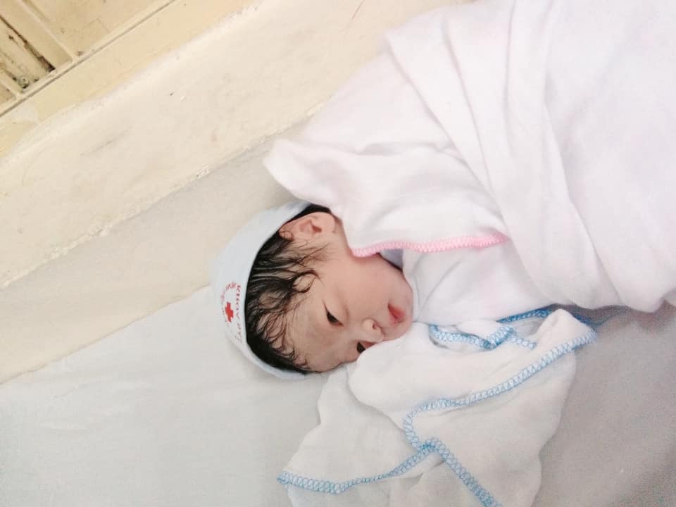 Con chào các cô, các bác ạ! Con là Sâu cute phô mai que, sn 9/3/2021 (bông hoa nở muộn) của bme con ạ! Con dks ngày 2/3 mà tận 9/3 vẫn chưa thấy gì ngoài việc bung nút nhầy, bs sâ ối con bị đục và đầu con còn cao tít mù tắp! Sinh ở quê chắc chắn mẹ con bị ăn dao luôn ạ! 
Thật may mắn khi có sự giúp đỡ nhiệt tình của Bs Trung, bs Tuyên, ch Nhung, ch Trang.... và cả các bạn thực tập sinh đã giúp cho mẹ con em dc mẹ tròn con vuông theo hình thức sinh thường!!
Em vốn là người chịu đau giỏi, nhưng đau đẻ thì đúng là chả ai giống ai và "đau như đau đẻ" là thật, 2 lần sinh tại khoa sản viện 103 cực kì đuối sức và được hỗ trợ nhiệt tình của ekip trực, các chị đứng bên cạnh dìu đỡ, lau mồ hôi cho....... mà vẫn động viên nhiệt tình ko hề quát mắng! Em thấy mình may mắn vô cùng! Một lần nữa em xin gửi lời cảm ơn trân thành nhất tới đội ngũ y bác sĩ khoa sản viện 103 ạ!