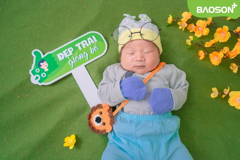 Hello các mom .sau 2 tuần nghỉ dưỡng hôm nay em ngoi lên viết chút riview về bviện bảo sơn theo cảm nhận của em nhé .
Rạng sáng 28/2 .chính xác là 4h50p sáng em vào viện cùng chị dâu vì thấy ra máu báo nhưng chưa đau bụng lắm chỉ buồn đi vsinh .em quay qua nói với chồng anh ơi em vào viện đây anh ngủ với con nhé sáng thấy em gọi thì vào ông chồng cũng tưởng như lần đầu là đau hết 1 đêm mới đẻ 😂ai ngờ vào đến viện gặp đúng ekip lần đầu đỡ đẻ cho em gồm bác cốc .u sinh.c trang .và 2 bạn nữa mình không biết tên. Mình bảo cho cháu đi vsinh trước nhưng các chị đẩy mình lên bàn đẻ mình chưa kịp hiểu gì 🤣mình bảo em chưa đau bụng nhiều mới đau lâm râm như đau bụng kinh thôi chưa đẻ đâu.c bảo mở 6 phân rồi không đẻ thì bao giờ đẻ.😁😁   Xong chị trang bảo mình đang có ca cấp cứu mổ gấp trong vòng 5 phút cứu cả mẹ cả con .em nằm yên đây tí u sinh xuống đón bé .thế là 10p sau u sinh và bác cốc xuống u sinh bấm ối bác cốc hỏi mình hôm qua siêu âm thai bao nhiêu cân mình bảo 3kg8 ạ .bác cốc và u sinh lắc đầu làm mình hoang mang tột độ .xong bác bảo cháu phải thật tỉnh táo cố gắng nhé lần này thai to đấy chứ không đùa đâu .thế là u sinh bắt đầu tư tưởng và bảo mình rặn mình rặn 3 lần đầu không tác dụng gì vì lúc đấy đau quá rồi. U sinh bảo cố thêm 2 lần nữa không được là thôi u chịu nhé .thế là ôi thôi sợ quá lấy hết sức rặn đúng 5h46p con ra .nặng tận 4kg mình phục mình luôn .
Mình muốn gửi lời cảm ơn tới tất cả ekip trực đêm 28/2 đặc biệt bác cốc .u sinh. Và c trang đã luôn an ủi động viên mình .
Đẻ xong về phòng được các bạn mang cho 1 bát cháo nóng ăn cho lại sức.
Về phòng ốc thì mình hơi xui 1 chút vào đúng phòng 504 bị dột và mốc tường nhìn thẩm mỹ không được đẹp và chuông gọi y tá cũng bị hỏng .
Hôm đó là chủ nhật bviện ít người trực nên có việc gì c dâu mình cứ phải chạy lên chạy xuống hơi bất tiện 1 chút .nhưng nhìn chung thì mình vẫn thấy hài lòng như lần đầu mình đẻ .
Đây là ảnh bạn bé nhà mình sáng t2 được chú đẹp zai trong truyền thuyết chụp ạ