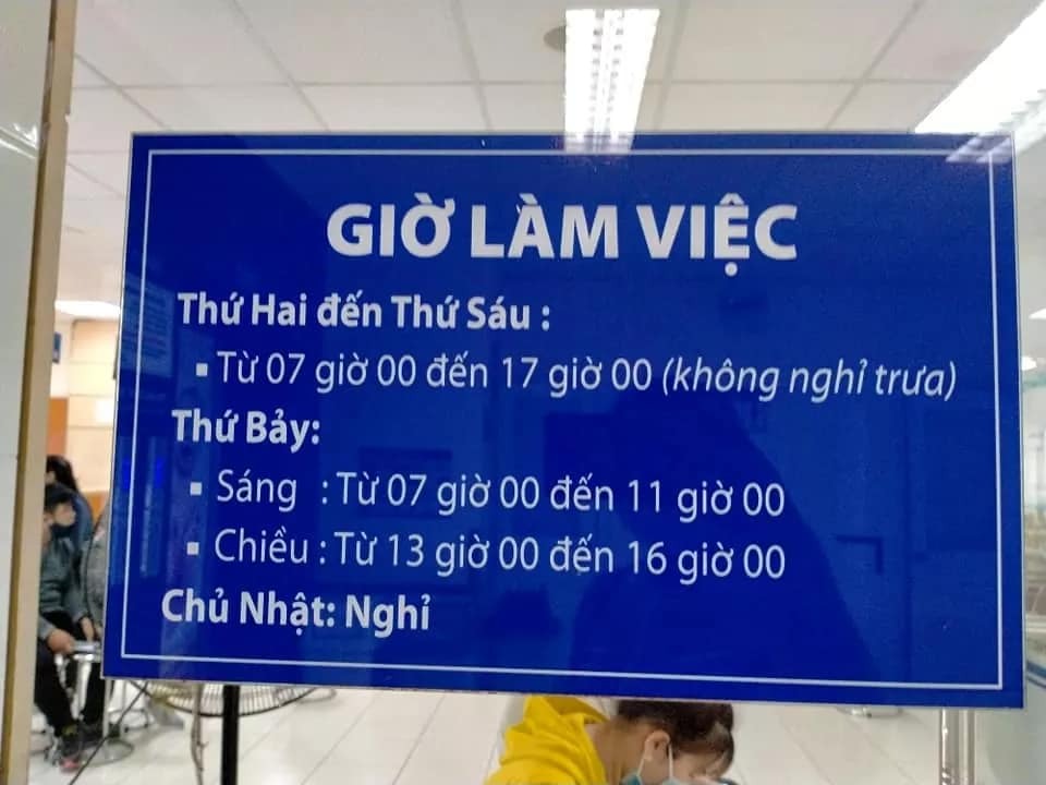 [ Chia sẻ kinh nghiệm cho các mẹ lần đầu đi khám hiếm muộn ở BV Từ Dũ]

1. Nên đi ngày nào? 👉 Lần đầu thì đi ngày nào cũng được, nhưng BV nói là nên đi ngày 5-6 của chu kỳ kinh sẽ làm được nhiều xét nghiệm hơn!
Đ/c: Khu M, khoa Hiếm muộn, 227 Cống Quỳnh
Tranh thủ đi sớm bốc số, để hoàn thành xong trong ngày! 

2. Chi phí?
Buổi sáng:
+ Đóng tiền khám: 150.000₫
+ Chồng xét nghiệm máu: 590.000₫
+ Vợ xét nghiệm AMH + siêu âm buồng tử cung: 981.000₫
Buổi chiều:
+ Chồng xét nghiệm tinh dịch đồ: 315.000₫
Sau đó, kết quả v/c mình bình thường BS bảo mình về, lần sau lên chụp vòi trứng nhưng mình nói Bác cho làm đợt này luôn để đỡ tốn thời gian đi lại vì mình ở xa.
+ Thế là tiếp tục chụp X-quang tử cung vòi trứng + tầm soát UTCTC: 650.000₫ + thuốc uống chống viêm 153.000₫ (Khi đi chụp nhớ mang theo BVS) 
Tổng chi phí đợt đầu: 2.839.000₫

🌱 Review: thủ tục nhanh gọn, chi phí bình dân, BS cũng nhẹ nhàng, tuy nhiên sáng BS khác khám, chiêù BS khác tư vấn nên mình cảm thấy không được sâu sát cho lắm 😊

🌱Kết quả của v/c mình bình thường, BS bảo mình thuộc loại " Hiếm muộn không rõ nguyên nhân" 

👉 V/c ra về mà trong lòng vừa mừng vừa lo, hôm sau mình lại tiếp tục mang kết quả qua Phòng Khám Ngọc Lan 👉 phòng khám tư sạch sẽ tuy nhiên thủ tục làm thì hơi chậm, chờ khám hơi lâu, BS tư vấn vc mình làm IVF (hình như bên này chuyên IVF 😂) 👉 V/c lại ngậm ngùi ra về vì chưa đủ tiền 😅

P/s: Hành trình của vợ chồng mình cũng gian nan lận đận lắm, lúc bước chân đến BV tự nhiên mình rơi nước mắt tủi thân cứ nghĩ sao số mình lại khổ như thế, nhưng khi bước lên tới Khoa Hiếm muộn thì ôi thôi mới thấy nhiều người cùng hoàn cảnh như mình quá! Cho nên các mom không hề đơn độc đâu, đừng ủ rũ nữa, hãy Mạnh Mẽ, hãy luôn tin rằng một ngày đẹp trời chắc chắn con yêu sẽ đến với mình! Chúc các mom luôn vững tin nhé! Hạnh phúc nhất định sẽ đến 🥰