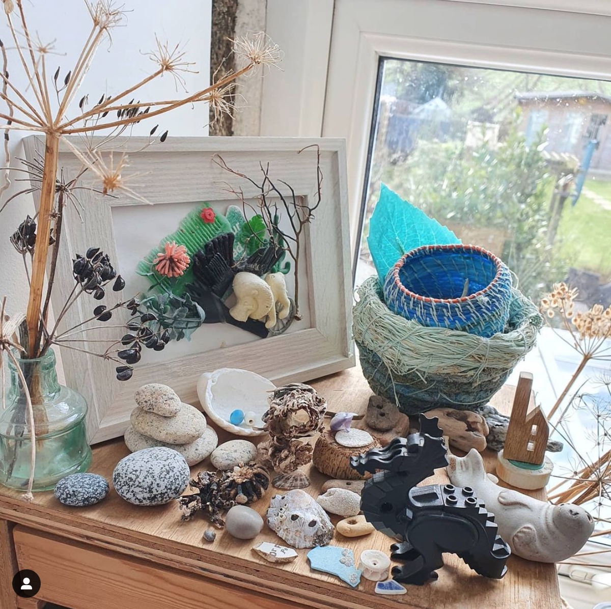 THAI GIÁO 3 THÁNG CUỐI - LÀM ĐỒ THỦ CÔNG XINH XẺO

Các mẹ cùng mình đến với Thai giáo 3 tháng cuối nhé. Các mẹ đang xem những đồ thủ công đc làm bởi một phụ nữ người Anh tên là Michelle Costello. Cô ấy vốn là một người phụ nữ bình thường nhưng bh, nhiều người gọi cô ấy là một nghệ sĩ.

Từ nhỏ, Michelle sống ở một vùng đất có rất nhiều bãi biển tại Anh. Có thể nói biển là nơi Michelle vô cùng yêu thương và gắn bó.

Tuy nhiên sau nhiều năm, các bãi biển ở đây đã thay đổi, những bãi cát vàng sạch sẽ giờ đây chất đầy rác với rất nhiều rác thải gây hại như nhựa, thủy tinh, dây điện, dây thừng…

Mọi thứ bắt đầu từ năm 2014, do lo sợ các sinh vật biển sẽ ăn phải những món rác này, cô bắt đầu tham gia làm vệ sinh bãi biển. 

Trong số các loại rác nhựa mà Michelle thu được, cô tìm thấy rất nhiều mảnh đồ chơi Lego, xếp hình, nắp lọ socola… và với sự sáng tạo của mình, cô đã biến chúng thành những tấm thiệp và những đồ thủ công rất đẹp mắt như mẹ đã thấy.

Một bất ngờ nữa là nhiều người nhìn những món đồ do Michelle làm thì đã muốn mua, dần dần, cô đẩy mạnh việc kinh doanh của mình, dùng rác thải thu thập được để làm thành các sản phẩm thủ công, ko chỉ giúp cô kiếm sống mà còn giúp giữ gìn môi trường biển.
 
Michelle cảm thấy rất hạnh phúc với công việc của mình. Từ rác thải, cô đã làm ra những sản phẩm hình chú rùa, chú chim, bông hoa… Công việc này cũng giúp phát triển sự sáng tạo cho Michelle.  

Và nếu muốn thì các mẹ hoàn toàn có thể làm ra những sản phẩm dễ thương như Michelle.

1. Làm đồ thủ công chính là hoạt động thai giáo đầu tiên mẹ nên làm trong 3 tháng cuối, đây chính là thai giáo trí tuệ và thai giáo mỹ thuật.

Trên app Mamibabi cũng có hướng dẫn cách gấp đồ thủ công đơn giản như hạc giấy, ngôi sao, trái tim. Hoạt động này giúp Tăng sự tập trung cho mẹ, tăng sự khéo léo của đôi tay và đem lại những phút giây thư giãn.

Ngoài gấp giấy ra còn có rất nhiều hoạt động làm đồ thủ công khác mẹ có thể thử như đan khăn, mũ cho con, thêu thùa may vá… tùy thuộc thời gian rảnh của mẹ. 

2. Tiếp theo, trong 3 tháng cuối này, mẹ hãy thai giáo ánh sáng cho bé nhé

Mẹ có thể dùng ngay đèn flash trên điện thoại mà ko cần phải mua thêm đèn pin. 

Mẹ chiếu vào bụng, đợi bé đạp vào đúng vị trí đó, rồi đổi đèn chiếu sang vị trí khác, đợi bé đạp vào vị trí mới.

Một số bé ban đầu sẽ ko hợp tác, ko đạp thì mẹ cũng đừng sốt ruột, hãy cho bé thêm thời gian làm quen. 

Điều quan trọng là bé có thể nhìn thấy điểm sáng trên bụng mẹ và giúp bé phát triển thị giác.

Mỗi lần mẹ có thể thai giáo ánh sáng cho bé từ 3-5 phút, tránh làm nhiều khiến bé bị mệt.

3. Hoạt động tiếp theo mẹ có thể làm cho con đó là Đọc truyện thai giáo, đây là thai giáo ngôn ngữ và thai giáo trí tuệ

App Mamibabi cũng có sẵn hàng trăm truyện để mẹ đọc cho bé mỗi ngày. 

Khi đọc, mẹ hãy đọc thành tiếng để con nghe thấy và đừng quên giải thích cho bé hiểu ý nghĩa của câu chuyện nhé.
 
Hoạt động thai giáo tiếp theo mẹ nên làm trong 3 tháng cuối là Đọc sách chăm sóc bé sau sinh, một hình thức thai giáo tri thức và thai giáo cảm xúc.

Với những mẹ mang thai lần đầu thì đây là hoạt động đặc biệt cần thiết giúp mẹ có thêm nhiều kiến thức và tự tin hơn trong việc chăm con sau này.

Khi đọc sách, mẹ có thể tưởng tượng ra hình ảnh của con, ví dụ mình đang cho con bú, thay bỉm cho con, bế con trên tay, trò chuyện với con… mẹ sẽ cảm thấy hạnh phúc và truyền năng lượng tích cực này tới em bé trong bụng.

4. Tiếp đến, trong 3 tháng cuối, mẹ và bố đừng quên vỗ về bé yêu nhé. Bé 3 tháng cuối đã rất giống với em bé sơ sinh rồi, bé có thể nghe, cảm nhận và phản ứng lại bằng những cú đạp.

Mẹ và bố hãy vòng tay ôm lấy bụng như ôm lấy em bé, nói chuyện thủ thỉ yêu thương cùng bé, nói cho bé biết là mẹ yêu bé như thế nào và mong muốn đc gặp bé nhiều ra sao.
 
Đây cũng là hoạt động thai giáo xúc giác và thai giáo ngôn ngữ, giúp bé dần quen với giọng của bố mẹ đấy ạ.

5. Cuối cùng là thai giáo dinh dưỡng, trong 3 tháng cuối, mẹ cần để ý tránh bị táo bón.

Đây là việc rất quan trọng vì khi đi vệ sinh, nếu phải rặn nhiều sẽ không tốt, gây nguy hiểm cho thai nhi, làm tăng nguy cơ sinh non.

Để tránh táo bón thì mẹ cần ăn nhiều thực phẩm giàu chất xơ như rau củ quả, trái cây, uống nhiều nước, và chịu khó vận động để kích thích tiêu hóa.

Trên đây mình vừa chia sẻ với các mẹ một số định hướng về thai giáo 3 tháng cuối, khi dùng app Mamibabi để thai giáo cho bé thì app đã chia sẵn theo từng ngày mang thai, mẹ chỉ cần mở app và thực hành hàng ngày là được, rất tiết kiệm thời gian và cũng rất tiện lợi nữa.

Chúc mẹ thai giáo hiệu quả. Mọi thắc mắc về thai giáo các mẹ cmt mình hỗ trợ nhé!

---

Một số link hữu ích cho mẹ mới thai giáo:
- Thai giáo là gì? https://mamibabi.com.vn/r/875403
- Bắt đầu thai giáo như thế nào? https://mamibabi.com.vn/r/571946
- Top 8 sai lầm khi thai giáo: https://mamibabi.com.vn/r/490913
- Thai giáo gồm những hoạt động nào? Phần 1: Thai giáo trực tiếp: https://mamibabi.com.vn/r/292561
- Thai giáo gồm những hoạt động nào? Phần 2: Thai giáo gián tiếp: https://mamibabi.com.vn/r/825197

---
Thang Pham,
CEO Mamibabi