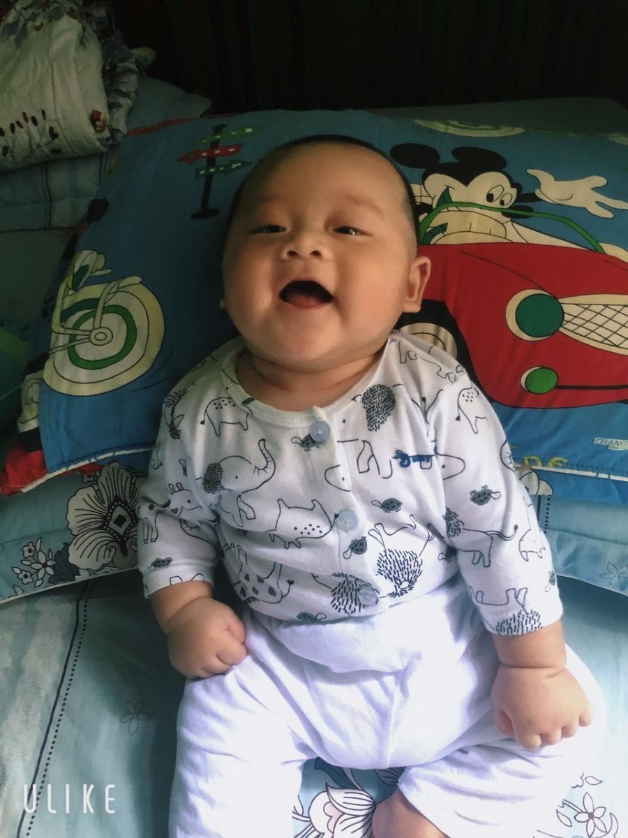 Chuột 9/12.  8kí
Miệng cười toe toét suốt ngày 
Em ngoan ngoãn tự chơi, tự ngủ. Tối ngủ xuyên đêm ko làm phiền cho mẹ ngủ ngon!!