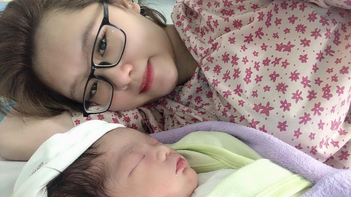 REview sinh tại Khoa Phụ Sản 2 Bệnh Viện Thanh Nhàn

Bé Ong nhà em hôm nay đc 1 tháng 3 ngày . E xin review 1 chút về khoa sản 2 .

- Rạng sáng mùng 3 tết 2 vợ chồg e phi như bay vào viện vì có dấu hiệu đau bụng thành từg cơn . Vào viện tầm hơn 3h sáng , e bình tĩnh lên gọi bsi cho e đi đẻ , các bsi còn đag ngủ nghỉ lập tức dậy hết để khám cho em . 

- Đo cơn gò , khám xem mở bn phân , ra siêu âm xong vào loanh quanh nằm 1 lúc bsi bảo đợi bao h đau hẳn thì dặn đẻ . E nằm 5' gì đó thì bắt đầu đau vãi tè k chịu nổi , e bảo bsi cho e đẻ e k chịu dc r :))) thế là bsi ok dặn như dặn ị đi em ... nghe theo lời bsi hướng dẫn e đã sinh thường ra 1 côg túa nặng 4kg lúc 3h55' 🤣 Các bsi nhiệt tình lắm luôn đó ạ . Xog chụp choẹt 2 mẹ con mag ra cho chồg e xem luôn 😂 lúc ý nhìn mặt vẫn hớn lắm vì vẫn còn thuốc tê nên k thấy đau . Đến sáng hsau thì hơi thốn nhưng vẫn chịu dc . Tvia con em ăn no là ngủ khò , các bạn khóc nhưg cx k quan tâm , vẫn ngủ :))) 

- Từ hôm về nhà đến bây h tvia con cứ ăn xog ngủ , ngủ buổi đêm từ 11-12h đến 9-10h sáng hsau dậy tắm , ăn no lại ngủ hihi . Trộm vía con 1 tháng được 5kg rùi ạ. Các bsi khoa sản 2 mát tay lắm ạ . Em cảm ơn các bsi nhiều lắm . Mọi người ai có ý định vào khoa sản 2 để đẻ thì triển luôn nha 👌🏻