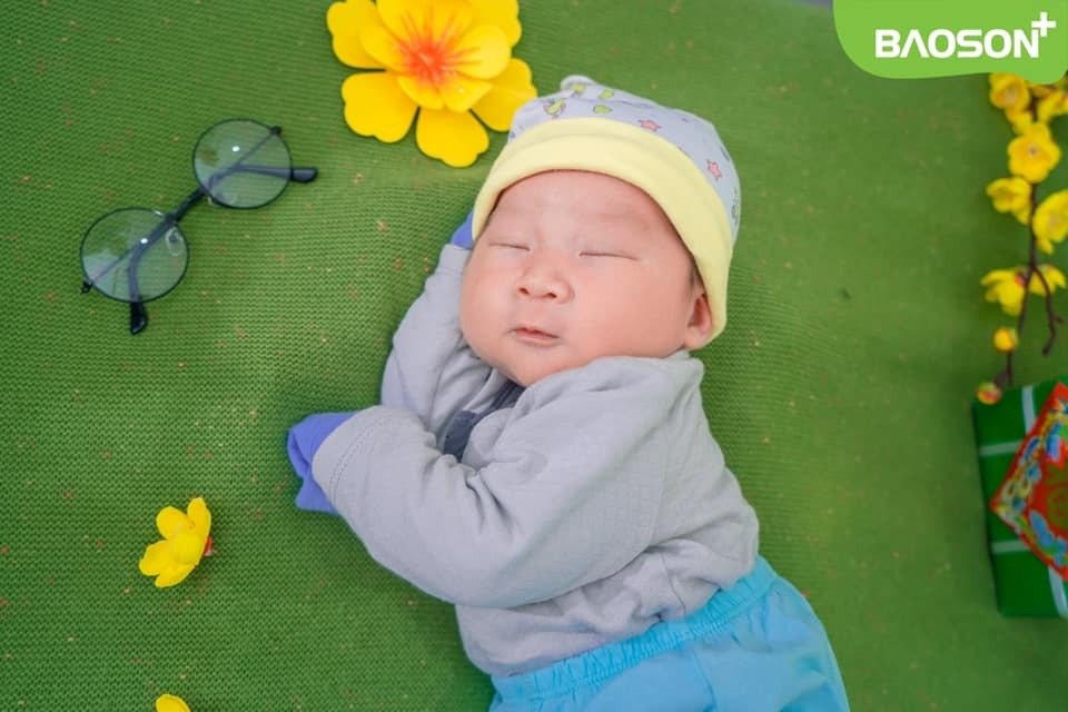 Hello các mom .sau 2 tuần nghỉ dưỡng hôm nay em ngoi lên viết chút riview về bviện bảo sơn theo cảm nhận của em nhé .
Rạng sáng 28/2 .chính xác là 4h50p sáng em vào viện cùng chị dâu vì thấy ra máu báo nhưng chưa đau bụng lắm chỉ buồn đi vsinh .em quay qua nói với chồng anh ơi em vào viện đây anh ngủ với con nhé sáng thấy em gọi thì vào ông chồng cũng tưởng như lần đầu là đau hết 1 đêm mới đẻ 😂ai ngờ vào đến viện gặp đúng ekip lần đầu đỡ đẻ cho em gồm bác cốc .u sinh.c trang .và 2 bạn nữa mình không biết tên. Mình bảo cho cháu đi vsinh trước nhưng các chị đẩy mình lên bàn đẻ mình chưa kịp hiểu gì 🤣mình bảo em chưa đau bụng nhiều mới đau lâm râm như đau bụng kinh thôi chưa đẻ đâu.c bảo mở 6 phân rồi không đẻ thì bao giờ đẻ.😁😁   Xong chị trang bảo mình đang có ca cấp cứu mổ gấp trong vòng 5 phút cứu cả mẹ cả con .em nằm yên đây tí u sinh xuống đón bé .thế là 10p sau u sinh và bác cốc xuống u sinh bấm ối bác cốc hỏi mình hôm qua siêu âm thai bao nhiêu cân mình bảo 3kg8 ạ .bác cốc và u sinh lắc đầu làm mình hoang mang tột độ .xong bác bảo cháu phải thật tỉnh táo cố gắng nhé lần này thai to đấy chứ không đùa đâu .thế là u sinh bắt đầu tư tưởng và bảo mình rặn mình rặn 3 lần đầu không tác dụng gì vì lúc đấy đau quá rồi. U sinh bảo cố thêm 2 lần nữa không được là thôi u chịu nhé .thế là ôi thôi sợ quá lấy hết sức rặn đúng 5h46p con ra .nặng tận 4kg mình phục mình luôn .
Mình muốn gửi lời cảm ơn tới tất cả ekip trực đêm 28/2 đặc biệt bác cốc .u sinh. Và c trang đã luôn an ủi động viên mình .
Đẻ xong về phòng được các bạn mang cho 1 bát cháo nóng ăn cho lại sức.
Về phòng ốc thì mình hơi xui 1 chút vào đúng phòng 504 bị dột và mốc tường nhìn thẩm mỹ không được đẹp và chuông gọi y tá cũng bị hỏng .
Hôm đó là chủ nhật bviện ít người trực nên có việc gì c dâu mình cứ phải chạy lên chạy xuống hơi bất tiện 1 chút .nhưng nhìn chung thì mình vẫn thấy hài lòng như lần đầu mình đẻ .
Đây là ảnh bạn bé nhà mình sáng t2 được chú đẹp zai trong truyền thuyết chụp ạ