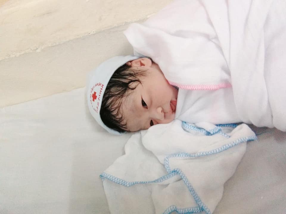 Con chào các cô, các bác ạ! Con là Sâu cute phô mai que, sn 9/3/2021 (bông hoa nở muộn) của bme con ạ! Con dks ngày 2/3 mà tận 9/3 vẫn chưa thấy gì ngoài việc bung nút nhầy, bs sâ ối con bị đục và đầu con còn cao tít mù tắp! Sinh ở quê chắc chắn mẹ con bị ăn dao luôn ạ! 
Thật may mắn khi có sự giúp đỡ nhiệt tình của Bs Trung, bs Tuyên, ch Nhung, ch Trang.... và cả các bạn thực tập sinh đã giúp cho mẹ con em dc mẹ tròn con vuông theo hình thức sinh thường!!
Em vốn là người chịu đau giỏi, nhưng đau đẻ thì đúng là chả ai giống ai và "đau như đau đẻ" là thật, 2 lần sinh tại khoa sản viện 103 cực kì đuối sức và được hỗ trợ nhiệt tình của ekip trực, các chị đứng bên cạnh dìu đỡ, lau mồ hôi cho....... mà vẫn động viên nhiệt tình ko hề quát mắng! Em thấy mình may mắn vô cùng! Một lần nữa em xin gửi lời cảm ơn trân thành nhất tới đội ngũ y bác sĩ khoa sản viện 103 ạ!