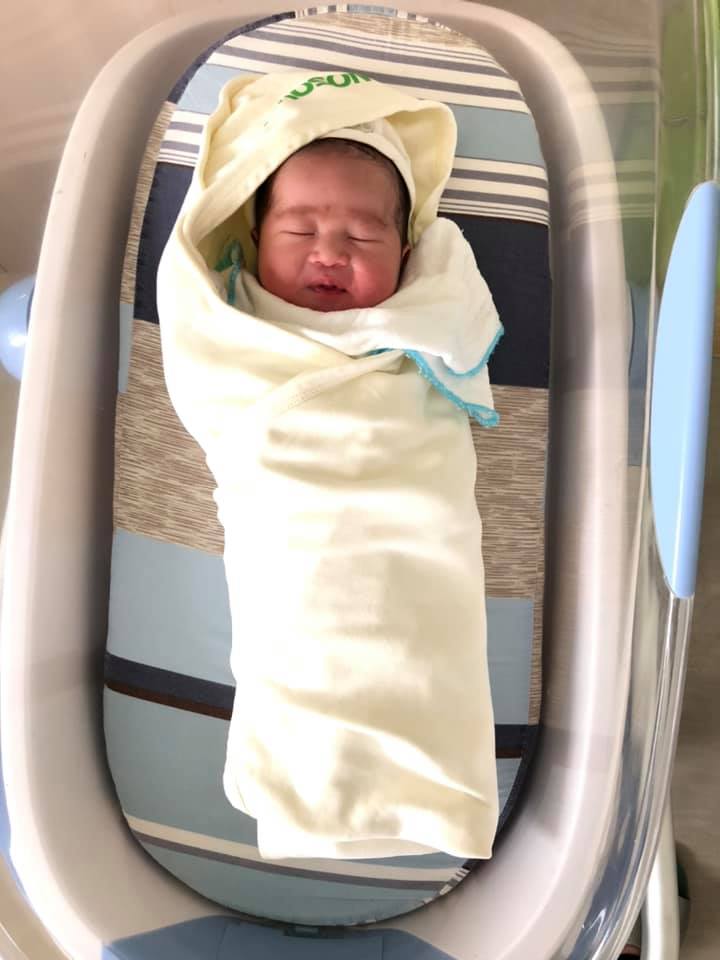 Ôi về nhà mà nhớ viện thực sự các m ạ 😂😂
Kể về hành trình đi đẻ của m nhé:
Đây là bạn thứ 2 nhà mình, b đầu mk đẻ thường khá là dễ dàng nên b này mk cũng đăng kí theo dõi đẻ thường từ tuần 32. B này đc cái rất thích dọa mẹ nên tuần 36 và 38 nửa đêm mk pải bắt xe từ quê lên viện để đẻ( cứ tưởng đc đẻ ) 😂😂. Mà lúc đêm vào viện thì có dấu hiệu chuyển dạ mà sáng lại bt 🥲. Đến hôm 39w6d mk cũng bị đau bụng từ đêm nhưng rút kinh nghiệm sáng hôm sau ăn sáng no nê ms đủng đỉnh đi vào viện. Vào viện khám trong vẫn chưa mở mặc dù bụng rất đau, ơ kìa cái bạn Bông này kì ghê 🥲🥲. Và mẹ cháu quyết định xin mổ vì mẹ cháu bị trĩ nặng, lúc ấy hậu môn sưng tấy đỏ rát có cảm giác sắp vỡ ra đến nơi rồi 😅😅. Bác sĩ hỏi “ cháu suy nghĩ kĩ chưa “ mình Tl luôn “ cháu suy nghĩ kĩ lắm rồi ạ”, bác hỏi “ thế cháu có muốn chọn bác nào mổ không” “ dạ bác nào cũng được ạ, cháu chỉ muốn con ra bây giờ thôi “ 😹😹. Thế là bác gọi cho bác Phê báo 11h có sản phụ mổ chủ động. Từ 9h đến 11h có 1 bác gọi mình ra giải thích lợi và hại của việc sinh mổ, và đợi ng nhà đến kí nốt vào giấy tờ. 10h45 mk đc đưa đi lên phòng mổ, lúc đi có cô Thắm động viên an ủi bảo k đau đâu nhé k pải sợ, mình rất hùng dũng bước vào phòng mổ, bắt đầu kim tiêm đâm vào người. Lúc gây tê như kiến cắn thôi và mình hơi khó lấy ven 😂😂, nhưng cứ thả lỏng là thấy OK hết nên các mẹ đừng sợ nhé 😅. Tiêm tê xong mk có cảm giác Mông lung như 1 trò đùa, muốn nhấc chân nhưng k thể nhấc nổi, thế là bị vần đúng như con nhợn nái vậy 😂😂😂. Mk nhìn lúc tiêm xong là 11h10, sau đó bị phủ vải xanh lên và k biết các bác làm j ở dưới, bỗng nhiên thấy hơi khó thở và “ oe oe oe “, e bé Bông đã ra đời 🥰🥰🥰 vào lúc 11h14p 🤩. Sau đó e bé đc đưa về phòng da kề da với bố, mẹ ở lại khâu và theo dõi hậu phẫu. Ôi lúc ấy thời gian trôi thật là chậm, mk còn k ngủ đc cứ chỉ mong nhanh nhanh để về với con😂. Cũng may có 1 c y tá ngồi cùng theo dõi mk 🤩. Tác dụng phụ của thuốc gây tê với mk là tự nhiên run cầm cập 30p nhưng vẫn trong giới hạn chịu đc. Sau khi hết run mk đc về với con gái 😘, nhìn mặt nàng ý quạu thật sự😹😹
Thời gian lưu viện của mình là 4 ngày và nhà mk thích riêng tư nên đki nâng cấp lên phòng VIP, ở phòng 505, các bác và các cô rất nhiệt tình hỏi thăm. Mk cần j thì bấm chuông gọi các cô kể cả đêm ( cũng ngại nhưng đau quá ) 😂. Đồ ăn của viện rất vừa miệng mình và ngày nào mk cũng ăn hết suất 😂😂. 2 hôm nay về nhà bà chỉ cho ăn thịt nạc vs rau ngót chán quớ nhớ cơm viện ghê ấy 😂😂
Về kinh phí thì mình đki gói đẻ thường 32w là 17tr520, sau đó phát sinh mổ thêm 13tr, làm giảm đau 3,3tr, nâng cấp phòng 4 ngày 5,6tr, chiếu tia 5l hết 2tr050, sàng lọc cho con hết 800k nữa tổng vào tầm 40tr, được trừ 2,2tr tiền bảo hiểm y tế :)). Lúc thanh toán cũng hơi hoang mang tí nhưng ksao, đi đẻ như đi chơi thì số tiền mk bỏ ra cũng đáng, mọi thứ đã có ôba già lo 😆😆
Hẹn tầm 5 năm nữa mẹ cháu có muốn đẻ tiếp thì chúng ta lại gặp lại nhau Bảo Sơn nhé 😆😆
P/s: ảnh siêu âm lúc 39w3d và lúc đẻ ra :))