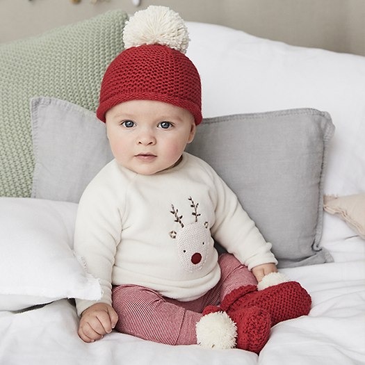 VAI TRÒ CỦA SỮA THEO TỪNG GIAI ĐOẠN PHÁT TRIỂN CỦA TRẺ
SỮA MẸ: Đây là dòng sữa duy nhất, quý giá mà mẹ có thể dành tặng cho bé khi chào đời. Khuyến khích cho các bé bú ngay mới sinh và kéo dài ít nhất đến 6 tháng tuổi, hoặc 1 tuổi, 2 tuổi hoặc xa hơn. Nếu bé đã bú sữa mẹ hoàn toàn thì không cần phải dặm thêm sữa ngoài, trừ khi có yêu cầu đặc biệt từ chuyên gia sức khỏe

SỮA CÔNG THỨC: Đây là sữa được làm gần giống với sữa mẹ về mặt dinh dưỡng. Nhưng thiếu các yếu tố miễn dịch so với sữa mẹ. Sữa công thức chỉ được khuyên dùng khi bé không thể bú mẹ. Trong trường hợp bé không thể bú sữa mẹ thì có thể thay thế bằng sữa công thức

Tổ Chức Y tế Thế Giới (WHO) nhấn mạnh: Nhiều cha mẹ nghĩ sữa công thức dành cho bé 6 tháng tuổi trở lên (follow-up formula) sẽ nhiều chất dinh dưỡng hơn và phù hợp hơn sữa mẹ vì bé lớn hơn. Suy nghĩ này là không đúng, không chứng minh khoa học nào đến hiện tại nói sữa follow-up có thể thay thế sữa mẹ. Điều này có nghĩa là không có sự sai biệt nào về dinh dưỡng khi bé vẫn bú mẹ hoàn toàn qua 6 tháng tuổi

Điều lưu ý: Khi bé bú mẹ hoàn toàn khi bước qua 6 tháng tuổi, bé nên có chế độ ăn cân bằng một số chất đạm, đặc biệt là thịt bò và heo để gia tăng nguyên tố sắt cho bé.

SỮA TƯƠI THANH TRÙNG NGUYÊN KEM: Sữa tươi thanh trùng chỉ khuyên thay thế sữa công thức khi qua 1 tuổi, không thay thế sữa mẹ. So với sữa công thức, sữa tươi thanh trùng sẽ có thời gian bảo quản ngắn hơn (< 1 tháng) và phải bảo quản lạnh. Dinh dưỡng trong sữa tươi thanh trùng thường tập trung những chất cần thiết trong giai đoạn từ 1 - 2 tuổi là canxi, kali và chất béo nhiều hơn so với sữa công thức. Sữa tươi thanh trùng nguyên kem chứa 3,5 – 4g chất béo/100ml sữa ,cung cấp chất béo để trẻ phát triển giai đoạn này. Riêng với bé thừa cân béo phì thì cần tư vấn chuyên gia dinh dưỡng. Sữa tươi thanh trùng ít béo hay sữa gầy không khuyên dùng trong độ tuổi này vì lượng chất béo thấp.

Lời khuyên: Nên thay thế từ từ sữa công thức sang sữa tươi để bé có thời gian thích nghi. Nếu bé không thích uống sữa tươi thì không cần chuyển. Nhưng chế độ ăn của bé chú ý thêm canxi từ cá tôm, kali từ chuối, cà chua và 1 số quả mọng nước. Đặc biệt là chất béo từ dầu và cá có dầu như cá thu, cá hồi, cá chép, và lươn.

SỮA TƯƠI TIỆT TRÙNG: Sữa này giống sữa tươi thanh trùng nhưng được xử lý nhiệt cao hơn nên thời gian bảo quản lâu hơn (có thể lên 6 tháng) và không cần bảo quản lạnh vì chứa một số chất điều vị và bảo quản. Sữa tươi tiệt trùng khuyên dùng như một phần trong chế độ ăn dinh dưỡng cân bằng cho bé sau 2 tuổi vì sau độ tuổi này sữa không còn là dinh dưỡng chính, mà là một nguồn bổ sung canxi. Nhưng bé có thể lấy canxi cân bằng từ nhiều nguồn khác như cá, tôm, trứng, phô mai. Do đó, nếu bé không uống sữa nữa, thì mẹ vẫn có thể đảm bảo dinh dưỡng đầy đủ cho bé bằng cách cân bằng dinh dưỡng trong bữa ăn của bé và lựa chọn một số thực phẩm giàu canxi 2 – 3 bữa trong tuần

SỮA HẠT: Sữa hạt không phải sữa, nói chính xác hơn là nước ép hạt. Sữa hạt có lượng chất béo và một số thành phần ít hơn sữa tươi và sữa công thức. Không khuyên dùng thay thế sữa mẹ, sữa công thức hoặc sữa tươi cho bé dưới 2 tuổi. Chỉ dùng 1 vài dịp trong tuần cho bé từ sau 1 tuổi

MỘT SỐ LO LẮNG VỀ HORMONE TĂNG TRƯỞNG

Một số cha mẹ lo lắng hormone tăng trưởng và igf-1 dư thừa trong sữa sẽ liên quan đến bệnh ung thư như ung thư vú, ung thư tuyến tiền liệt. Đây là câu trả lời của tổ chức Cancer Research UK

Dùng hormon tăng trưởng bò tiêm vào bò sẽ tăng tiết sữa 15%, nhưng đó là hormone tăng trưởng bò (BST). Ở người cũng có hormone này gọi là HST. Hormone của bò không thể tiếp nhận thụ thể liên quan đến hormone của người. Ở Anh, Châu Âu và Mỹ đã cấm sử dụng hormone này trên động vật nuôi vì bảo vệ sức khỏe động vật, chứ không có cảnh báo liên quan đến phát triển ung thư. Đồng thời, các cơ quan kiểm định đã quản lý lượng tiết hormone nằm trong danh mục cho phép và được chứng minh là an toàn trên các sản phẩm cho người sử dụng

Đến nay, vẫn chưa đủ bằng chứng thuyết phục để nói các vấn đề sức khỏe như béo phì, đái tháo đường, dậy thì sớm và tim mạch liên quan đến sữa ở những bé có cân nặng và sức khỏe bình thường. Nhưng vẫn cần lưu ý rằng các bé thừa cân béo phì thì nên tư vấn chuyên gia dinh dưỡng để giảm các nguy cơ trên

LỜI KHUYÊN CỦA CHUYÊN GIA DINH DƯỠNG:

Cha mẹ nên thay đổi suy nghĩ về sữa để sáng suốt quyết định loại sữa dành cho bé. Sau 2 tuổi, cha mẹ nên nhấn mạnh rằng sữa chỉ là một phần dinh dưỡng cho bé. Chúng ta phải hiểu sữa chỉ là 1 nguồn cung cấp canxi, chất béo, kali và đạm. Không nên hiểu sữa là nguồn duy nhất cho canxi, cho tăng chiều cao của trẻ. Vì vậy, cha mẹ vẫn có thể sử dụng đa dạng nguồn chứa các chất dinh dưỡng trên thay thế sữa

Khi chọn sữa, cha mẹ nên chọn những công ty lớn và uy tín. Ở Việt Nam, nhiều công ty sữa lớn đã có các sản phẩm xuất khẩu sang nhiều quốc gia Châu Âu. Do đó, các bạn nên yên tâm nếu nồng độ các hormone tăng trưởng và IGF-1 vượt tiêu chuẩn sẽ không thể xuất khẩu. Nếu bạn muốn chọn mua sữa ngoại nhưng bạn vẫn còn lo lắng về hormone tăng trưởng thì nên chọn dòng sản phẩm của Anh hoặc Châu Âu vì họ có quy trình kiểm soát nghiêm ngặt về điều này

Điều cuối cùng và quan trọng nhất cho cha mẹ là: có một nguồn sữa bạn không phải suy nghĩ sạch hay bẩn, không phải suy nghĩ có ảnh hưởng sức khỏe bé hay không, có đủ chất dinh dưỡng cho bé không, không phải suy nghĩ hôm nay tiết kiệm được bao nhiêu để mua sữa cho con. Đó là sữa mẹ. Hãy cho bé bú sữa mẹ nếu bạn muốn làm điều tốt nhất cho bé

Notes:

Cancer Research UK (2019) Food controversies

Tara C. Smith (2012) Growth hormones in milk: myth/fact

BS Anh Nguyen