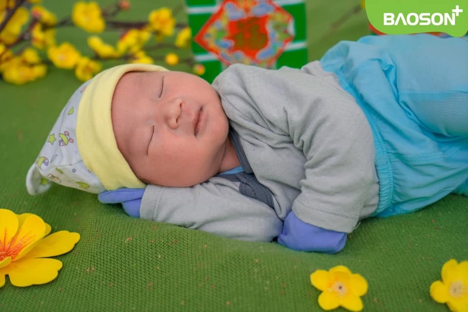 Hello các mom .sau 2 tuần nghỉ dưỡng hôm nay em ngoi lên viết chút riview về bviện bảo sơn theo cảm nhận của em nhé .
Rạng sáng 28/2 .chính xác là 4h50p sáng em vào viện cùng chị dâu vì thấy ra máu báo nhưng chưa đau bụng lắm chỉ buồn đi vsinh .em quay qua nói với chồng anh ơi em vào viện đây anh ngủ với con nhé sáng thấy em gọi thì vào ông chồng cũng tưởng như lần đầu là đau hết 1 đêm mới đẻ 😂ai ngờ vào đến viện gặp đúng ekip lần đầu đỡ đẻ cho em gồm bác cốc .u sinh.c trang .và 2 bạn nữa mình không biết tên. Mình bảo cho cháu đi vsinh trước nhưng các chị đẩy mình lên bàn đẻ mình chưa kịp hiểu gì 🤣mình bảo em chưa đau bụng nhiều mới đau lâm râm như đau bụng kinh thôi chưa đẻ đâu.c bảo mở 6 phân rồi không đẻ thì bao giờ đẻ.😁😁   Xong chị trang bảo mình đang có ca cấp cứu mổ gấp trong vòng 5 phút cứu cả mẹ cả con .em nằm yên đây tí u sinh xuống đón bé .thế là 10p sau u sinh và bác cốc xuống u sinh bấm ối bác cốc hỏi mình hôm qua siêu âm thai bao nhiêu cân mình bảo 3kg8 ạ .bác cốc và u sinh lắc đầu làm mình hoang mang tột độ .xong bác bảo cháu phải thật tỉnh táo cố gắng nhé lần này thai to đấy chứ không đùa đâu .thế là u sinh bắt đầu tư tưởng và bảo mình rặn mình rặn 3 lần đầu không tác dụng gì vì lúc đấy đau quá rồi. U sinh bảo cố thêm 2 lần nữa không được là thôi u chịu nhé .thế là ôi thôi sợ quá lấy hết sức rặn đúng 5h46p con ra .nặng tận 4kg mình phục mình luôn .
Mình muốn gửi lời cảm ơn tới tất cả ekip trực đêm 28/2 đặc biệt bác cốc .u sinh. Và c trang đã luôn an ủi động viên mình .
Đẻ xong về phòng được các bạn mang cho 1 bát cháo nóng ăn cho lại sức.
Về phòng ốc thì mình hơi xui 1 chút vào đúng phòng 504 bị dột và mốc tường nhìn thẩm mỹ không được đẹp và chuông gọi y tá cũng bị hỏng .
Hôm đó là chủ nhật bviện ít người trực nên có việc gì c dâu mình cứ phải chạy lên chạy xuống hơi bất tiện 1 chút .nhưng nhìn chung thì mình vẫn thấy hài lòng như lần đầu mình đẻ .
Đây là ảnh bạn bé nhà mình sáng t2 được chú đẹp zai trong truyền thuyết chụp ạ