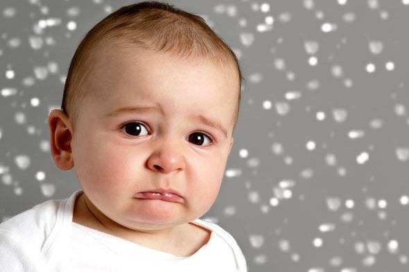 KHI BẠN ĐI LÀM LẠI, TRẺ SẼ NHƯ THẾ NÀO?
Dù sớm hay muộn mỗi đứa trẻ ngày nay đều phải trải qua 2 giai đoạn khó khăn này. Thực ra mỗi đứa trẻ đều tự có cách để vượt qua. Điều này giúp trẻ trưởng thành và phát triển những kỹ năng xã hội mới. Nhưng, điều chúng ta cần quan tâm là những giai đoạn này gây khó khăn và ảnh hưởng đến trẻ như thế nào? Làm sao để giúp trẻ vượt qua nó nhẹ nhàng hơn?

GIAI ĐOẠN MẸ BẮT ĐẦU QUAY TRỞ LẠI CÔNG VIỆC
Thông thường khi trẻ tầm 4-6 tháng tuổi, phần lớn người mẹ sẽ phải quay trở lại với công việc và gửi con vào nhà trẻ hay để ở nhà cho người khác trông. Lúc này, người mẹ có thể có nhiều cảm xúc như nhớ con, lo lắng liệu con ở nhà có ngoan không, liệu con có được bú sữa đầy đủ không, có khóc đòi mẹ không? Với bạn là như vậy, nhưng với trẻ những cảm xúc và sự nhớ nhung này còn tăng nhiều hơn. Tưởng tượng rằng hằng ngày trẻ đã quen với sự có mặt và yêu thương của bạn, nhưng bỗng dưng trẻ không thấy bạn nữa và phải chờ 1 thời gian lâu để gặp lại bạn. Cảm xúc khó khăn nhất có thể là vì trẻ chưa hiểu lí do vắng mặt của bạn. Một số trẻ sẽ chấp nhận điều này theo các cách khác nhau, có bé sẽ quen dần, có bé sẽ gặp nhiều khó khăn hơn. VD, một số bé có thể hay quấy khóc khi gặp lại bạn hoặc biếng bú khi gặp lại mẹ.

Để trẻ thích nghi và phát triển tốt, đây là những lời khuyên bạn có thể tham khảo khi phải đi làm với trẻ dưới 2 tuổi:

1. Hãy chuẩn bị trước kế hoạch vắng mặt. Từ khi trẻ được 2 tháng tuổi, bạn nên chú ý về lịch bú và lượng bú của trẻ trong ngày. Bên cạnh đó, bạn nên cho bé bú theo nhu cầu, nhưng tránh để trẻ khóc đòi bú.

2. Vẫn duy trì tương tác và giao tiếp với trẻ. Đầu tiên, chúng ta nên hiểu tương tác và giao tiếp quan trọng với trẻ như thế nào? Dưới 6 tuổi, những kết nối thần kinh phát triển với tốc độ rất nhanh ở giai đoạn này. Theo ước lượng của TS. Winston, ĐH Imperial College London, Anh, cứ 1 mối nối hình thành sẽ nhanh chóng tạo ra 7000 mối nối khác. Sự hình thành các mối nối này phụ thuộc vào sự tương tác và giao tiếp của bạn và trẻ mỗi ngày.

•Khi trẻ < 1 tuổi, tương tác bao gồm ôm ấp, tương tác da kề da, cho trẻ nằm sấp, mát-xa… Trò chuyện, đọc sách, hoặc tạo 1 số âm thanh và cười đùa với trẻ.

•Trẻ từ 2-5 tuổi, tương tác cần lồng qua những hoạt động chơi như đố vui, tìm vật bị giấu, vẽ tranh, đọc sách, đưa trẻ đi dạo... Việc đọc sách nên lồng vào những hoạt động như đố vui, cho trẻ thuật lại và nghe lời phản biện của trẻ.

Vậy, khi bạn đi làm trở lại, bạn nên làm gì để vẫn đảm bảo sự tương tác và giao tiếp với trẻ. Đơn giản, bạn tham gia các hoạt động cùng trẻ khi ở nhà như chơi, cho trẻ bú, tắm cho trẻ. Trước khi rời nhà vào buổi sáng tranh thủ trò chuyện với trẻ 5-10 phút. Khi về nhà, đừng bế trẻ ngay, đơn giản dùng cử chỉ ngôn ngữ để trò chuyện với trẻ và sau đó có thể ôm ấp bế trẻ. Điều này giúp trẻ hạn chế hình thành nỗi lo chia cắt, mà bạn vẫn giúp trẻ tương tác với bạn.

3. Hãy cố gắng tiếp tục duy trì cho trẻ bú sữa mẹ. Mẹ vẫn có thể vắt sữa ra trữ đông để bé uống ở nhà bằng bình khi mẹ vắng nhà. Khi đi làm về, trước khi cho trẻ bú, bạn vẫn nên dành 5-10 phút chơi và tương tác da kề da với trẻ. Để hạn chế việc bỏ bú mẹ, bạn nên tập giãn cách bú cho trẻ từ 4-6-8 tiếng trong 1 tuần trước khi đi làm.

Để tránh trẻ không chịu bú bình, trước ngày đi làm 10 ngày, bạn nên bắt đầu giúp trẻ làm quen với bình. Ban đầu là bạn, sau đó luân phiên bạn và 1 người thân khác trong nhà cho trẻ bú bình, tốt nhất là người sẽ chăm bé khi bạn đi làm. Sau khoảng 3-4 ngày, người này sẽ cho bé bú bình. Chọn 1-2 thời điểm trong ngày để tập làm quen cho trẻ như sau khi tắm, sáng thức dậy sau 1 cữ bú bằng ti mẹ. Các cữ còn lại vẫn bú bằng ti mẹ bình thường.

KHI TRẺ BẮT ĐẦU ĐI HỌC
Khi trẻ bắt đầu đi học, có những khó khăn trẻ phải trải qua. Điển hình là trẻ có thể phát triển nổi lo chia cắt. Nỗi lo này xuất hiện khi trẻ phải chuyển từ 1 môi trường vốn thân thuộc, luôn được yêu thương và chiều chuộng bởi những người thân sang một môi trường có nhiều nguyên tắc hơn và ở đó có bạn bè thầy cô-những người chưa quen thuộc với trẻ. Ở đây, trẻ phải học cách giao tiếp, chia sẻ và hợp tác, chủ yếu là tương tác nhiều chiều thay vì ở nhà trẻ chỉ là 1 chiều nhận từ bố mẹ. Nỗi lo chia cắt là bình thường, nhưng có thể làm trẻ khó hòa nhập nếu nó kéo dài quá lâu. Đây là một số lời khuyên để giúp trẻ cảm thấy thoải mái vượt qua nỗi lo này và hòa nhập tốt hơn.

1. Trước khi học 2-3 tuần, bạn có thể thường xuyên chơi trò chơi trốn tìm với trẻ để trẻ quen sự vắng mặt và quay lại của bạn. Với trẻ < 13 tháng tuổi, trò chơi có thể đơn giản như việc dùng 1 tấm khăn bịt mắt, sau đó mở khăn không thấy bạn đâu. Bạn đếm đến 10 rồi xuất hiện trở lại. Trẻ tham gia trò này sẽ rất vui và dần quen việc vắng mặt và có quay lại của bạn.

2. Với trẻ, đi học lần đầu là rất áp lực. Do đó, đừng đem chuyện đi học để dọa hoặc chọc trẻ, đặc biệt trước ngày đi học. Điều này có thể làm nỗi lo chia cắt của trẻ lớn hơn.

3. Khi đưa trẻ đến trường, hãy hứa thời gian đón trẻ và đừng bao giờ đến trễ ít nhất cho đến khi trẻ quen hẳn. VD. Khi đưa trẻ cho cô giáo, bạn nói với cô giáo "chị sẽ đón bé sau 3 tiếng nữa nhé!" Rồi bạn quay xuống nói với trẻ " mẹ sẽ đón con sau 3 tiếng nữa nhé". Điều này trẻ sẽ tự điều chỉnh là "mẹ đã xác nhận quay lại". Lưu ý là bạn phải quay lại đúng số giờ bạn hứa. Nếu trẻ đi học nguyên ngày thì bạn không nên nói giờ, chỉ nói buổi.

VD: Chiều mẹ đón con, đón sớm nhất nhé! Nhớ là bạn nên đến sớm nhất, trước khi bé ra khỏi lớp. Điều này rất quan trọng cho ít nhất 4 tuần đầu tiên đi học của trẻ.

4. Khi trẻ đi học ở thời gian đầu, thậm chí đến 1-2 tháng, trẻ ít nói và buồn, đó là lúc bạn cần giao tiếp với trẻ nhiều hơn. Bạn có thể bắt chuyện với trẻ bằng cách hỏi thăm về món đồ chơi trẻ chơi lúc ở lớp, đừng hỏi về cô giáo hay bạn bè của trẻ vì giai đoạn đầu lo lắng chính của trẻ là "chưa quen cô giáo hay bạn bè", mà trẻ chỉ quen được với đồ chơi thôi. Dĩ nhiên, bạn nên hỏi cô giáo của trẻ trước để biết trẻ thường chơi món đồ gì trên lớp.

Nguồn: BS Anh Nguyen