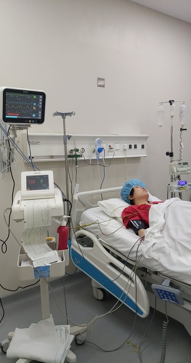 NHẬT KÝ VƯỢT CẠN TẠI BV VIỆT PHÁP HN - CẢM XÚC HÌNH SIN

Vợ mình bắt đầu có dấu hiệu chuyển dạ lúc 11h30p đêm ngày 10/04. Cơn chuyển dạ đến tư từ, không quá dồn dập nhưng mỗi lúc một tăng lên cả về cường độ lẫn chu kỳ. Vợ mình khá là kém khoản chịu đau nhưng lần này thật bất ngờ khi vẫn nhắm mắt nằm đến khi trời sáng khi tự mình vượt qua trên dưới 10 cơn đau chuyển dạ với cường độ mỗi lúc một tăng.

Sáng 11/04, lúc 5h00 phút. Vợ mình nhận chỉ định nhập viện do CTC đã mở được 1cm đầu tiên. Lúc này tâm trạng khá hồi hộp và vui mừng. Mình tất tưởi chạy đi làm thủ tục nhập viện và đặt phòng Single + Visitor cho 1 đêm sinh thường tại HFH. Trong lúc đó vợ mình được di chuyển lên phòng chờ và gắn máy Monitor theo dõi liên tục. 7h35p vợ mình vỡ ối, mình và vợ đều sẵn sàng cho cuộc vượt cạn. Trước khi làm giảm đau, gây tê ngoài màng cứng, thực sự là quãng thời gian khó khăn nhất khi những cơn đau đến ngày một dồn dập, vợ mình bị cơn đau chế ngự hoàn toàn.

11h00 vợ mình hoàn thành gây tê ngoài màng cứng, và di chuyển lên phòng đẻ số 3. Lúc này CTC đã mở được 4 cm. Tâm trạng cả 2 vợ chồng đều rất vui vì mọi thứ đều theo lộ trình ước tính trước đó. Cho đến khi Bác sỹ khám khi CTC đã mở đc 9 cm, Bác sỹ mặt co lại, xám xịt và thông báo với mình 1 tin, khiến mình và vợ mình mất hoàn toàn bình tĩnh. Nguyên văn "Em bé ngửa mặt lên đồng thời, monitor đã hoàn toàn không bắt được tim thai trong 10p" mình đứng ngay sát vợ lắng nghe từng câu chữ, mắt thì nhìn máy monitor chỉ 1 dấu ? vàng ệch trên màn hình monitor. Sau 1p suy nghĩ, bác sỹ và mình đều đưa ra quyết định. Mổ đẻ khẩn cấp. Sau khi nghe tin, người vợ mình run lên liên hồi, phần do lạnh, phần do lo sợ. Lo sợ cho sự an nguy của con gái mình.

Sau khi ký tá mọi giấy tờ và ký vào bản cam kết phẫu thuât với lý do Thai ngửa, Suy thai. Yêu cầu mổ gấp. Mình quay lại với vợ, chỉ kịp hôn lên trán vợ và nói "2 mẹ con cố lên, bố biết 2 mẹ con sẽ làm được" rồi đứng như trời trồng khi nhìn xe đẩy, đẩy chiếc giường vào phòng mổ trong khi các bác sỹ vẫn liên tục truyền các lọ thuốc vào tay vợ mình.
Lúc đấy, cổ họng mình nghẹn lại. Nhưng vẫn nhanh chóng chạy thẳng xuống Khoa Sản, nhận quần áo sạch, tắm và sát trùng cơ thể để tiến hành Da kề da với con gái. 1 phút rồi 5 phút rồi 10 phút, thời gian mình đếm đến từng tíc tắc. Chỉ một mình mình với cái hành lang màu hồng. Lần đầu tiên mình chảy nc mắt vì sợ hãi và cô độc.

13h35p. Chị chăm sóc kéo theo 1 xe lồng. Mình chạy đến hỏi chị. Chị ơi, em bé của bạn Phạm Thùy Trang đúng không chị? Chị nói "Đúng rồi! Em ra ngoài lúc 13h28p, em gái và em nặng 2.5kg. Sức khoẻ của em và mẹ đều tốt. Anh nằm xuống để mình Da kề da với em nhé". Mình đỡ con vào lòng, hỏi liên tục chị chăm sóc về thông tin của vợ. Chị trấn an mình bằng thông tin rằng vợ mình vẫn tỉnh táo, các bác sỹ đang tiến hành phần còn lại của ca phẫu thuật. Vừa da kề da với con mà nước mắt ngấn lên. Phần vì hạnh phúc, phần vì lo cho vợ.

16h55p. Vợ mình đc trả về phòng. Mình cùng con đi về với vợ. Cho đến khi mình gặp được vợ, thấy vợ tỉnh táo tươi cười. Lúc đó cơ hàm, cơ mặt, cơ tay mới thực sự đc thả lỏng. Mình trả con cho vợ và tự nhủ. Thành công rồi, mình làm bố rồi!!!

Một trải nghiệm đưa vợ đi đẻ mà có lẽ mình sẽ không thể nào quên được. Từng cung bậc cảm xúc mình từ vui mừng đến kinh hãi, lo lắng cho đến hạnh phúc khi nhìn vợ con bình an trở về.

P/s: Cháu chào các cô các chú. Cháu tên là Tuệ Minh, tên ở nhà là Tô. Cháu nặng 2.5 kg và thích được xoa lưng đi ngủ ạ. Các cô, các chú ủn mông cho cháu hay ăn chóng lớn nha. 🥳🥰👶

P/s 2: Chân thành cảm ơn Bác sỹ Nghị cùng kíp trực đã đỡ đẻ cho vợ em. Với sự chân thành, cẩn thận và tâm huyết hết mực. Cảc ơn Bác sỹ Quyết và Bác sỹ Thu đã tận tình thăm khám trong suốt thai kỳ. Em chắc chắn sẽ chọn HFH tại tập 2. Các mẹ yên tâm khi lựa chọn HFH nhaa.