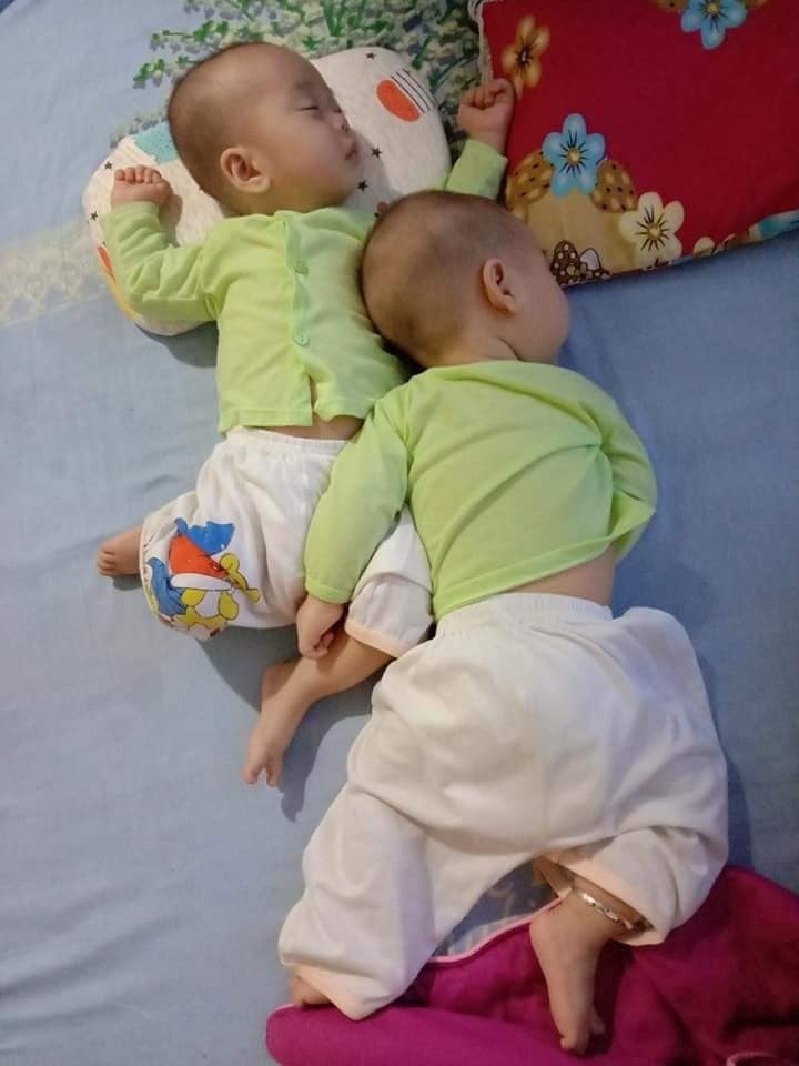 Lúc dậy bme dậy đặt hai em ngủ ngay ngắn, chỉ được một lúc thì hai em ngủ ntn đây. Nhìn ghét quá cơ!