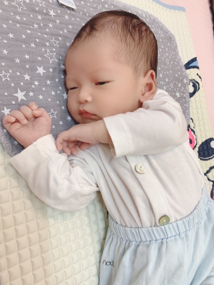 Các mom ơi . Con e đc 20d mà đêm ngủ cứ oẹ oẹ nhg k khóc to , e cuốn chũn nên cứ co 2 chân lên như kiểu khó chịu ở bụng ý . Có m nào thấy bé có biểu hiện như bé nhà e ko . Làm sao để giúp con ạ hiccc