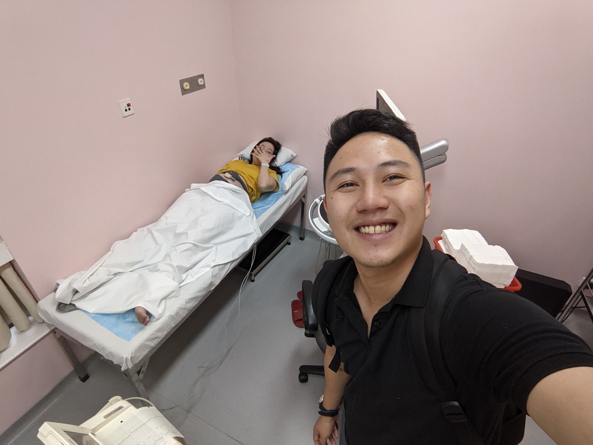 NHẬT KÝ VƯỢT CẠN TẠI BV VIỆT PHÁP HN - CẢM XÚC HÌNH SIN

Vợ mình bắt đầu có dấu hiệu chuyển dạ lúc 11h30p đêm ngày 10/04. Cơn chuyển dạ đến tư từ, không quá dồn dập nhưng mỗi lúc một tăng lên cả về cường độ lẫn chu kỳ. Vợ mình khá là kém khoản chịu đau nhưng lần này thật bất ngờ khi vẫn nhắm mắt nằm đến khi trời sáng khi tự mình vượt qua trên dưới 10 cơn đau chuyển dạ với cường độ mỗi lúc một tăng.

Sáng 11/04, lúc 5h00 phút. Vợ mình nhận chỉ định nhập viện do CTC đã mở được 1cm đầu tiên. Lúc này tâm trạng khá hồi hộp và vui mừng. Mình tất tưởi chạy đi làm thủ tục nhập viện và đặt phòng Single + Visitor cho 1 đêm sinh thường tại HFH. Trong lúc đó vợ mình được di chuyển lên phòng chờ và gắn máy Monitor theo dõi liên tục. 7h35p vợ mình vỡ ối, mình và vợ đều sẵn sàng cho cuộc vượt cạn. Trước khi làm giảm đau, gây tê ngoài màng cứng, thực sự là quãng thời gian khó khăn nhất khi những cơn đau đến ngày một dồn dập, vợ mình bị cơn đau chế ngự hoàn toàn.

11h00 vợ mình hoàn thành gây tê ngoài màng cứng, và di chuyển lên phòng đẻ số 3. Lúc này CTC đã mở được 4 cm. Tâm trạng cả 2 vợ chồng đều rất vui vì mọi thứ đều theo lộ trình ước tính trước đó. Cho đến khi Bác sỹ khám khi CTC đã mở đc 9 cm, Bác sỹ mặt co lại, xám xịt và thông báo với mình 1 tin, khiến mình và vợ mình mất hoàn toàn bình tĩnh. Nguyên văn "Em bé ngửa mặt lên đồng thời, monitor đã hoàn toàn không bắt được tim thai trong 10p" mình đứng ngay sát vợ lắng nghe từng câu chữ, mắt thì nhìn máy monitor chỉ 1 dấu ? vàng ệch trên màn hình monitor. Sau 1p suy nghĩ, bác sỹ và mình đều đưa ra quyết định. Mổ đẻ khẩn cấp. Sau khi nghe tin, người vợ mình run lên liên hồi, phần do lạnh, phần do lo sợ. Lo sợ cho sự an nguy của con gái mình.

Sau khi ký tá mọi giấy tờ và ký vào bản cam kết phẫu thuât với lý do Thai ngửa, Suy thai. Yêu cầu mổ gấp. Mình quay lại với vợ, chỉ kịp hôn lên trán vợ và nói "2 mẹ con cố lên, bố biết 2 mẹ con sẽ làm được" rồi đứng như trời trồng khi nhìn xe đẩy, đẩy chiếc giường vào phòng mổ trong khi các bác sỹ vẫn liên tục truyền các lọ thuốc vào tay vợ mình.
Lúc đấy, cổ họng mình nghẹn lại. Nhưng vẫn nhanh chóng chạy thẳng xuống Khoa Sản, nhận quần áo sạch, tắm và sát trùng cơ thể để tiến hành Da kề da với con gái. 1 phút rồi 5 phút rồi 10 phút, thời gian mình đếm đến từng tíc tắc. Chỉ một mình mình với cái hành lang màu hồng. Lần đầu tiên mình chảy nc mắt vì sợ hãi và cô độc.

13h35p. Chị chăm sóc kéo theo 1 xe lồng. Mình chạy đến hỏi chị. Chị ơi, em bé của bạn Phạm Thùy Trang đúng không chị? Chị nói "Đúng rồi! Em ra ngoài lúc 13h28p, em gái và em nặng 2.5kg. Sức khoẻ của em và mẹ đều tốt. Anh nằm xuống để mình Da kề da với em nhé". Mình đỡ con vào lòng, hỏi liên tục chị chăm sóc về thông tin của vợ. Chị trấn an mình bằng thông tin rằng vợ mình vẫn tỉnh táo, các bác sỹ đang tiến hành phần còn lại của ca phẫu thuật. Vừa da kề da với con mà nước mắt ngấn lên. Phần vì hạnh phúc, phần vì lo cho vợ.

16h55p. Vợ mình đc trả về phòng. Mình cùng con đi về với vợ. Cho đến khi mình gặp được vợ, thấy vợ tỉnh táo tươi cười. Lúc đó cơ hàm, cơ mặt, cơ tay mới thực sự đc thả lỏng. Mình trả con cho vợ và tự nhủ. Thành công rồi, mình làm bố rồi!!!

Một trải nghiệm đưa vợ đi đẻ mà có lẽ mình sẽ không thể nào quên được. Từng cung bậc cảm xúc mình từ vui mừng đến kinh hãi, lo lắng cho đến hạnh phúc khi nhìn vợ con bình an trở về.

P/s: Cháu chào các cô các chú. Cháu tên là Tuệ Minh, tên ở nhà là Tô. Cháu nặng 2.5 kg và thích được xoa lưng đi ngủ ạ. Các cô, các chú ủn mông cho cháu hay ăn chóng lớn nha. 🥳🥰👶

P/s 2: Chân thành cảm ơn Bác sỹ Nghị cùng kíp trực đã đỡ đẻ cho vợ em. Với sự chân thành, cẩn thận và tâm huyết hết mực. Cảc ơn Bác sỹ Quyết và Bác sỹ Thu đã tận tình thăm khám trong suốt thai kỳ. Em chắc chắn sẽ chọn HFH tại tập 2. Các mẹ yên tâm khi lựa chọn HFH nhaa.