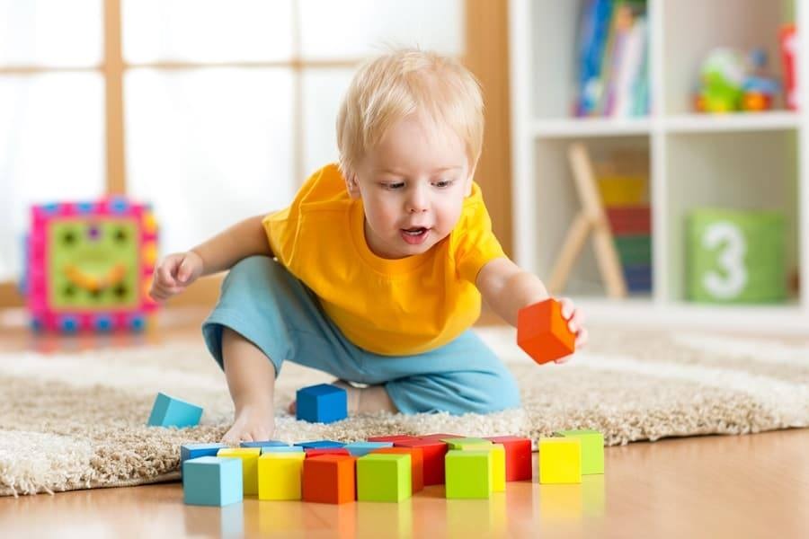 BẠN NÊN LÀM NHƯ THẾ NÀO KHI TRẺ MẮC LỖI?
Đã bao nhiều lần bạn tét tay con thật đau, đã bao nhiêu lần bạn chỉ mặt và gằn giọng nói "mẹ đánh đòn nhen". Nhiều cha mẹ chia sẻ đã áp dụng nhiều phương pháp từ răn đe đến dụ dỗ nhưng trẻ vẫn cứ làm sai, vẫn không chịu nghe lời. Thực ra với trẻ nhỏ vấn đề không thực sự nằm ở trẻ, mà đơn giản là tùy vào cách xử lý của chúng ta: cần phải phi bạo lực, nhưng đủ răn đe và nhất quán. Đó là cách mà não bộ trẻ sẽ ghi nhớ, học hỏi và giúp trẻ phát triển tự tin hơn

CẦN LẬP LẠI CÙNG QUI TRÌNH KHI DẠY BÉ
Có những điều cha mẹ cần phải chấp nhận về trẻ con. Trẻ con là đối tượng dễ thay đổi và không chấp nhận giáo điều. Các bé chỉ chấp nhận sự lập lại. Điều này có nghĩa là mặc dù bé đang làm một hành động sai, bạn có dùng biện pháp răn đe, nhắc nhở, thậm chí đánh vào tay bé, nhưng bạn không khỏi ngạc nhiên rằng bé sẽ không thể nào nhớ được giáo điều đó của bạn đến khi bé qua 5 tuổi. Trẻ em dưới 5 tuổi, sự tập trung của các bé là rất ngắn chỉ khoảng 5-10 phút, bé không nhớ những gì bạn khuyên bảo trừ khi sự khuyên bảo ấy cứ kiên nhẫn lập lại.

LÀM SAO NÓI TRẺ HIỂU, NHỚ VÀ NGOAN?
Đơn giản, khi bé làm một hành động nào đó.

*Nếu hành động đó là sai, bạn chỉ dùng 1 cách răn dạy duy nhất và lập lại cách răn dạy này cho mọi lần bé lập lại. Đừng thay đổi. Ví dụ, khi bé ném món đồ nào đó không nên ném, bạn bế bé đến món đồ mà bé vừa ném, nói nghiêm với bé là không được làm vậy, đây là hành động sai, mẹ không thích và con hãy nhặt nó lên. Nếu bé không chịu nhặt thì bạn nhặt lên đưa bé cầm, khuyến khích bé đưa lại mẹ. Khi bé đưa lại mẹ thì mẹ khen bé "con của mẹ rất ngoan, biết đưa đồ cho mẹ, vỗ tay ra tiếng cho bé nghe hoặc hứa với bé chiều dẫn bé ra ngoài chơi - và nhớ giữ lời hứa nếu đã hứa". Sau này, bé có lập lại hành động ném đồ đó, bạn đừng ngạc nhiên là "tại sao mẹ bảo con hôm trước nay lại làm nữa", vì đó là trẻ con. Lần này, bạn chỉ đơn giản lập lại đúng quy trình như lần trước. Đừng thay đổi quy trình. Ví dụ lần đầu là nói nghiêm với bé, nhưng lần 2 là quát bé, hoặc đánh bé, hoặc bỏ qua. Như đã nói ở trên, trẻ con cần sự lập lại kiên nhẫn một quy trình đến lúc trẻ hiểu được quy trình đó của bố mẹ. Bạn cứ làm đúng 1 quy trình răn dạy, kiên nhẫn lập lại. Sau một thời gian bạn sẽ bất ngờ nhận ra rằng: trẻ đã ngoan hơn và không còn hành động đó nữa, mà sẽ mang món đồ đó đưa cho mẹ khi thấy nó rớt xuống đất. Trẻ con cần được dạy lập đi lập lại như vậy!

*Nếu hành động đó là đúng, đáng khen, bạn nên khen bé. Khen bé trước một người khác, một đám đông là khuyên làm. Nhưng lời khen đưa ra là phải đáng khen. Không nên khen xáo rỗng. Khen đúng và trước đám đông sẽ giúp bé tự tin vào bản thân bé, và bé sẽ thể hiện sự mạnh dạn. Ví dụ, khi bé chịu đứng trước đám đông hát thì khi bé hát, hãy cổ vũ bé, hát theo bé nếu có thể. Hát xong bé có thể muốn hát một bài nữa thì cha mẹ nên cổ vũ bé hát thêm. Đừng bao giờ so sánh bé trước đám đông, hoặc phán xét khả năng của bé khi bé đã chấp nhận tham gia. Dù bé làm không tốt, nhưng bé đã mạnh dạn làm, đáng cổ vũ hơn là phán xét. Nhiều phán xét chỉ vô ý hoặc chỉ cho vui, nhưng đối với trẻ từ 3-12 tuổi là rào cản để trẻ tiếp tục làm điều đó trong tương lai. Trẻ sẽ thiếu tự tin để làm bất cứ việc gì.

Bottom line
* Đừng nghĩ hình phạt/sự răn đe của bạn là phải có hiệu quả ngay với trẻ. Trẻ con cần được lập lại 1 hình thức răn dạy để có thể hiểu và ngoan hơn.

*Nhiều cha mẹ cảm thấy hình phạt của mình có hiệu quả. VD con nó không dám làm gì khi nhìn thấy cây roi. Đó là điều đáng lo hơn là đáng mừng, tâm lý trẻ con trước 5 tuổi rất yếu ớt, có một phần của sự thu mình, thiếu tự tin - một nhân tố cơ bản cho sự sinh tồn. Nếu trẻ phải đối mặt với nhiều stress, trẻ rất dễ thu mình lại, trở nên ít hoạt bát, ít nói, dễ sơ chấn tâm lý và tự kỉ

*Khen trẻ là khuyến khích khi trẻ chịu làm một điều gì, hoặc làm điều gì đó tốt. Khen trước đám đông là được khuyên, nhưng phải khen đúng. Không nên phán xét bất kì điều gì trong lúc bé đang làm điều đó. Cổ vũ bé là điều khuyên làm. Hãy cho bé tham gia chơi cùng các bạn khác, và đó là những cơ hội tốt bạn cổ vũ bé để bé tự tin vào bản thân hơn.

Nguồn: BS Anh Nguyen