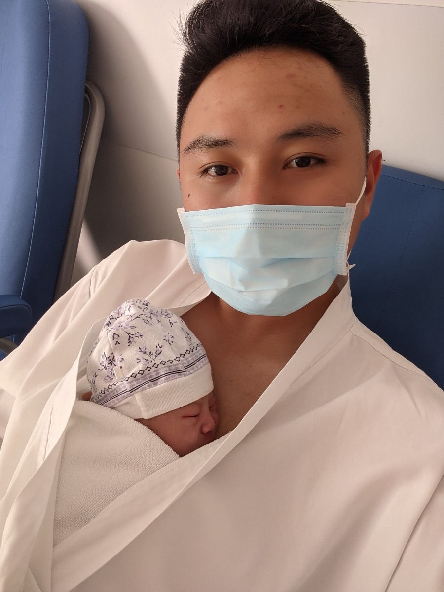 NHẬT KÝ VƯỢT CẠN TẠI BV VIỆT PHÁP HN - CẢM XÚC HÌNH SIN

Vợ mình bắt đầu có dấu hiệu chuyển dạ lúc 11h30p đêm ngày 10/04. Cơn chuyển dạ đến tư từ, không quá dồn dập nhưng mỗi lúc một tăng lên cả về cường độ lẫn chu kỳ. Vợ mình khá là kém khoản chịu đau nhưng lần này thật bất ngờ khi vẫn nhắm mắt nằm đến khi trời sáng khi tự mình vượt qua trên dưới 10 cơn đau chuyển dạ với cường độ mỗi lúc một tăng.

Sáng 11/04, lúc 5h00 phút. Vợ mình nhận chỉ định nhập viện do CTC đã mở được 1cm đầu tiên. Lúc này tâm trạng khá hồi hộp và vui mừng. Mình tất tưởi chạy đi làm thủ tục nhập viện và đặt phòng Single + Visitor cho 1 đêm sinh thường tại HFH. Trong lúc đó vợ mình được di chuyển lên phòng chờ và gắn máy Monitor theo dõi liên tục. 7h35p vợ mình vỡ ối, mình và vợ đều sẵn sàng cho cuộc vượt cạn. Trước khi làm giảm đau, gây tê ngoài màng cứng, thực sự là quãng thời gian khó khăn nhất khi những cơn đau đến ngày một dồn dập, vợ mình bị cơn đau chế ngự hoàn toàn.

11h00 vợ mình hoàn thành gây tê ngoài màng cứng, và di chuyển lên phòng đẻ số 3. Lúc này CTC đã mở được 4 cm. Tâm trạng cả 2 vợ chồng đều rất vui vì mọi thứ đều theo lộ trình ước tính trước đó. Cho đến khi Bác sỹ khám khi CTC đã mở đc 9 cm, Bác sỹ mặt co lại, xám xịt và thông báo với mình 1 tin, khiến mình và vợ mình mất hoàn toàn bình tĩnh. Nguyên văn "Em bé ngửa mặt lên đồng thời, monitor đã hoàn toàn không bắt được tim thai trong 10p" mình đứng ngay sát vợ lắng nghe từng câu chữ, mắt thì nhìn máy monitor chỉ 1 dấu ? vàng ệch trên màn hình monitor. Sau 1p suy nghĩ, bác sỹ và mình đều đưa ra quyết định. Mổ đẻ khẩn cấp. Sau khi nghe tin, người vợ mình run lên liên hồi, phần do lạnh, phần do lo sợ. Lo sợ cho sự an nguy của con gái mình.

Sau khi ký tá mọi giấy tờ và ký vào bản cam kết phẫu thuât với lý do Thai ngửa, Suy thai. Yêu cầu mổ gấp. Mình quay lại với vợ, chỉ kịp hôn lên trán vợ và nói "2 mẹ con cố lên, bố biết 2 mẹ con sẽ làm được" rồi đứng như trời trồng khi nhìn xe đẩy, đẩy chiếc giường vào phòng mổ trong khi các bác sỹ vẫn liên tục truyền các lọ thuốc vào tay vợ mình.
Lúc đấy, cổ họng mình nghẹn lại. Nhưng vẫn nhanh chóng chạy thẳng xuống Khoa Sản, nhận quần áo sạch, tắm và sát trùng cơ thể để tiến hành Da kề da với con gái. 1 phút rồi 5 phút rồi 10 phút, thời gian mình đếm đến từng tíc tắc. Chỉ một mình mình với cái hành lang màu hồng. Lần đầu tiên mình chảy nc mắt vì sợ hãi và cô độc.

13h35p. Chị chăm sóc kéo theo 1 xe lồng. Mình chạy đến hỏi chị. Chị ơi, em bé của bạn Phạm Thùy Trang đúng không chị? Chị nói "Đúng rồi! Em ra ngoài lúc 13h28p, em gái và em nặng 2.5kg. Sức khoẻ của em và mẹ đều tốt. Anh nằm xuống để mình Da kề da với em nhé". Mình đỡ con vào lòng, hỏi liên tục chị chăm sóc về thông tin của vợ. Chị trấn an mình bằng thông tin rằng vợ mình vẫn tỉnh táo, các bác sỹ đang tiến hành phần còn lại của ca phẫu thuật. Vừa da kề da với con mà nước mắt ngấn lên. Phần vì hạnh phúc, phần vì lo cho vợ.

16h55p. Vợ mình đc trả về phòng. Mình cùng con đi về với vợ. Cho đến khi mình gặp được vợ, thấy vợ tỉnh táo tươi cười. Lúc đó cơ hàm, cơ mặt, cơ tay mới thực sự đc thả lỏng. Mình trả con cho vợ và tự nhủ. Thành công rồi, mình làm bố rồi!!!

Một trải nghiệm đưa vợ đi đẻ mà có lẽ mình sẽ không thể nào quên được. Từng cung bậc cảm xúc mình từ vui mừng đến kinh hãi, lo lắng cho đến hạnh phúc khi nhìn vợ con bình an trở về.

P/s: Cháu chào các cô các chú. Cháu tên là Tuệ Minh, tên ở nhà là Tô. Cháu nặng 2.5 kg và thích được xoa lưng đi ngủ ạ. Các cô, các chú ủn mông cho cháu hay ăn chóng lớn nha. 🥳🥰👶

P/s 2: Chân thành cảm ơn Bác sỹ Nghị cùng kíp trực đã đỡ đẻ cho vợ em. Với sự chân thành, cẩn thận và tâm huyết hết mực. Cảc ơn Bác sỹ Quyết và Bác sỹ Thu đã tận tình thăm khám trong suốt thai kỳ. Em chắc chắn sẽ chọn HFH tại tập 2. Các mẹ yên tâm khi lựa chọn HFH nhaa.