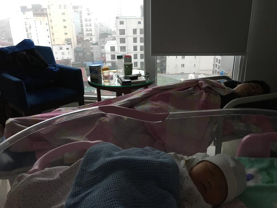 Review đi đẻ tại Hồng Ngọc Yên Ninh (dù lúc đăng kí gói thai sản được hẹn gặp lại ở Mỹ Đình hmmm)

Xin chào các mom, em mới sinh ở HN đc 5 tuần, trong giây phút bình yên hiếm hoi giữa WW5, em xin đc kể lại câu chuyện đi đẻ của em cho các mom cùng nghe :))

Đúng ngày này 5 tuần trước, đang ngủ trưa thì em phát hiện vỡ ối, liền lập tức quơ hết túi tắm bị bọc (dù viện có đủ đồ rồi nhưng em vẫn mang cả thế giới đi), gọi điện cho chồng mà giọng 2 đứa đều run cầm cập. Khi đó em đã 40w1d nên cả nhà đều ngóng bé lắm rồi, nên lúc thấy có dấu hiệu thì phấn khởi lắm haha (mấy tiếng sau mới biết thế nào là lễ độ :))

Đến viện, em đc cho lên xe lăn đẩy lên tầng 13 ngay, em cứ nói tự đi được nhưng bạn y tá không cho tự đi. Đến nơi em được siêu âm và khám trong ngay và luôn, mới rỉ ối, chưa mở tí nào! Con thì nặng 3636gr nên anh Tú bảo cứ theo dõi, kích thích các kiểu dần đi rồi nếu ko được thì mổ. Sau đó em được đưa đi thay quần áo và nằm máy monitor. 

Cho đến tận 6-7h tối em vẫn chỉ có cơn gò nhẹ tầm mức 40-50 nên vẫn nhởn nhơ lắm. Hôm đấy ở khoa sản có cặp đôi người nước ngoài đến khám mà bác sĩ cần phiên dịch, vừa hay em mới khai nghề nghiệp là giảng viên ngoại ngữ và chồng là bác sĩ, nên được triệu hồi đi phiên dịch luôn :))) nghĩ lại cái cảnh lần đầu đi dịch mà khệnh khạng đóng bỉm thật ko nhịn đc cười :)) Em có bảo thế này viện phải giảm viện phí cho em nhưng đương nhiên làm gì có chuyện đó :))

Lúc sau em bắt đầu có nhiều cơn đau mạnh hơn. Lúc này bs khám em đã mở 1 phân, xoá gần hết, ctc mềm mại, có khả năng sinh thường. Em lại tiếp tục nằm máy (đau quằn quại huhu) đến tầm 12h đêm thì mở được thành 4 phân, bs đưa vào phòng sinh cho làm giảm đau. Bs giảm đau rất ân cần nhẹ nhàng, và chỉ một lát sau, mặc dù cơn đau lên tận tần số 80-90, em chỉ thấy hơi đau xíu và ngủ đến gần sáng :))

Đến tầm 4h sáng, em tỉnh dậy với cơn đau dữ dội, lúc này tần số cơn đau đã hơn 100, em cảm thấy thuốc giảm đau ko có tác dụng mấy nữa nên cầu xin bác sĩ cho em thêm thuốc (như một con nghiện :)) Các mom yên tâm là chồng được vào cùng để các mom tha hồ cấu xé níu vịn mắng mỏ nhé :)) Sau khi tăng liều lên thì em hết hẳn đau, nhưng cũng hết hẳn buồn rặn luôn, mở 10 phân mà không cảm thấy gì. 

Sau đó bác sĩ Tú có hướng dẫn em rặn theo chỉ số cơn đau trên máy (bs nhìn máy và chỉ huy rặn), nhưng không ăn thua vì con em không chịu xuống, và hình như là bé ngửa mặt lên nên khó chui ra.
Vậy là em chuyển sang giai đoạn 2: mổ đẻ!

Lúc đó em tiếc công chịu đau cả đêm + sợ hãi các kiểu nên cứ âm thầm khóc. Khi được đẩy vào phòng mổ, em chỉ nhớ láng máng là rất đông người, mỗi ng một việc cực kì chuyên nghiệp, gắn rất nhiều máy móc, phủ vải xanh và tiêm vào người em. Có hẳn một bác sĩ nam đứng ở đầu giường mổ để hỏi han trấn an em, rằng mổ nhanh lắm, không đau đâu, sắp được gặp con rồi.... 

Quả thật chỉ tầm 10p sau là em bé ra đời! Em còn nhớ y nguyên giọng bác Tú lúc đó: "Đây rồi công chúa của bác đây rồi!" sau đó các cô bế bé đi vệ sinh và mặc quần áo. Anh Tú còn dặn dò động viên em gì nữa mà em ko thể nhớ nổi. Mới chỉ thấy cái chân con thôi mà em khóc quá trời, làm anh bác sĩ đứng đầu giường lại phải dỗ :)) quá mệt :))

Sau đó em được đưa đi nằm ở phòng theo dõi còn bé đi gặp bố và bà, rồi cũng đi theo dõi luôn. Phòng theo dõi của mẹ rất sạch đẹp hiện đại, nhân viên y tế ai cũng nhẹ nhàng ấm áp làm em cảm động lắm luôn (lại khóc hic), chắc tại bị truyền nhiều oxytoxin nên em cảm thấy hạnh phúc thái quá chăng? :))

5 ngày sau ở viện em được thăm khám rất thường xuyên, ai cũng nhẹ nhàng, được cho ăn 6 bữa/ ngày, ở phòng riêng 1210 sạch sẽ, view siêu to rộng. Cần gì chỉ cần ấn nút là sẽ có những cô y tá điều dưỡng xinh đẹp vào thăm hỏi ngay.

Tổng chi phí đẻ sau khi trừ BHYT là rơi vào tầm 3 mấy triệu em ko nhớ, rất đáng đồng tiền bát gạo. Mổ không đau là có thật, ngày thứ 2 em đã đi lại được, bế con các kiểu. Vết mổ đẹp, chồng em là bác sĩ còn phải khen chưa bao giờ thấy ai khâu khéo như anh Tú.

Đó, giờ thì em đang nằm trông cục bông ngủ và viết review này. Chúc các mom cũng có quyết định sáng suốt như em :)) và đừng sợ đẻ mổ, em còn tiếc là k mổ luôn từ đầu cho đỡ đau với cả bị khám trong ngại vch :))