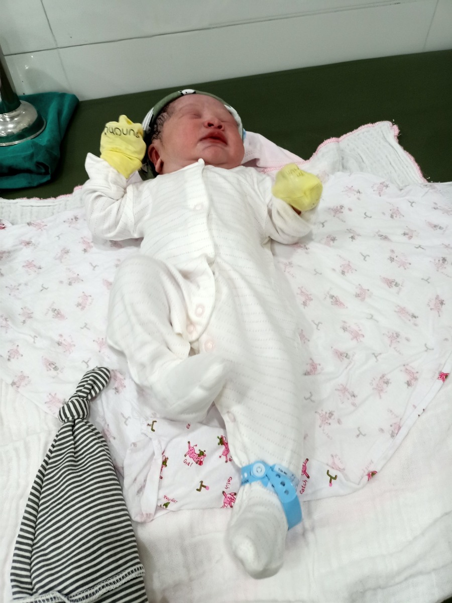 Mình vừa sinh sáng t7 (17/4) ở Bệnh Viện Đa Khoa Hà Đông. Mình sẽ review lại cho các bạn nào còn lăn tăn chưa biết chọn viện nào để sinh, thì theo mình thấy viện Hà Đông xứng đáng là lựa chọn ưu tiên nếu ko có vấn đề j về bệnh lý quá đặc biệt nhé ạ.

Mình sinh lần 2, bé đầu đẻ thường ở sản C. Sản C thì ko dám chê trách j về chuyên môn, chỉ có điều bị cách ly từ lúc bước chân vào viện đến khi đẻ xong. Ngày có 3 mốc thời gian ng nhà vào thăm, mỗi lần được 1 tiếng, đã vào là ko đổi ng được, ra thì ko vào lại được. Ng nhà thăm nom cũng bị hạn chế. Nhà mình lại ít người, nhiều khi rất bất tiện, nên lần này mình chọn phương án khác.

Bạn bè mình ở mạn Hà Đông nhiều nên hội nó có giới thiệu qua khám ở bsi Hùng - 68 Vạn Phúc. Nhưng ban đầu mình cũng chưa đến, vẫn ưu tiên khám bsi sản C và qua cả pk An An (BVien Bưu Điện) - nhà mình ở Thanh Xuân. 

Lúc mình được 20w thì bạn mình đẻ mổ ở HD, kíp mổ có bsi Hùng và bsi Thái. Nó khen bsi Hùng ghê lắm, bsi mổ mát tay, nhẹ nhàng, ko đau, sau mổ thăm hỏi hàng ngày. Nói chung là rất thân thiện, nhiệt tình với bệnh nhân. Sau quả review chân thực đấy mình mới thêm bạn fb với c Trang - vợ a Hùng để đky khám từ mốc 22w.

Ấn tượng đầu tiên là phải đặt lịch sớm (3-5ngày), mốc h khám cụ thể. Lúc đến thực tế mới thấy cách làm việc rất chuyên nghiệp, ko phải chờ đợi lâu, mình đặt h nào chỉ cần đến đúng h đấy là được khám luôn. 

Ấn tượng tiếp theo là phòng khám dễ thương lắm các mẹ ạ, full hồng nha, chắc bà Trang bả ý mê màu hường 🤣🤣🤣 Ấn tượng tiếp nữa là chi phí khám rẻ hơn tất cả những chỗ mình đã từng khám! Hehe. 

Ấn tượng quyết định là nhiệt tình, 2 vợ chồng bác sĩ đều nhiệt tình cực lun ý, chị vợ thì dễ thương, luôn nhớ tên, fb của khách hàng, làm mình cảm thấy kiểu như được trân trọng ấy. Đấy là điểm mấu chốt giữ mình quay lại tất cả các lần sau. 🥰🥰🥰

Khám ở đây thì yên tâm nha các bạn, ko phải lo vào viện kiểm tra làm j cho chật chội, chờ đợi. Đến mốc làm hss a/c cũng hướng dẫn từ A-z luôn ấy

Đến ngày dự sinh chưa thấy có dấu hiệu j, bsi bảo mình vào viện kiểm tra nhưng ctc còn cao với dày, chưa đẻ được mà mình dự kiến sinh thường. Bsi lách ối và bảo về nhà theo dõi thêm. Cứ nghĩ chắc phải tuần nữa mới sinh thì ôi thôi, sáng vào viện, đêm đau đẻ luôn 🤣🤣🤣. 

1,2h sáng đang ngủ thì cơn đau ập đến cứ nghĩ đang nằm mơ, vẫn cố ngủ tiếp. 3h dậy bảo ck là e đau đẻ rồi nhưng theo kinh nghiệm e thấy vẫn chưa dồn dập vs tự dưng sấm chớp đùng đùng xong mưa to, nên là cố ngủ tiếp đến 6h. Gọi cho c Trang bảo c ơi e đau 5p 1 cơn rồi. Bà ý bảo vào luôn đi a Hùng đang trong viện. Thế là bắt taxi vào viện luôn. 6h20 đến viện, a Hùng ktra bảo mở 4p rồi, thay đồ đi rồi lên bàn đẻ luôn! 😅😅😅

Vâng vì lần 1 mình được tiêm giảm đau trước sinh nên đẻ bạn đầu 3kg1 nhẹ nhàng lắm ko đau đớn hay mất sức j mấy. Lần này cũng xin bsi tiêm giảm đau nhưng số đen, vừa lúc ý hết thuốc. Mình khóc nước mắt chảy vào trong. Ekip của mình có c Hoa vs a Hùng đỡ chính. C Hoa động viên bảo yên tâm, c cho m đẻ ko đau ko cần thuốc luôn. Và mình đã đặt trọn niềm tin vào c! 🤣🤣🤣

Nói ko đau thì ko đúng nhưng mà tương đối ko áp lực lắm. Mình đk truyền kích đẻ và a c hướng dẫn, hỗ trợ kèm doạ dẫm nên 6h55 con mình đã tòi ra rồi ạ. 😅😅😅 Nhiều lúc mình bảo úi đau quá cho e nghỉ, thì a c lại bảo thôi nó ko đẻ thường được cho đi mổ. Mình thì nhát ăn dao nghe thấy thế cái sợ quá bảo ấy a c tiếp đi, e dặn bây h đây! 😅😅😅 Tuy hơi đau với mệt nhưng tinh thần vui vẻ kéo lại sức ạ! Hihi. Đẻ thường bị rạch là chắc chắn rồi, c Hoa khâu nhẹ nhàng nên mình chạ có cảm giác gì, lúc ý được ôm con nên cũng sướng. Quên hết mọi thứ.
Mình còn nhờ c y tá chụp ảnh cho lúc đang da kề da vs con. Các c thân thiện lắm ạ, bảo đợi tí cho bé hồng lên chút chụp mới đẹp! 😁 Xong lúc các c lau với mặc đồ cho bé cũng bảo đưa đt đây c chụp cho mấy kiểu. Ui ưng dã man ấy! 🥰🥰🥰

Mình đky phòng 1tr5, 1 mình 1 phòng. Mình đẻ thườg ở 1 ngày mà kiểu ko thik ồn ào nên đky luôn phòng đấy cho thoải mái. Phòng thoáng, mát mẻ, có điều hoà. Vệ sinh sạch sẽ, có tủ lạnh cây nước nóng, giường cho ng nhà đầy đủ. Mỗi tội đêm và sáng sớm hơi ồn. Có nút bấm gọi y tá nếu cần. Phòng ở cuối dãy nên cảm giác có hơi bị lãng quên chút. Mình đẻ t7 nên có vẻ vắng, vắng từ y tá đến sản phụ. Muốn hỏi j bấm ko thấy được toàn phải nhờ chồng đi tìm. 😔 Tìm còn ko thấy mới khổ. Nhắc mãi c y tá trực mới mang kháng sinh cho, tối đau tìm c để nhờ nhét thuốc cũng ko thấy, may sau đấy c vẫn đến nên đêm đỡ đau vết khâu mới ngủ được.

Plasma ko chiếu chủ nhật, mình đẻ sáng t7 nên chiều mới hỏi thì y tá bảo mai ko chiếu, hnay thì chiếu rồi. Lấy máu gót chân thì lại chỉ lấy ngày thường. Nói chung ngoài việc vắng ra thì đẻ t7, cn các dịch vụ ko được ok cho lắm. 

Mình ở đến sáng hôm sau tắm cho bé xong là khăn gói quả mướp đi về thôi. 😁😁😁

Về chi phí, vào viện là ứng luôn 3tr. E dự trù có cả giảm đau và chiếu plasma nhưng ko có cơ hội sử dụng. Bảo hiểm của mình thì cty chưa đóng nên hết hạn coi như ko có bảo hiểm. Mình ra viện cn phòng hành chính họ ko làm viêc, đến mai ck mình mới đi thanh toán thì mình update chi phí nha. 

P/s: quên chụp ảnh cả phòng nên up tạm góc phòng. Phòng giống như trong group các mẹ đã từng up ạ.