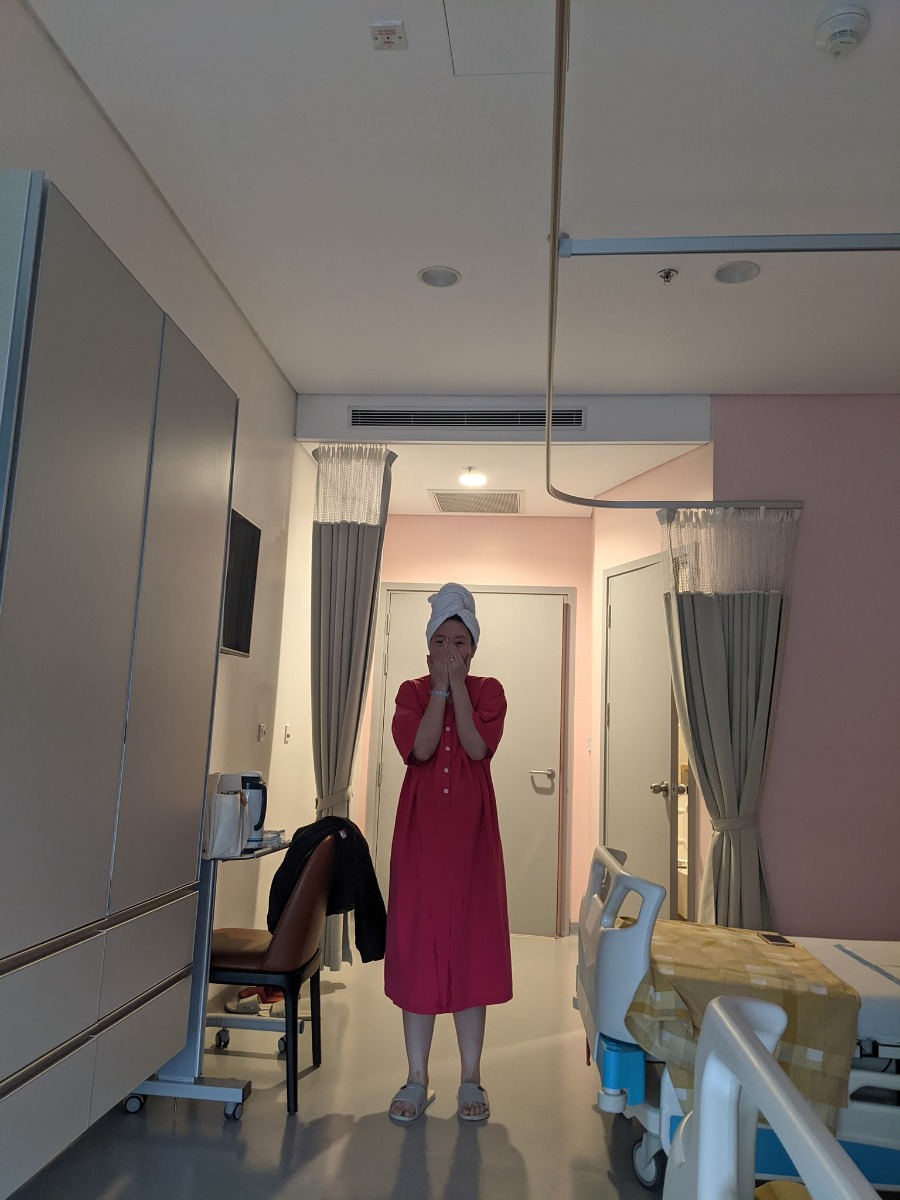 NHẬT KÝ VƯỢT CẠN TẠI BV VIỆT PHÁP HN - CẢM XÚC HÌNH SIN

Vợ mình bắt đầu có dấu hiệu chuyển dạ lúc 11h30p đêm ngày 10/04. Cơn chuyển dạ đến tư từ, không quá dồn dập nhưng mỗi lúc một tăng lên cả về cường độ lẫn chu kỳ. Vợ mình khá là kém khoản chịu đau nhưng lần này thật bất ngờ khi vẫn nhắm mắt nằm đến khi trời sáng khi tự mình vượt qua trên dưới 10 cơn đau chuyển dạ với cường độ mỗi lúc một tăng.

Sáng 11/04, lúc 5h00 phút. Vợ mình nhận chỉ định nhập viện do CTC đã mở được 1cm đầu tiên. Lúc này tâm trạng khá hồi hộp và vui mừng. Mình tất tưởi chạy đi làm thủ tục nhập viện và đặt phòng Single + Visitor cho 1 đêm sinh thường tại HFH. Trong lúc đó vợ mình được di chuyển lên phòng chờ và gắn máy Monitor theo dõi liên tục. 7h35p vợ mình vỡ ối, mình và vợ đều sẵn sàng cho cuộc vượt cạn. Trước khi làm giảm đau, gây tê ngoài màng cứng, thực sự là quãng thời gian khó khăn nhất khi những cơn đau đến ngày một dồn dập, vợ mình bị cơn đau chế ngự hoàn toàn.

11h00 vợ mình hoàn thành gây tê ngoài màng cứng, và di chuyển lên phòng đẻ số 3. Lúc này CTC đã mở được 4 cm. Tâm trạng cả 2 vợ chồng đều rất vui vì mọi thứ đều theo lộ trình ước tính trước đó. Cho đến khi Bác sỹ khám khi CTC đã mở đc 9 cm, Bác sỹ mặt co lại, xám xịt và thông báo với mình 1 tin, khiến mình và vợ mình mất hoàn toàn bình tĩnh. Nguyên văn "Em bé ngửa mặt lên đồng thời, monitor đã hoàn toàn không bắt được tim thai trong 10p" mình đứng ngay sát vợ lắng nghe từng câu chữ, mắt thì nhìn máy monitor chỉ 1 dấu ? vàng ệch trên màn hình monitor. Sau 1p suy nghĩ, bác sỹ và mình đều đưa ra quyết định. Mổ đẻ khẩn cấp. Sau khi nghe tin, người vợ mình run lên liên hồi, phần do lạnh, phần do lo sợ. Lo sợ cho sự an nguy của con gái mình.

Sau khi ký tá mọi giấy tờ và ký vào bản cam kết phẫu thuât với lý do Thai ngửa, Suy thai. Yêu cầu mổ gấp. Mình quay lại với vợ, chỉ kịp hôn lên trán vợ và nói "2 mẹ con cố lên, bố biết 2 mẹ con sẽ làm được" rồi đứng như trời trồng khi nhìn xe đẩy, đẩy chiếc giường vào phòng mổ trong khi các bác sỹ vẫn liên tục truyền các lọ thuốc vào tay vợ mình.
Lúc đấy, cổ họng mình nghẹn lại. Nhưng vẫn nhanh chóng chạy thẳng xuống Khoa Sản, nhận quần áo sạch, tắm và sát trùng cơ thể để tiến hành Da kề da với con gái. 1 phút rồi 5 phút rồi 10 phút, thời gian mình đếm đến từng tíc tắc. Chỉ một mình mình với cái hành lang màu hồng. Lần đầu tiên mình chảy nc mắt vì sợ hãi và cô độc.

13h35p. Chị chăm sóc kéo theo 1 xe lồng. Mình chạy đến hỏi chị. Chị ơi, em bé của bạn Phạm Thùy Trang đúng không chị? Chị nói "Đúng rồi! Em ra ngoài lúc 13h28p, em gái và em nặng 2.5kg. Sức khoẻ của em và mẹ đều tốt. Anh nằm xuống để mình Da kề da với em nhé". Mình đỡ con vào lòng, hỏi liên tục chị chăm sóc về thông tin của vợ. Chị trấn an mình bằng thông tin rằng vợ mình vẫn tỉnh táo, các bác sỹ đang tiến hành phần còn lại của ca phẫu thuật. Vừa da kề da với con mà nước mắt ngấn lên. Phần vì hạnh phúc, phần vì lo cho vợ.

16h55p. Vợ mình đc trả về phòng. Mình cùng con đi về với vợ. Cho đến khi mình gặp được vợ, thấy vợ tỉnh táo tươi cười. Lúc đó cơ hàm, cơ mặt, cơ tay mới thực sự đc thả lỏng. Mình trả con cho vợ và tự nhủ. Thành công rồi, mình làm bố rồi!!!

Một trải nghiệm đưa vợ đi đẻ mà có lẽ mình sẽ không thể nào quên được. Từng cung bậc cảm xúc mình từ vui mừng đến kinh hãi, lo lắng cho đến hạnh phúc khi nhìn vợ con bình an trở về.

P/s: Cháu chào các cô các chú. Cháu tên là Tuệ Minh, tên ở nhà là Tô. Cháu nặng 2.5 kg và thích được xoa lưng đi ngủ ạ. Các cô, các chú ủn mông cho cháu hay ăn chóng lớn nha. 🥳🥰👶

P/s 2: Chân thành cảm ơn Bác sỹ Nghị cùng kíp trực đã đỡ đẻ cho vợ em. Với sự chân thành, cẩn thận và tâm huyết hết mực. Cảc ơn Bác sỹ Quyết và Bác sỹ Thu đã tận tình thăm khám trong suốt thai kỳ. Em chắc chắn sẽ chọn HFH tại tập 2. Các mẹ yên tâm khi lựa chọn HFH nhaa.