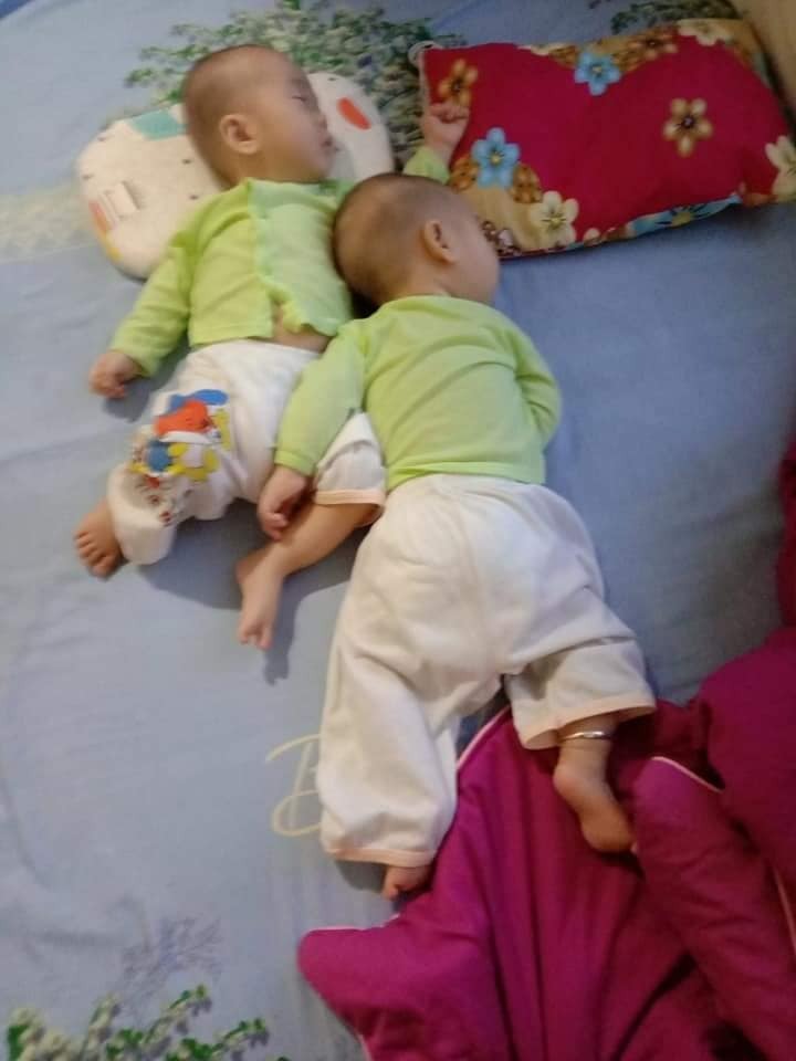 Lúc dậy bme dậy đặt hai em ngủ ngay ngắn, chỉ được một lúc thì hai em ngủ ntn đây. Nhìn ghét quá cơ!