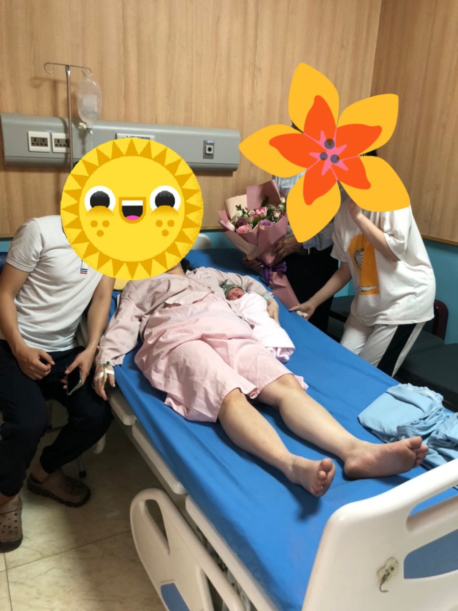 Mình vừa sinh sáng t7 (17/4) ở Bệnh Viện Đa Khoa Hà Đông. Mình sẽ review lại cho các bạn nào còn lăn tăn chưa biết chọn viện nào để sinh, thì theo mình thấy viện Hà Đông xứng đáng là lựa chọn ưu tiên nếu ko có vấn đề j về bệnh lý quá đặc biệt nhé ạ.

Mình sinh lần 2, bé đầu đẻ thường ở sản C. Sản C thì ko dám chê trách j về chuyên môn, chỉ có điều bị cách ly từ lúc bước chân vào viện đến khi đẻ xong. Ngày có 3 mốc thời gian ng nhà vào thăm, mỗi lần được 1 tiếng, đã vào là ko đổi ng được, ra thì ko vào lại được. Ng nhà thăm nom cũng bị hạn chế. Nhà mình lại ít người, nhiều khi rất bất tiện, nên lần này mình chọn phương án khác.

Bạn bè mình ở mạn Hà Đông nhiều nên hội nó có giới thiệu qua khám ở bsi Hùng - 68 Vạn Phúc. Nhưng ban đầu mình cũng chưa đến, vẫn ưu tiên khám bsi sản C và qua cả pk An An (BVien Bưu Điện) - nhà mình ở Thanh Xuân. 

Lúc mình được 20w thì bạn mình đẻ mổ ở HD, kíp mổ có bsi Hùng và bsi Thái. Nó khen bsi Hùng ghê lắm, bsi mổ mát tay, nhẹ nhàng, ko đau, sau mổ thăm hỏi hàng ngày. Nói chung là rất thân thiện, nhiệt tình với bệnh nhân. Sau quả review chân thực đấy mình mới thêm bạn fb với c Trang - vợ a Hùng để đky khám từ mốc 22w.

Ấn tượng đầu tiên là phải đặt lịch sớm (3-5ngày), mốc h khám cụ thể. Lúc đến thực tế mới thấy cách làm việc rất chuyên nghiệp, ko phải chờ đợi lâu, mình đặt h nào chỉ cần đến đúng h đấy là được khám luôn. 

Ấn tượng tiếp theo là phòng khám dễ thương lắm các mẹ ạ, full hồng nha, chắc bà Trang bả ý mê màu hường 🤣🤣🤣 Ấn tượng tiếp nữa là chi phí khám rẻ hơn tất cả những chỗ mình đã từng khám! Hehe. 

Ấn tượng quyết định là nhiệt tình, 2 vợ chồng bác sĩ đều nhiệt tình cực lun ý, chị vợ thì dễ thương, luôn nhớ tên, fb của khách hàng, làm mình cảm thấy kiểu như được trân trọng ấy. Đấy là điểm mấu chốt giữ mình quay lại tất cả các lần sau. 🥰🥰🥰

Khám ở đây thì yên tâm nha các bạn, ko phải lo vào viện kiểm tra làm j cho chật chội, chờ đợi. Đến mốc làm hss a/c cũng hướng dẫn từ A-z luôn ấy

Đến ngày dự sinh chưa thấy có dấu hiệu j, bsi bảo mình vào viện kiểm tra nhưng ctc còn cao với dày, chưa đẻ được mà mình dự kiến sinh thường. Bsi lách ối và bảo về nhà theo dõi thêm. Cứ nghĩ chắc phải tuần nữa mới sinh thì ôi thôi, sáng vào viện, đêm đau đẻ luôn 🤣🤣🤣. 

1,2h sáng đang ngủ thì cơn đau ập đến cứ nghĩ đang nằm mơ, vẫn cố ngủ tiếp. 3h dậy bảo ck là e đau đẻ rồi nhưng theo kinh nghiệm e thấy vẫn chưa dồn dập vs tự dưng sấm chớp đùng đùng xong mưa to, nên là cố ngủ tiếp đến 6h. Gọi cho c Trang bảo c ơi e đau 5p 1 cơn rồi. Bà ý bảo vào luôn đi a Hùng đang trong viện. Thế là bắt taxi vào viện luôn. 6h20 đến viện, a Hùng ktra bảo mở 4p rồi, thay đồ đi rồi lên bàn đẻ luôn! 😅😅😅

Vâng vì lần 1 mình được tiêm giảm đau trước sinh nên đẻ bạn đầu 3kg1 nhẹ nhàng lắm ko đau đớn hay mất sức j mấy. Lần này cũng xin bsi tiêm giảm đau nhưng số đen, vừa lúc ý hết thuốc. Mình khóc nước mắt chảy vào trong. Ekip của mình có c Hoa vs a Hùng đỡ chính. C Hoa động viên bảo yên tâm, c cho m đẻ ko đau ko cần thuốc luôn. Và mình đã đặt trọn niềm tin vào c! 🤣🤣🤣

Nói ko đau thì ko đúng nhưng mà tương đối ko áp lực lắm. Mình đk truyền kích đẻ và a c hướng dẫn, hỗ trợ kèm doạ dẫm nên 6h55 con mình đã tòi ra rồi ạ. 😅😅😅 Nhiều lúc mình bảo úi đau quá cho e nghỉ, thì a c lại bảo thôi nó ko đẻ thường được cho đi mổ. Mình thì nhát ăn dao nghe thấy thế cái sợ quá bảo ấy a c tiếp đi, e dặn bây h đây! 😅😅😅 Tuy hơi đau với mệt nhưng tinh thần vui vẻ kéo lại sức ạ! Hihi. Đẻ thường bị rạch là chắc chắn rồi, c Hoa khâu nhẹ nhàng nên mình chạ có cảm giác gì, lúc ý được ôm con nên cũng sướng. Quên hết mọi thứ.
Mình còn nhờ c y tá chụp ảnh cho lúc đang da kề da vs con. Các c thân thiện lắm ạ, bảo đợi tí cho bé hồng lên chút chụp mới đẹp! 😁 Xong lúc các c lau với mặc đồ cho bé cũng bảo đưa đt đây c chụp cho mấy kiểu. Ui ưng dã man ấy! 🥰🥰🥰

Mình đky phòng 1tr5, 1 mình 1 phòng. Mình đẻ thườg ở 1 ngày mà kiểu ko thik ồn ào nên đky luôn phòng đấy cho thoải mái. Phòng thoáng, mát mẻ, có điều hoà. Vệ sinh sạch sẽ, có tủ lạnh cây nước nóng, giường cho ng nhà đầy đủ. Mỗi tội đêm và sáng sớm hơi ồn. Có nút bấm gọi y tá nếu cần. Phòng ở cuối dãy nên cảm giác có hơi bị lãng quên chút. Mình đẻ t7 nên có vẻ vắng, vắng từ y tá đến sản phụ. Muốn hỏi j bấm ko thấy được toàn phải nhờ chồng đi tìm. 😔 Tìm còn ko thấy mới khổ. Nhắc mãi c y tá trực mới mang kháng sinh cho, tối đau tìm c để nhờ nhét thuốc cũng ko thấy, may sau đấy c vẫn đến nên đêm đỡ đau vết khâu mới ngủ được.

Plasma ko chiếu chủ nhật, mình đẻ sáng t7 nên chiều mới hỏi thì y tá bảo mai ko chiếu, hnay thì chiếu rồi. Lấy máu gót chân thì lại chỉ lấy ngày thường. Nói chung ngoài việc vắng ra thì đẻ t7, cn các dịch vụ ko được ok cho lắm. 

Mình ở đến sáng hôm sau tắm cho bé xong là khăn gói quả mướp đi về thôi. 😁😁😁

Về chi phí, vào viện là ứng luôn 3tr. E dự trù có cả giảm đau và chiếu plasma nhưng ko có cơ hội sử dụng. Bảo hiểm của mình thì cty chưa đóng nên hết hạn coi như ko có bảo hiểm. Mình ra viện cn phòng hành chính họ ko làm viêc, đến mai ck mình mới đi thanh toán thì mình update chi phí nha. 

P/s: quên chụp ảnh cả phòng nên up tạm góc phòng. Phòng giống như trong group các mẹ đã từng up ạ.