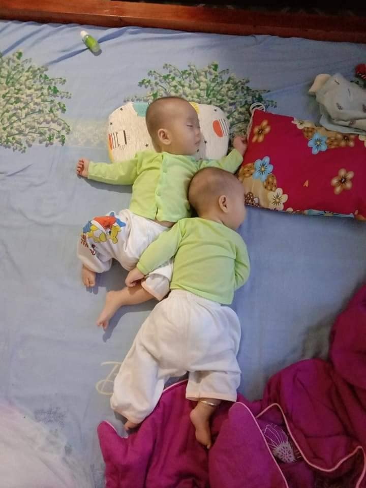 Lúc dậy bme dậy đặt hai em ngủ ngay ngắn, chỉ được một lúc thì hai em ngủ ntn đây. Nhìn ghét quá cơ!