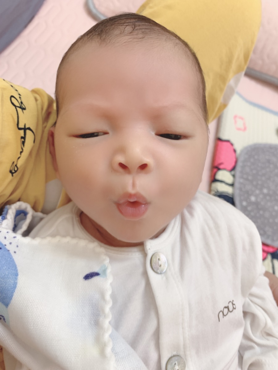 Các mom ơi . Con e đc 20d mà đêm ngủ cứ oẹ oẹ nhg k khóc to , e cuốn chũn nên cứ co 2 chân lên như kiểu khó chịu ở bụng ý . Có m nào thấy bé có biểu hiện như bé nhà e ko . Làm sao để giúp con ạ hiccc