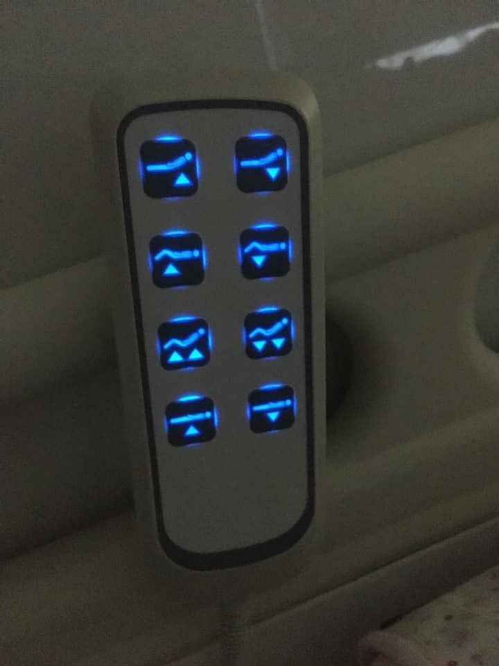 Review đi đẻ tại Hồng Ngọc Yên Ninh (dù lúc đăng kí gói thai sản được hẹn gặp lại ở Mỹ Đình hmmm)

Xin chào các mom, em mới sinh ở HN đc 5 tuần, trong giây phút bình yên hiếm hoi giữa WW5, em xin đc kể lại câu chuyện đi đẻ của em cho các mom cùng nghe :))

Đúng ngày này 5 tuần trước, đang ngủ trưa thì em phát hiện vỡ ối, liền lập tức quơ hết túi tắm bị bọc (dù viện có đủ đồ rồi nhưng em vẫn mang cả thế giới đi), gọi điện cho chồng mà giọng 2 đứa đều run cầm cập. Khi đó em đã 40w1d nên cả nhà đều ngóng bé lắm rồi, nên lúc thấy có dấu hiệu thì phấn khởi lắm haha (mấy tiếng sau mới biết thế nào là lễ độ :))

Đến viện, em đc cho lên xe lăn đẩy lên tầng 13 ngay, em cứ nói tự đi được nhưng bạn y tá không cho tự đi. Đến nơi em được siêu âm và khám trong ngay và luôn, mới rỉ ối, chưa mở tí nào! Con thì nặng 3636gr nên anh Tú bảo cứ theo dõi, kích thích các kiểu dần đi rồi nếu ko được thì mổ. Sau đó em được đưa đi thay quần áo và nằm máy monitor. 

Cho đến tận 6-7h tối em vẫn chỉ có cơn gò nhẹ tầm mức 40-50 nên vẫn nhởn nhơ lắm. Hôm đấy ở khoa sản có cặp đôi người nước ngoài đến khám mà bác sĩ cần phiên dịch, vừa hay em mới khai nghề nghiệp là giảng viên ngoại ngữ và chồng là bác sĩ, nên được triệu hồi đi phiên dịch luôn :))) nghĩ lại cái cảnh lần đầu đi dịch mà khệnh khạng đóng bỉm thật ko nhịn đc cười :)) Em có bảo thế này viện phải giảm viện phí cho em nhưng đương nhiên làm gì có chuyện đó :))

Lúc sau em bắt đầu có nhiều cơn đau mạnh hơn. Lúc này bs khám em đã mở 1 phân, xoá gần hết, ctc mềm mại, có khả năng sinh thường. Em lại tiếp tục nằm máy (đau quằn quại huhu) đến tầm 12h đêm thì mở được thành 4 phân, bs đưa vào phòng sinh cho làm giảm đau. Bs giảm đau rất ân cần nhẹ nhàng, và chỉ một lát sau, mặc dù cơn đau lên tận tần số 80-90, em chỉ thấy hơi đau xíu và ngủ đến gần sáng :))

Đến tầm 4h sáng, em tỉnh dậy với cơn đau dữ dội, lúc này tần số cơn đau đã hơn 100, em cảm thấy thuốc giảm đau ko có tác dụng mấy nữa nên cầu xin bác sĩ cho em thêm thuốc (như một con nghiện :)) Các mom yên tâm là chồng được vào cùng để các mom tha hồ cấu xé níu vịn mắng mỏ nhé :)) Sau khi tăng liều lên thì em hết hẳn đau, nhưng cũng hết hẳn buồn rặn luôn, mở 10 phân mà không cảm thấy gì. 

Sau đó bác sĩ Tú có hướng dẫn em rặn theo chỉ số cơn đau trên máy (bs nhìn máy và chỉ huy rặn), nhưng không ăn thua vì con em không chịu xuống, và hình như là bé ngửa mặt lên nên khó chui ra.
Vậy là em chuyển sang giai đoạn 2: mổ đẻ!

Lúc đó em tiếc công chịu đau cả đêm + sợ hãi các kiểu nên cứ âm thầm khóc. Khi được đẩy vào phòng mổ, em chỉ nhớ láng máng là rất đông người, mỗi ng một việc cực kì chuyên nghiệp, gắn rất nhiều máy móc, phủ vải xanh và tiêm vào người em. Có hẳn một bác sĩ nam đứng ở đầu giường mổ để hỏi han trấn an em, rằng mổ nhanh lắm, không đau đâu, sắp được gặp con rồi.... 

Quả thật chỉ tầm 10p sau là em bé ra đời! Em còn nhớ y nguyên giọng bác Tú lúc đó: "Đây rồi công chúa của bác đây rồi!" sau đó các cô bế bé đi vệ sinh và mặc quần áo. Anh Tú còn dặn dò động viên em gì nữa mà em ko thể nhớ nổi. Mới chỉ thấy cái chân con thôi mà em khóc quá trời, làm anh bác sĩ đứng đầu giường lại phải dỗ :)) quá mệt :))

Sau đó em được đưa đi nằm ở phòng theo dõi còn bé đi gặp bố và bà, rồi cũng đi theo dõi luôn. Phòng theo dõi của mẹ rất sạch đẹp hiện đại, nhân viên y tế ai cũng nhẹ nhàng ấm áp làm em cảm động lắm luôn (lại khóc hic), chắc tại bị truyền nhiều oxytoxin nên em cảm thấy hạnh phúc thái quá chăng? :))

5 ngày sau ở viện em được thăm khám rất thường xuyên, ai cũng nhẹ nhàng, được cho ăn 6 bữa/ ngày, ở phòng riêng 1210 sạch sẽ, view siêu to rộng. Cần gì chỉ cần ấn nút là sẽ có những cô y tá điều dưỡng xinh đẹp vào thăm hỏi ngay.

Tổng chi phí đẻ sau khi trừ BHYT là rơi vào tầm 3 mấy triệu em ko nhớ, rất đáng đồng tiền bát gạo. Mổ không đau là có thật, ngày thứ 2 em đã đi lại được, bế con các kiểu. Vết mổ đẹp, chồng em là bác sĩ còn phải khen chưa bao giờ thấy ai khâu khéo như anh Tú.

Đó, giờ thì em đang nằm trông cục bông ngủ và viết review này. Chúc các mom cũng có quyết định sáng suốt như em :)) và đừng sợ đẻ mổ, em còn tiếc là k mổ luôn từ đầu cho đỡ đau với cả bị khám trong ngại vch :))