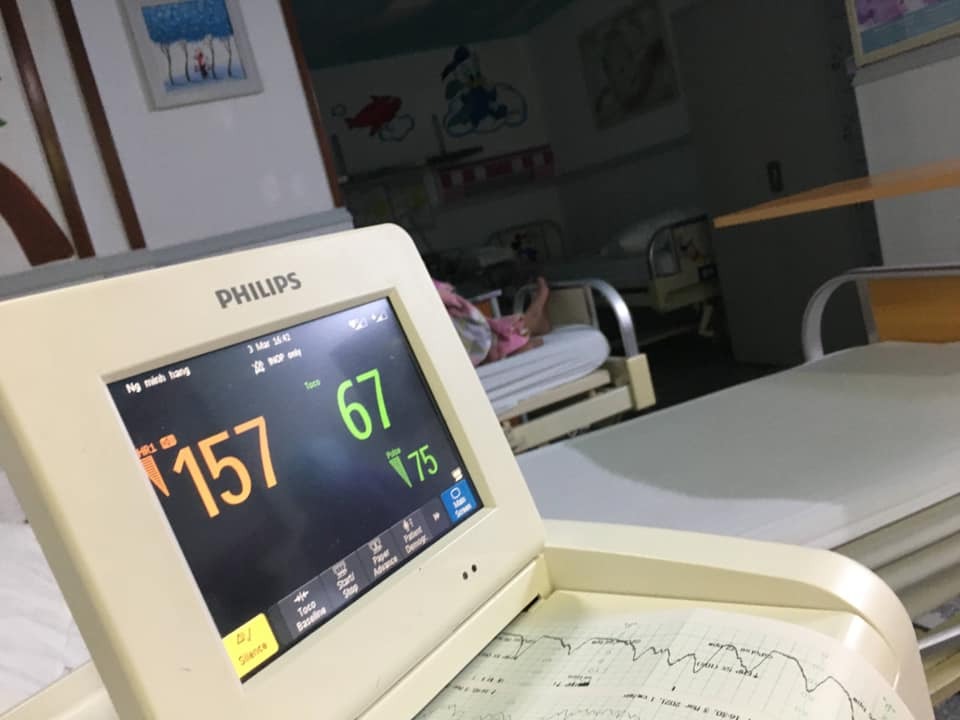 Review đi đẻ tại Hồng Ngọc Yên Ninh (dù lúc đăng kí gói thai sản được hẹn gặp lại ở Mỹ Đình hmmm)

Xin chào các mom, em mới sinh ở HN đc 5 tuần, trong giây phút bình yên hiếm hoi giữa WW5, em xin đc kể lại câu chuyện đi đẻ của em cho các mom cùng nghe :))

Đúng ngày này 5 tuần trước, đang ngủ trưa thì em phát hiện vỡ ối, liền lập tức quơ hết túi tắm bị bọc (dù viện có đủ đồ rồi nhưng em vẫn mang cả thế giới đi), gọi điện cho chồng mà giọng 2 đứa đều run cầm cập. Khi đó em đã 40w1d nên cả nhà đều ngóng bé lắm rồi, nên lúc thấy có dấu hiệu thì phấn khởi lắm haha (mấy tiếng sau mới biết thế nào là lễ độ :))

Đến viện, em đc cho lên xe lăn đẩy lên tầng 13 ngay, em cứ nói tự đi được nhưng bạn y tá không cho tự đi. Đến nơi em được siêu âm và khám trong ngay và luôn, mới rỉ ối, chưa mở tí nào! Con thì nặng 3636gr nên anh Tú bảo cứ theo dõi, kích thích các kiểu dần đi rồi nếu ko được thì mổ. Sau đó em được đưa đi thay quần áo và nằm máy monitor. 

Cho đến tận 6-7h tối em vẫn chỉ có cơn gò nhẹ tầm mức 40-50 nên vẫn nhởn nhơ lắm. Hôm đấy ở khoa sản có cặp đôi người nước ngoài đến khám mà bác sĩ cần phiên dịch, vừa hay em mới khai nghề nghiệp là giảng viên ngoại ngữ và chồng là bác sĩ, nên được triệu hồi đi phiên dịch luôn :))) nghĩ lại cái cảnh lần đầu đi dịch mà khệnh khạng đóng bỉm thật ko nhịn đc cười :)) Em có bảo thế này viện phải giảm viện phí cho em nhưng đương nhiên làm gì có chuyện đó :))

Lúc sau em bắt đầu có nhiều cơn đau mạnh hơn. Lúc này bs khám em đã mở 1 phân, xoá gần hết, ctc mềm mại, có khả năng sinh thường. Em lại tiếp tục nằm máy (đau quằn quại huhu) đến tầm 12h đêm thì mở được thành 4 phân, bs đưa vào phòng sinh cho làm giảm đau. Bs giảm đau rất ân cần nhẹ nhàng, và chỉ một lát sau, mặc dù cơn đau lên tận tần số 80-90, em chỉ thấy hơi đau xíu và ngủ đến gần sáng :))

Đến tầm 4h sáng, em tỉnh dậy với cơn đau dữ dội, lúc này tần số cơn đau đã hơn 100, em cảm thấy thuốc giảm đau ko có tác dụng mấy nữa nên cầu xin bác sĩ cho em thêm thuốc (như một con nghiện :)) Các mom yên tâm là chồng được vào cùng để các mom tha hồ cấu xé níu vịn mắng mỏ nhé :)) Sau khi tăng liều lên thì em hết hẳn đau, nhưng cũng hết hẳn buồn rặn luôn, mở 10 phân mà không cảm thấy gì. 

Sau đó bác sĩ Tú có hướng dẫn em rặn theo chỉ số cơn đau trên máy (bs nhìn máy và chỉ huy rặn), nhưng không ăn thua vì con em không chịu xuống, và hình như là bé ngửa mặt lên nên khó chui ra.
Vậy là em chuyển sang giai đoạn 2: mổ đẻ!

Lúc đó em tiếc công chịu đau cả đêm + sợ hãi các kiểu nên cứ âm thầm khóc. Khi được đẩy vào phòng mổ, em chỉ nhớ láng máng là rất đông người, mỗi ng một việc cực kì chuyên nghiệp, gắn rất nhiều máy móc, phủ vải xanh và tiêm vào người em. Có hẳn một bác sĩ nam đứng ở đầu giường mổ để hỏi han trấn an em, rằng mổ nhanh lắm, không đau đâu, sắp được gặp con rồi.... 

Quả thật chỉ tầm 10p sau là em bé ra đời! Em còn nhớ y nguyên giọng bác Tú lúc đó: "Đây rồi công chúa của bác đây rồi!" sau đó các cô bế bé đi vệ sinh và mặc quần áo. Anh Tú còn dặn dò động viên em gì nữa mà em ko thể nhớ nổi. Mới chỉ thấy cái chân con thôi mà em khóc quá trời, làm anh bác sĩ đứng đầu giường lại phải dỗ :)) quá mệt :))

Sau đó em được đưa đi nằm ở phòng theo dõi còn bé đi gặp bố và bà, rồi cũng đi theo dõi luôn. Phòng theo dõi của mẹ rất sạch đẹp hiện đại, nhân viên y tế ai cũng nhẹ nhàng ấm áp làm em cảm động lắm luôn (lại khóc hic), chắc tại bị truyền nhiều oxytoxin nên em cảm thấy hạnh phúc thái quá chăng? :))

5 ngày sau ở viện em được thăm khám rất thường xuyên, ai cũng nhẹ nhàng, được cho ăn 6 bữa/ ngày, ở phòng riêng 1210 sạch sẽ, view siêu to rộng. Cần gì chỉ cần ấn nút là sẽ có những cô y tá điều dưỡng xinh đẹp vào thăm hỏi ngay.

Tổng chi phí đẻ sau khi trừ BHYT là rơi vào tầm 3 mấy triệu em ko nhớ, rất đáng đồng tiền bát gạo. Mổ không đau là có thật, ngày thứ 2 em đã đi lại được, bế con các kiểu. Vết mổ đẹp, chồng em là bác sĩ còn phải khen chưa bao giờ thấy ai khâu khéo như anh Tú.

Đó, giờ thì em đang nằm trông cục bông ngủ và viết review này. Chúc các mom cũng có quyết định sáng suốt như em :)) và đừng sợ đẻ mổ, em còn tiếc là k mổ luôn từ đầu cho đỡ đau với cả bị khám trong ngại vch :))