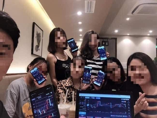 [GÓC NHÌN] LÙA GÀ THỜI 4.0

Đợt này bitcoin tăng giá, cộng với việc đội Wefinex bị lên tivi vì lừa đảo nên tôi làm một bài để cảnh báo đến các bạn về mấy trò tiền ảo này nhé!

Hiện tại mấy cái trò phò phạch như Wefinex, Binomo, Raidenbo...là lừa đảo nhé, là đa cấp nhé. Thuật ngữ nó gọi là BO-Binary Option (quyền chọn nhị phân), nghĩa là chọn 1 trong 2 giá trị (nhị phân mà, là 0 hoặc 1).

Bản chất BO có nghĩa là 0 hoặc 1, sấp hoặc ngửa, chẵn hoặc lẻ, tăng hoặc giảm, tài xỉu. Nó chính là xóc đĩa :)) chính là chẵn lẻ :)) chứ chẳng liên quan gì đến bitcoin cả. Chẳng qua nó phải câu fame từ bitcoin, lấy blockchain, lấy 4.0 ra để thần thánh hoá, để 99.99% người chơi không hiểu nó là cái gì cả, tin tưởng vào nó 1 cách mù quáng mà bỏ tiền tham gia thôi. Mấy “chiên za” đọc lệnh Táo xanh táo đỏ, 1 lũ nhà quê 1 chữ bẻ đôi về blockchain không biết, kinh tế học không biết, đòn bẩy, margin cũng chẳng biết nhưng vẫn lùa gà bắt 5h sáng vào Zoom nghe lệnh Lên Xuống, Xanh Đỏ. Chết cười. 😂

Nói ngắn gọn thế này này. Chẵn lẻ, sấp ngửa, tài xỉu chỉ là 1 trong 2 giá trị. Nhà cái sẽ cân kèo vào cho kết quả về bên lệch. Ví dụ tổng số tiền đặt Chẵn là 100 tỷ. Tổng số tiền đặt Lẻ là 90 tỷ. Thì kết quả nó sẽ cho ra Lẻ. Nó lấy tiền 100 tỷ kia trả cho những người thắng, tiền thừa nó ôm. Chưa kể nó còn cắt phế nữa (đánh 100 khi ăn chỉ đc 90, 92 hoặc 95). Chả có cái giá bitcoin nào liên quan đến chúng nó trong 30s, 1p như vậy cả.

Vậy tại sao lại có nhiều bạn liên tục đăng 1 ngày ăn 60 đô, 200 đô các kiểu lên FB thế? Để mà lùa gà ăn phí giới thiệu chứ sao :)) Nó là đa cấp, ngồi 1 chỗ ăn phí của người chơi dù họ thắng hay thua. Thắng càng ham đánh. Thua càng ham gỡ. Đánh càng nhiều chúng nó càng ăn phế nhiều. Vài phần trăm của 1 người không nhiều nhưng vài phần trăm của hàng chục nghìn, trăm nghìn người, của vài chục tỷ giao dịch mỗi giờ thì không nhỏ đâu.

Và, khi bạn có 1 ai đó mời chơi cái này cái kia lãi lắm, rủ đầu tư mấy cái “công nghệ” này nọ cao siêu lắm, thì đơn giản bạn chỉ cần trả lời ngắn gọn thế này cho mình thôi: “DỄ THẾ, LÃI THẾ THÌ VỀ BẢO CẢ HỌ NHÀ BẠN ĐẶT SỔ ĐỎ MÀ CHƠI” 🤣

Theo Fb Phạm Dũng
Các m lưu ý, nhất là những mẹ đang rảnh rỗi ở nhà muốn kiếm tiền như này k dễ đâu, tay làm thì hàm nhai điều đương nhiên mà, kiếm tiền đâu dễ👍 mình từng tham gia mất phí 100k, vì quen biết nên cũng vào cho bé e nó lấy tiền hoa hồng phần trăm để nó dk hưởng khi mời được người chơi thôi, 100k k đáng là bao, nghe giới thiệu cũng hay hay, cũng muốn vào xem ntn, vào rồi quan sát phát hiện ra kiếm tiền k dễ 😂, để chết tiền 100k đấy mình xoá áp vào out ra hết, mình thì k chơi đỏ xanh vì k có thời gian và quan trọng k có tiền để theo kiểu đó, tóm gọn cái này nói trắng ra k khác gì đánh bạc 😑 và càng ham thì càng chết
