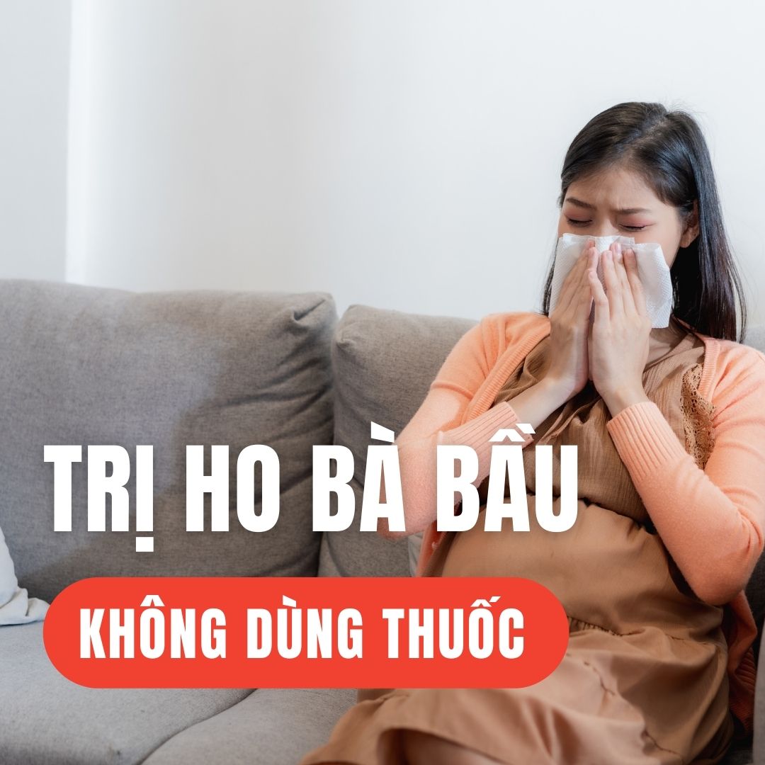 TRỊ HO CHO BÀ BẦU KHÔNG DÙNG THUỐC

Xin chào các mẹ, ho là một trong những triệu chứng thường xảy ra trong thai kỳ.

Khi bầu thì sức đề kháng của bà bầu suy giảm, kèm theo sự thay đổi các nội tiết tố trong cơ thể khi mang thai chính là điều kiện cho các vi khuẩn, virus xâm nhập vào cơ thể.

Có nhiều nguyên nhân gây ra ho cho bà bầu như do viêm đường hô hấp, do nhiễm lạnh, do dị ứng kích thích tại vùng họng…

Ho kéo dài, ho liên tục và ho mạnh sẽ kích thích dẫn đến có cơn gò tử cung, gây động thai sớm hoặc dọa sinh non với thai gần đủ tháng.

Các mẹ cũng biết là khi mang thai rất hạn chế dùng thuốc, hôm nay mình xin chia sẻ một cách chữa ho rất hiệu nghiệm, hoàn toàn không có hại gì.

Cách làm rất đơn giản.

- Mẹ lấy cao Salonpas dán vào gan bàn chân, chỗ huyệt dũng tuyền. 
- Huyệt dũng tuyền là huyệt ở chỗ lõm giữa lòng bàn chân. 
- Nếu không có cao Salonpas thì có thể dùng dầu gió xoa. 
- Sau đó, mẹ xoa bóp lòng bàn chân, ấn sâu vào huyệt dũng tuyền. 
- Xoa khoảng 1 phút mỗi chân.
- Sau khi xoa xong, mẹ đi tất vào chân rồi đi ngủ. 

Cách làm này có thể giúp giảm nhanh các triệu chứng ho, đặc biệt ho do lạnh, cảm cúm. 

Mẹ hãy thử áp dụng xem sao nhé, nếu không hiệu quả thì cũng hoàn toàn không có hại gì.

Nguồn: Sách Chữa bệnh thật là đơn giản - NXB Hồng Đức