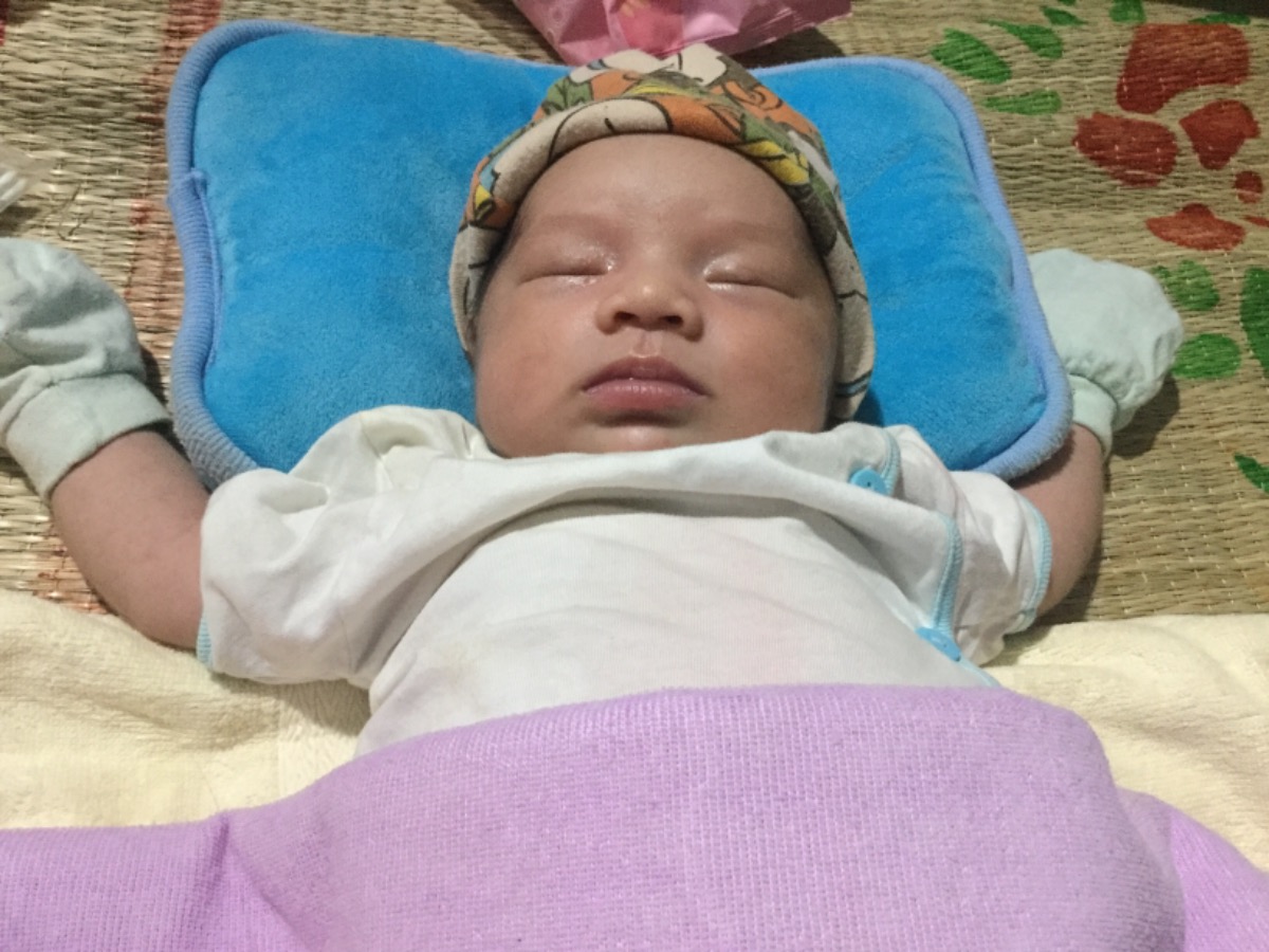 Bé 22 ngày tuổi.lưu lại kỉ niệm sau cho bé xem lại khoảnh khắc này