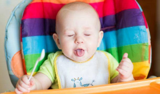 LƯỢNG ĂN 1 NGÀY CHO BÉ 6 THÁNG TUỔI - 6 TUỔI
Vấn đề ăn uống trước 6 tuổi ở trẻ có vai trò quan trọng không chỉ giúp duy trì dinh dưỡng đầy đủ cho giai đoạn phát triển nhanh về thể chất và não bộ mà còn giúp trẻ phát triển những hành vi ăn uống tốt cho sau này. Những hướng dẫn bên dưới là lượng trung bình tham khảo, mỗi bé có thể khác nhau, cha mẹ nên linh hoạt điều chỉnh để bữa ăn của trẻ trở nên thoải mái và đầy đủ dinh dưỡng.

* BÉ 6-8 THÁNG TUỔI
A. BÉ ĂN ĐÚT MUỖNG
1. Sữa 560-600ml/ngày
2. Ngày 1 cữ chính + 1 cữ phụ. Một cữ ăn dặm gồm
+Cháo: 120-180ml/cữ chính + 60ml/cữ phụ
+Thịt heo/bò/cá/gà/lòng đỏ trứng: 35-40gr hoặc tương đương lưng bàn tay bé/bữa. Cá thu/hồi/chép/lươn: 2 ngày/tuần; thịt gà/cá/tôm/gia cầm từ 7.5 tháng tuổi trở lên
+ Sữa chua/phô mai: 30gr/ngày .Tuần không quá 4 ngày. Từ 7.5 tháng tuổi trở lên
+Rau/củ/quả: 20gr/bữa
+Dầu ăn (oliu): 1-2 muỗng/bữa ( tuần không quá 4 ngày)

B. BÉ ĂN BLW (ĂN TỰ CHỈ HUY)
1. Sữa 560-600ml/ngày
2. Ngày 3-4 cữ phụ chủ yếu giới thiệu thức ăn và cấu trúc cho bé. Một cữ ăn dặm gồm
+Cơm: 1-2 viên/bữa. Viên cơm = ngón tay cái
+ Hạt mè hoặc hạt ăn dặm: nghiền nát như bột, 5g/ngày. Tuần không quá 5 ngày
+Thịt heo/bò/cá/lòng đỏ trứng: miếng thịt heo/bò/gà độ dày và kích thước = lưng bàn tay bé/bữa, có thể cắt nhỏ để bé dễ cầm
Cá/trứng thì độ dày và kích thước bằng cả bàn tay bé, có thể cắt nhỏ để bé dễ cầm
Cá thu/hồi/chép/lươn: 2 ngày/tuần
Thịt gà/cá/tôm/gia cầm từ tháng 7.5 trở lên
+Rau/củ/quả: 2-3 miếng/bữa, dài và dày bằng ngón tay giữa của bé
Nếu cắt hình vuông nhỏ thì bằng nắm tay của bé.
+ Sữa chua/phô mai: 30gr/ngày, tuần không quá 4 ngày
+Dầu ăn (oliu): 1-2 muỗng/ngày dùng để chiên cá/thịt/tôm. tuần không quá 4 ngày chiên/xào.

BÉ 8 - 10 THÁNG TUỔI
A. BÉ ĂN ĐÚT MUỖNG
1. Sữa 560-600ml/ngày
2. Ngày 2 cữ chính + 2 cữ phụ. Một cữ ăn dặm gồm
+Cháo: 100ml/cữ chính và 40ml/cữ phụ. Tổng lượng cháo 280ml/ngày
+Thịt heo/bò/cá/lòng đỏ trứng: 35-40gr hoặc tương đương lưng bàn tay bé/bữa
+Rau/củ/quả: 20gr/bữa
+Cá thu/hồi/chép/lươn: 2 ngày/tuần
+ Sữa chua/phô mai: 30gr/ngày .Tuần không quá 4 ngày
+Dầu ăn (oliu): 1-2 muỗng/bữa. Tuần không quá 4 ngày

B. BÉ ĂN BLW (ĂN TỰ CHỈ HUY)
1. Sữa 560-600ml/ngày

2. Ngày 2 cữ chính + 1 cữ phụ. Một cữ ăn dặm gồm
+Cơm: 3-5 viên/bữa. Viên cơm = ngón tay cái
+ Hạt mè hoặc hạt ăn dặm: nghiền nát như bột, 5g/ngày. Tuần không quá 5 ngày
+Thịt heo/bò/cá/lòng đỏ trứng: miếng thịt heo/bò/gà độ dày và kích thước = lưng bàn tay bé/bữa, có thể cắt nhỏ để bé dễ cầm
Cá/trứng thì độ dày và kích thước bằng cả bàn tay bé, có thể cắt nhỏ để bé dễ cầm
Cá thu/hồi/chép/lươn: 2 ngày/tuần
+Rau/củ/quả: 3-4 miếng/bữa, độ dài và dày bằng ngón tay giữa của bé
Nếu cắt hình vuông nhỏ thì bằng nắm tay của bé.
+ Sữa chua/phô mai: 30gr/ngày, tuần không quá 4 ngày
+Dầu ăn (oliu): 1-2 muỗng/ngày dùng để chiên cá/thịt/tôm. Tuần không quá 4 ngày chiên/xào.

BÉ 11-13 THÁNG TUỔI:
A. BÉ ĂN ĐÚT MUỖNG
1.Sữa 560-600ml/ngày bao gồm sữa mẹ và sữa công thức (nếu có) trong đó có thể thay thế 200ml sữa công thức bằng= 200ml sữa tươi nguyên kem từ 12 tháng tuổi
2.Ngày 3 cữ chính + 1 cữ phụ. Một cữ ăn gồm
+Cháo hạt/cơm nát: 90ml/cữ chính và 30ml/cữ phụ. Tổng lượng 300ml/ngày
+Thịt heo/bò/cá/lòng đỏ trứng: 35-40gr hoặc tương đương lưng bàn tay bé/bữa
Cá thu/hồi/chép/lươn: 2 ngày/tuần
+Sữa chua/phô mai: 30gr/ngày. Tuần không quá 4 ngày
+Rau/củ quả: 20gr/bữa
+Dầu ăn (oliu): 1-2 muỗng/bữa. Tuần không quá 4 ngày

B. BÉ ĂN BLW (ĂN TỰ CHỈ HUY)
1.Sữa 560-600ml/ngày gồm sữa mẹ và sữa công thức (nếu có) trong đó có thể thay thế 200ml sữa công thức bằng= 200ml sữa tươi nguyên kem từ 12 tháng tuổi

2.Ngày 3 cữ chính + 1 cữ phụ. Một cữ ăn gồm
+Cơm: 5-6 viên/bữa. Viên cơm = ngón tay cái bé hoặc chén cơm vừa để bé tự múc (2/3 chén là được)

+ Hạt mè hoặc hạt ăn dặm: nghiền nát như bột, 5g/ngày. Tuần không quá 5 ngày

+Thịt heo/bò/cá/lòng đỏ trứng: miếng thịt heo/bò/gà độ dày và kích thước = lưng bàn tay bé/bữa, có thể cắt nhỏ để bé dễ cầm
Cá/trứng thì độ dày và kích thước bằng cả bàn tay bé, có thể cắt nhỏ để bé dễ cầm.
Cá thu/hồi/chép/lươn: 2 ngày/tuần

+Rau/củ/quả: 3-4 miếng/bữa, độ dài và dày bằng ngón tay giữa của bé
Nếu cắt hình vuông nhỏ thì bằng nắm tay của bé.

+ Sữa chua/phô mai: 30gr/ngày. Tuần không quá 4 ngày

+Dầu ăn (oliu): 1-2 muỗng/ngày dùng để chiên cá/thịt/tôm, tuần không quá 4 ngày chiên/xào.

BÉ 14 - 24 THÁNG TUỔI CẦN:

A. BÉ ĂN ĐÚT MUỖNG
1. Sữa 560 ml/ngày bao gồm sữa mẹ và sữa công thức (nếu có): Có thể dùng sữa tươi nguyên kem thay thế hoàn toàn sữa công thức (nếu có)
2. Ngày 3 cữ chính + 1 cữ phụ. Một cữ ăn dặm gồm
+cháo/cơm: 100ml/cữ chính và 40ml/cữ phụ. Tổng lượng 349mL/ngày)
+Thịt heo/bò/cá: 35-40gr hoặc tương đương lưng bàn tay bé/bữa. Cá thu/hồi/chép/lươn: 3 ngày/tuần
+Sữa chua/phô mai: 30gr/ngày. Tuần không quá 4 ngày
+Rau: 20gr/bữa
+Dầu ăn (oliu): 1-2 muỗng/bữa. Tuần không quá 4 ngày

B. BÉ ĂN BLW (ĂN TỰ CHỈ HUY)

1. Sữa 560 ml/ngày bao gồm sữa mẹ và sữa công thức (nếu có): Có thể dùng sữa tươi nguyên kem thay thế hoàn toàn sữa công thức (nếu có)

2. Ngày 3 cữ chính + 1 cữ phụ. Một cữ ăn dặm gồm
Ngày 3 cữ chính + 1 cữ phụ. Một cữ ăn gồm
+Cơm: 5-6 viên/bữa.Viên cơm = ngón tay cái trẻ hoặc chén cơm vừa để bé tự múc (2/3 chén là được)
+ Hạt mè hoặc hạt ăn dặm: nghiền nát như bột, 5g/ngày. Tuần không quá 5 ngày
+Thịt heo/bò/cá/lòng đỏ trứng:
Bé trai: miếng thịt heo/bò/gà độ dày và kích thước = 1.5 lưng bàn tay bé/bữa, có thể cắt nhỏ để bé dễ cầm
Cá/trứng thì độ dày và kích thước bằng cả bàn tay bé, có thể cắt nhỏ để bé dễ cầm
Cá thu/hồi/chép/lươn: 3 ngày/tuần

BÉ GÁI: miếng thịt heo/bò/gà độ dày và kích thước = lưng bàn tay bé/bữa, có thể cắt nhỏ để bé dễ cầm
Cá/trứng thì độ dày và kích thước bằng cả bàn tay bé, có thể cắt nhỏ để bé dễ cầm
Cá thu/hồi/chép/lươn: 3 ngày/tuần

+Rau/củ/quả: 3-4 miếng/bữa Độ dài và dày bằng ngón tay giữa của bé
Nếu cắt hình vuông nhỏ thì bằng nắm tay của bé.
+ Sữa chua/phô mai: 30gr/ngày. Tuần không quá 4 ngày
+Dầu ăn (oliu): 1-2 muỗng/ngày dùng để chiên cá/thịt/tôm, tuần không quá 5 ngày chiên/xào.

TRẺ TỪ 2-6 TUỔI
Từ 2 tuổi, trẻ cần phân bố đầy đủ nhóm thức ăn quan trọng mỗi ngày. Đây là hướng dẫn phân bố nhóm thức ăn hằng ngày dành cho nhóm trẻ từ 2-6 tuổi, các bạn có thể tham khảo:

2 phần trái cây: có thể chọn như 1 trái chuối và 10 trái dâu.
3 phần rau củ: có thể chọn 2 phần từ củ (như cà rốt và su hào tương đương 120g) và 1 phần từ rau (như 240g từ rau cho lá như mồng tơ, xà lách)
6 phần cơm, bún: 4 phần từ cơm (tương đương 2 chén cơm lưng) và 2 phần từ bún (1 chén).
2 phần thịt, cá đã nấu chín: 1 phần từ thịt heo (80g) và 1 phần từ cá (80g)
2 phần sữa, sữa chua, pho mát: có thể chọn 1 phần từ sữa (1 ly 240ml) và 1 phần từ pho mát (1 miếng phô mai gốc 1/4).

CÁCH PHÂN BỐ THAM KHẢO:
Sáng: Cho bé ăn bún (1 chén) + cá chiên (40g) và ít rau thái nhỏ.
Cách bữa trưa 1.5 tiếng: có thể cho bé uống 1 ly sữa 120ml

Bữa trưa: cho bé ăn 1 chén cơm và rau mồng tơi nấu thịt (20g), thịt ram xé nhỏ (40g). Sau 30 phút, cho bé 5 trái dâu.

Xế trưa: có thể cho bé 1 trái chuối và 1 miếng pho mát

Chiều: bé dùng 1 chén cơm, canh súp cà rốt và su hào nấu thịt (40g) và cá chiên (40g). Sau 30 phút, cho bé 5 trái dâu.

Tối trước ngủ 2 tiếng: cho bé 1 ly sữa 120ml.
Tùy theo mỗi bé mà mẹ phân bố linh hoạt. Với bé từ 2-3 tuổi, mẹ có thể giảm 1-2 phần từ nhóm cơm gạo hoặc rau củ quả nếu trẻ ăn ít, nhưng nhóm thịt, cá và nhóm sữa vẫn nên giữ nguyên.