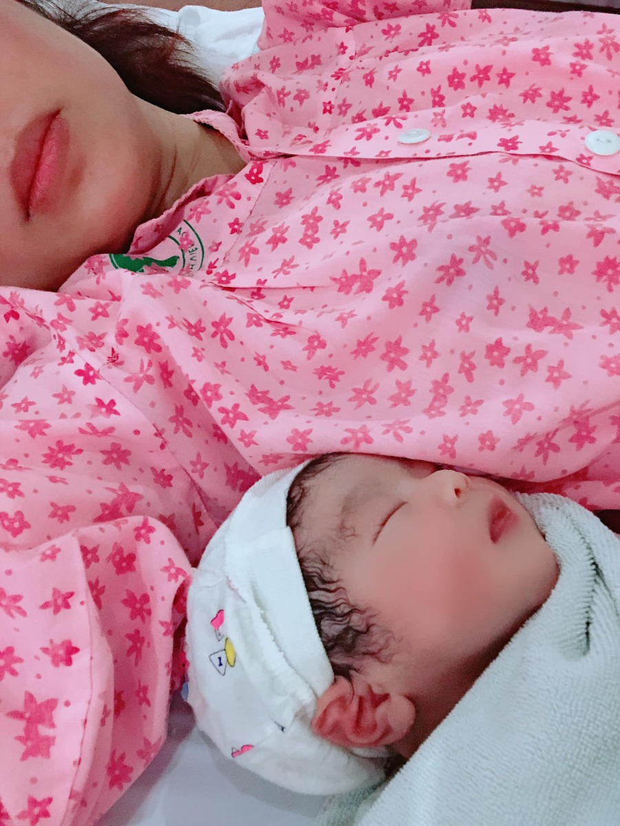 Đăng lấy động lực cho các mẹ đang trên con đường đón con yêu về nhà. 5 năm mới đón đc con yêu

Bé nhà e hnay tròn 3m10.
Kq chuyển phôi lần 3, phôi N3 trung bình.

Mẹ buồng trứng đa nang, polyp cổ tử cung đã mổ nội sôi 1 lần. Hôm cp bs nói polyp vẫn mọc lại, nghe mà lo nhưng trộm vía con đã khoẻ mạnh và về bên e. Đc 21nscp thì bị ra máu và nằm viện 1 tuần, sau trận đấy thì trộm vía cả thai kỳ của e rất khoẻ. 2 mẹ con lúc bầu đc 5m đã đi tàu vào Thanh Hoá vi vu rồi ạh, đc 26w đi test tiểu đường thì bị dính. Mẹ tự ăn kiêng theo chế độ, trộm vía con sinh mổ chủ động ở 40w1d và đc 3,6kg. Các mẹ cố lên nhé