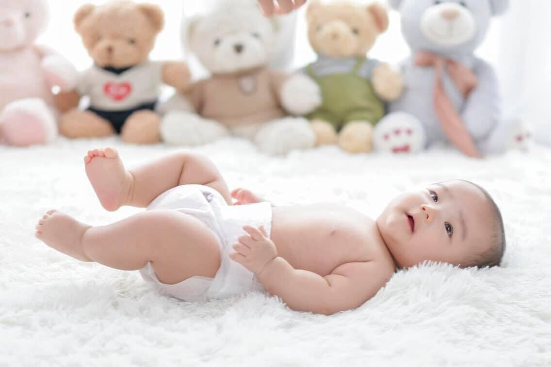 Tâm sự và chia sẻ về sinh non và sinh mổ ở Vinmec Times City Ha noi 
Em chỉ mới và định có một bé thôi mà vô group này làm em có động lực sinh thêm quá ạ ( truớc đây em rất muốn có nhiều bé nhưng do sinh mổ + sinh non lại thêm quá trình chăm bé khiến em thay đổi). Nhiều mẹ có 3 bé trở lên thực sự khiến em ngưỡng mộ và tò mò làm thế nào các mẹ có thể chăm nhiều con cùng lúc được thế? ( em 1 đứa đã chiếm hết thời gian của em rồi 😭 ) . Xin các mẹ chia sẻ và cho em xin kinh nghiệm với ạ? 
Còn đây là tâm sự của em về chuyện sinh non và sinh mổ ở Vinmec Times City Ha noi 
Cả thai kỳ em hoàn toàn khoẻ mạnh, hoạt động sinh hoạt như bình thường, ăn uống ngon miệng, đi du lịch, yoga, kiểm tra gặp bác sĩ theo lịch hẹn đầy đủ. 
Vậy mà, đến tuần 34 của thai kỳ em đi khám thai bác sĩ trưởng khoa Vinmec ( bs Nghĩa ) bác còn khen em và em bé phát triển rất tốt, em bé quay đầu, khung xương chậu phù hợp sinh thường còn bảo em kiểm soát cân nặng bé đừng để to quá khó sinh. Và ngay tối hôm ấy khoảng 10 giờ em vào toilet trước khi ngủ thì bỗng dưng nước xối xả chảy xuống, em hốt hoảng nghĩ thôi chết xong rồi ( vì em có đọc sách đuợc biết vỡ ối là chuẩn bị sinh ). Em bảo chồng xong gọi cho bác Nghĩa bác bảo vào viện luôn. Em có mang tả sau sinh. Và 2 vc gọi taxi vào viện, trên taxi em cảm giác nước cứ chảy xối xả. Đến viện em vô phòng cấp cứu có 2 bạn trực hỏi em các câu hỏi căn bản xong bảo chị y tá đưa lên phòng sinh 😲 e hốt hoảng bảo em chưa muốn sinh bây giờ, bạn ấy giải thích là vì thai 34 tuần nên ưu tiên cho bé trước nếu thai nhỏ thì mới ưu tiên mẹ.
Sau khi lên phòng sinh có chị bác sĩ Dung vào kiểm tra, làm các thủ xét nghiệm xong rồi thông báo là có thể em phải sinh luôn không giữ thai được ( lúc này em khóc em cứ nài nĩ là giữ thai thêm cho em được bao lâu hay bấy lâu vì thai em còn non quá ). Bs giải thích ối của em rách lỗ to rồi nên ối chảy ra hết nên không còn cách giữ thai. Bây giờ có hướng là tiêm trưởng thành phổi cho bé mà tiêm phải đủ 2 mũi cách nhau trong bao nhiêu tiếng em quên rồi thì mới có tác dụng mà tiêm mũi này cũng có xác xuất là tăng nhanh nguy cơ nhiễm trùng ( vỡ ối thì sẽ nhiễm trùng vô bào thai ). Vợ chồng cân nhắc và quyết định. Thật ra lúc này bác sĩ nói nhiều lắm mà về chuyên môn nên em không nhớ hết. Bên Vinmec có thông dịch viên nhưng vì tối nên chỉ gọi điện và dịch cho chồng em hiểu ( chồng em người nước ngoài ).
Đây là điều mà cá nhân em không thích nhất ở Vinmec là đưa thông tin rất nhiều và toàn thông tin chuyên môn nghiệp vụ cho thai phụ, người nhà rồi bảo mình quyết định mà k có lời khuyên của Bác sĩ ( cảm giác giống như là mình quyết định thì có gì mình chịu trách nhiệm ý mà mình thì có hiểu gì chuyên môn đâu cơ chứ ) 
Sau một hồi bàn bạc thì Vc em quyết định tiêm trưởng thành phổi cho bé. Cả đêm em khóc suốt không ngủ nỗi. Đến sáng thì có bác sĩ khác vào khám và chỉ định đi siêu âm, siêu âm là bác sĩ người Mỹ bác bảo hết sạch ối rồi, lúc đó em thấy bụng em nhỏ lại con em cử động ntn em đều thấy qua lớp da bụng hết ( trông sợ lắm ) , bác cũng an ủi là 34 tuần cũng không đến nỗi, bạn bác sinh non nhưng rất khoẻ mạnh và thông minh không có gì khác biệt đâu đừng lo. 
Ôi sao em thấy em viết dài dòng quá rồi nhỉ? Thôi chắc em viết tóm gọn lại tý chứ không kể chi tiết nữa sợ mọi người ngán đọc hihi
Vâng, vì đo monitor nhịp tim bé vẫn đập tốt nên bác sĩ vẫn chưa can thiệp gì, em tiêm được mũi truởng thành phổi thứ 2. Em không có cơn đau hay cơn gò nào cả.
Có một bác sĩ nam vào nói với em trước khi làm hồ sơ sinh ở viện là vì bé nguy cơ sinh non nên sau sinh phải ở lồng ấp thì chi phí là 3tr5/1 ngày chỉ là tiền phòng và các chi phí của thuốc, máy móc hỗ trợ nên ít nhất 6 triệu 1 ngày mà bé chưa sinh thì không biết bé ntn để có thể tính được sẽ nằm bao nhiêu ngày. Nhanh thì 5-6 ngày lâu có thể cả tháng hoặc hơn. Chi phí ở viện cao mà chị không có bảo hiểm, vậy chị có muốn chuyển qua viện công không? Nhưng Vc em vẫn quyết định sinh ở đây. 
Vì nguyện vọng của em là sinh thường nên cả ngày em vẫn chờ 1 cơn đau và mở thêm nhưng mãi chỉ 1 phân 🙄. Em có tiêm kích sinh nhưng cũng k đau k mở thêm. Tóm lại là sau khi chờ gần 70 tiếng thì em cũng bắt đầu có cơn gò và rất đau, đau quặng cả đêm đến sáng tầm 6h bác sĩ kiểm tra vẫn k mở và hội chuẩn xong rồi bảo em là giờ phải mổ cấp cứu nếu em không mổ em phải ký giấy miễn trừ trách nhiệm cho viện. 
Đương nhiên em đồng ý mổ vì con trong bụng quá lâu rồi. Nói thêm là bác sĩ có nói đi nói lại vì tim con em đập tốt và ổn định nên để lâu vậy chứ ca khác là mổ gấp rồi. 
Gây tê một phát ăn ngay, nhẹ nhàng không đau gì cả, ekip gây tê có trong phòng mổ cùng và trấn an em liên tục. Bác sĩ khoa Nhi cũng túc trực hỗ trợ, Bác sĩ Thái mổ chính cho em nói một câu với em khién em rất xúc động mặc dù chỉ là câu nói ngắn “ Phải mổ thôi con, không sao đâu con “ cảm giác như bác thấu hiểu tâm can em lúc đó vậy ý.
Rất nhanh sau đó tiếng con em khóc to lên , em thấy con em đem ra bàn cho bé lau hút, cân rồi quấn khăn đem đến cho em, bác sĩ nhi bảo là trộm vía các chỉ số bé đều ổn định, nặng 2kg03g nhưng vì sinh non nên bs phải đem về lồng ấp theo dõi thêm. Em ở lại khâu vết mổ sau đó về phòng hồi sức sau sinh.
Lúc ở phòng này em cứ sợ với cả chuẩn bị tâm lý hết thuốc tê sẽ đau lắm này nọ nhưng có 1 anh bác sĩ lại giới thiệu tên và nói là bác sĩ gây tê giảm đau cho em. Bs nói “ em yên tâm trước khi em cảm nhận được đau bên anh sẽ có cách để ức chế cơn đau của em, em sẽ không cảm thấy đau quá mức gì đâu, không phải sợ” Anh ấy tiêm vào 1 hay 2 bên đùi em cũng k nhớ rõ lắm.  
Rồi em về phòng, những ngày sau đó em hồi phục theo trình tự và không hề có cảm giác đau đớn nào. Cảm thấy thoải mái thư giản vì được nghĩ ngơi, phục vụ và ăn ngon. 
Riêng về phần con em thì bé tự thở, có thể bú bình mà không cần nhờ máy móc nhưng bé bị nhiễm trùng vì vỡ ối lâu nên phải vào thuốc. Và chiếu đèn trị vàng da. 
Em vào thăm con em khóc rất nhiều vì em thấy con bé quá, bé như con mèo ý, cảm giác như xương và da không thôi sợ lắm, cảm thấy tội nghiệp và có lỗi với con. 
Đến giờ em cũng không biết nguyên nhân vì sao lại sinh non mà không hề có dấu hiệu hay cảnh báo nào trước như vậy. Em hỏi bác sĩ cũng nói k biết được lý do chính xác vì vỡ ối non có rất nhiều nguyên nhân 😞 
Tổng kết là em và bé ở Vinmec 5 ngày sau sinh và truớc đó là 72 tiếng chờ sinh. Chi phí mổ đẻ lần 1, sàng lọc sau sinh, chi phí của bé tất cả khoảng hơn 80 triệu. 
Điều em không hài lòng ở Vinmec là như em có kể ở phần đầu rồi và cả thêm là bé em nằm phòng 3tr5 1 ngày là được 1 phòng cho người nhà bên khoa nhi mà không thông báo em biết để em nhận phòng cho mẹ và dì em từ Sài gòn ra ở. 
Còn tất cả về bác sĩ, y tá, dịch vụ chăm sóc , cơ sở vật chất ở bệnh viện em rất rất hài lòng và cảm thấy quyết định đúng đắn khi chọn sinh ở đây lẫn biết ơn đội ngũ y bác sĩ nhiều lắm. 
Cho em kể thêm là chị y tá trực phòng em lúc truớc mổ có nói bác sĩ Thái mổ cho em là nguời có kinh nghiệm hơn 30 năm và là truởng khoa đẻ bv phụ sản trung uơng nên em yên tâm, cả người nhà em bên ngoài có gặp người nhà của thai phụ khác và họ đều nói bác sĩ là nổi tiếng mát tay và đặt lịch hẹn bác mổ cho vì bác chỉ làm thứ 7 ở Vinmec thôi. Làm em cảm thấy thật may mắn ý. 
Con em trộm vía rất dễ nuôi hay cười, không khóc dai, khoẻ mạnh và các cột mốc phát triển ngang với bé đủ ngày đủ tháng, không biết có phải do vía bác đỡ bé ra không nữa ạ hihi
Tâm sự chia sẻ của em dài quá rồi. Cám ơn các mẹ đã đọc ạ.