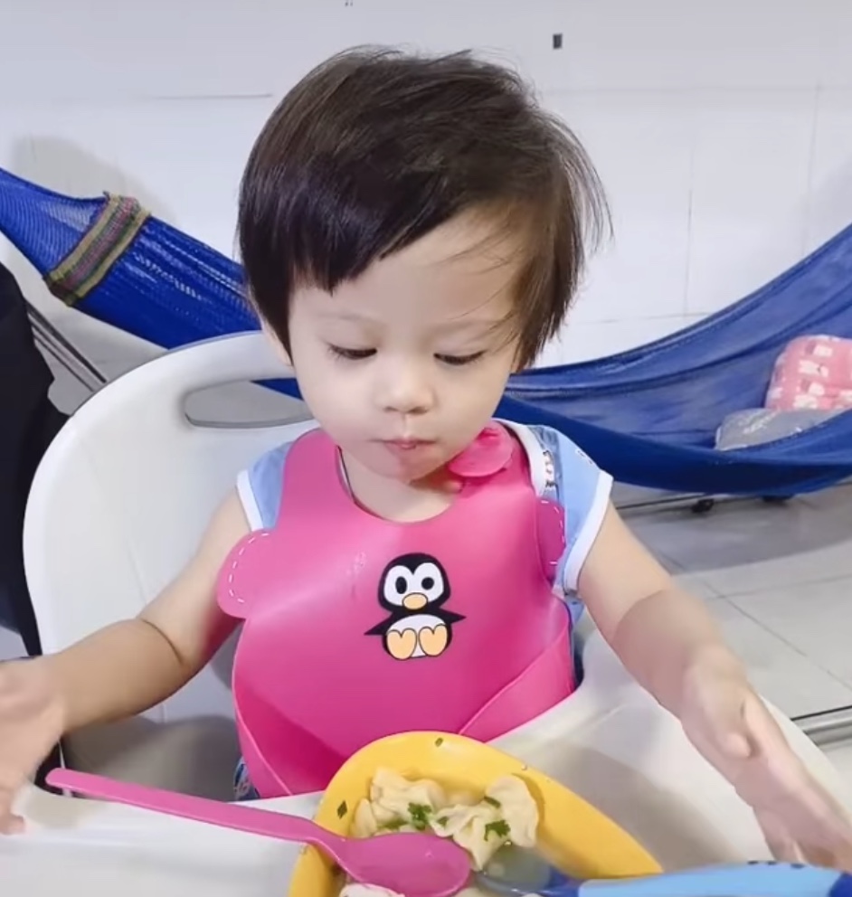 Mưa gió sáng nay mẹ làm cho tô hoành thánh ngon xuất sắc luôn nha
Ăn xong còn đc bonus cho gói snack, uống thêm hủ sữa nữa đó  ❤️❤️
Các mẹ hay hỏi em xem công thức ăn dặm ở đâu, em xem trên app thôi nè, đâu cần kiếm đâu xa  ❤️❤️