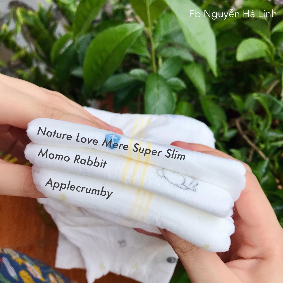 Review bỉm Applecrumby 

Dạo này thấy có bỉm Applecrumby này mới ra quảng cáo là loại bỉm an toàn nhất vì ko sử dụng chrorine để tẩy trắng nên mẹ Dâu cũng ham hố mua về cho Dâu thẩm bỉm :)) hôm nay quyết tâm viết tí review cho các đồng nghiệp bỉm sữa tham khảo 😆 văn nêu cảm nhận chứ em ko bán bỉm đâu nhé các mẹ :))))

* Xuất xứ: Malaysia
* Giá: ~10k/1miếng (giá size L dán em đang dùng)

ƯU ĐIỂM

- Cái em ưng nhất của bỉm này cũng chính là đặc điểm nổi bật của bỉm: Hoàn toàn ko tẩy trắng bằng chlorine nên tuyệt đối an toàn. Em là đứa dùng gì cho con cũng cực kì cẩn thận nên cái này đánh trúng tâm lý bà mẹ nhìn đâu cũng thấy nguy hiểm như em :)) Nếu tẩy trắng bằng Clo sẽ tạo ra Dioxin, mà Dioxin nó khủng khiếp như nào thì chắc ai cũng biết, ai chưa biết google ra luôn mọi người nha 😌

- Mẫu mã: đẹp, sang xịn mịn, hình đơn giản ko loè loẹt hợp gu em

- Cảm nhận khi dùng: bỉm rất mềm, chun lưng SIÊU SIÊU MỀM, phải nhấn mạnh vì thực sự nó rất mềm các mẹ ạ. Dâu nhà em đang dùng Momo và Nature Love Mere nhưng phần chun lưng vẫn cứng hơn em này. Chun mềm nên hạn chế được rất nhiều tình trạng hằn lưng bụng và hằn đùi (Dâu đùi ếch nên em cũng rất quan trọng cái này luôn)

- Độ thấm hút nhanh, ko bị ẩm mông, em chưa thử đóng đêm nhưng nghe hãng quảng cáo thì có thể đóng xuyên 12 tiếng đêm oke 😌

NHƯỢC ĐIỂM:

Đấy đúng là ông trời ko cho ai hết cái gì bao giờ các mẹ ạ 😂😂😂😂😂 được cái nọ là ắt hẳn sẽ mất đi cái kia. Nhược điểm duy nhất của em này em thấy là DÀY! 😂 Dày lắm các mẹ ạ 😂 dùng quen bỉm mỏng rồi sang bỉm dày thật sự là khó chịu 😂 dùng mùa hè thì ko được lý tưởng cho lắm mọi người ạ, chắc mùa đông dùng hợp hơn. Em có chụp ảnh độ dày 3 loại cho các mẹ so sánh.

Nhưng mua xong em mới biết là bỉm này còn bản Slim nữa, bản em mua là bản thường. Có lẽ bản Slim thì sẽ tuyệt vời ông mặt trời cho các mẹ thích bỉm mỏng như em 😍

Hết rùi ạ, nói chung nếu để chấm điểm thì em chấm bỉm này 8.5/10. Chất lượng tương xứng giá tiền 🤩

Nhưng thoai chắc em phải mua bản Slim, hoặc lại quay về với Momo và Nature Love Mere 😂😂