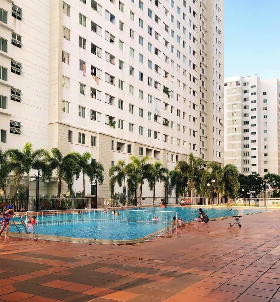 Không biết mn thế nào nhưng mình từ khi xét nghiệm dung nạp đường về lúc đâu rất stress nhưng sau 1 thời gian tìm hiểu cách tập luyện ăn uống, cảm thấy người khoẻ hơn cơ thể cũng săn chắc hơn trước không còn hay đau lưng như ngày trước nữa 

Ăn uống chia rõ ràng bữa chính và bữa phụ, không còn lu xu bù nữa
Cứ rỗi là vợ chồng lôi nhau đi bơi ( bác sĩ bảo bơi rất tốt cho mẹ bầu, ông chú gần nhà bị tiểu đường ông bảo bơi đường giảm hiệu quả) mình thử thấy giảm và người rất khoẻ

Mặc dù cả ngày vận động nhiều, nhưng mỗi tối vợ chồng vẫn dẫn nhau đi bộ vừa đi vừa tâm sự miêu tả mọi thứ xung quanh cho bé con
Từ một người ghét rau, hầu như chỉ ăn cơm với thịt cá nhưng vì em tất cả các bữa ăn của mình không bao giờ thiếu rau còn tinh bột và đồ ngọt giảm hẳn hầu như là không đụng đến ngọt 

Cảm thấy người khoẻ hẳn ra, ai cũng bảo từ lúc mình 4-5 tháng trở đi dáng bắt đầu đẹp hơn và da hồng hào hẳn ra ( do tập luyện và chế độ ăn uống cả ạ) nên các mẹ đừng quá căng thẳng cố gắng ăn uống và tập luyện để có 1 thai kỳ khoẻ mạnh nè 🥰🥰🥰🥰