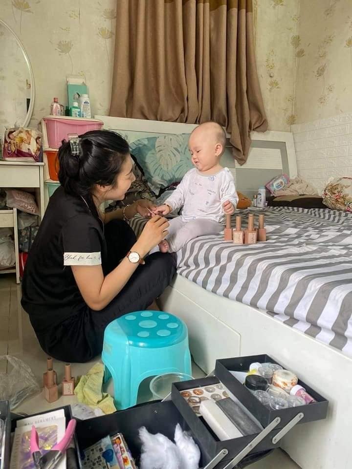 Khi mình có bà Dì học nghề nail thất nghiệp mùa dịch 😅
Hơn 6 tháng ra đời lần đầu trải sự đời no nắng ghê😂Mia say☺️
Cre: Suong Nguyen.