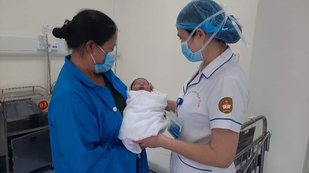 Góc cảm ơn 😍🥰😘
Nhà mình ở cạnh sân bay Nội Bài mà phi tận lên 103 Hà Đông đẻ, k phải 1 lần mà đến tận lần thứ 2, và nếu có lần thứ 3 thì vẫn sẽ là 103
Cách đây 4 năm mình đẻ ở viện cũ mượn viện bỏng thấy các bác sỹ chăm sóc rất ok, nên lần này quyết định vẫn phi xuống 103 tiếp, thì than ôi viện mới sạch sẽ rộng rãi, y bác sỹ nhiệt tình, tận tâm vô cùng.
Mình thuộc cơ địa sẹo lồi nên chỉ cần k cẩn thận là có sẹo để đời, vậy mà mổ sinh e bé 10 người cả 10 khen vết mổ đẹp quá, hôm mình mổ gặp đúng ca bác Trung k những mổ đẻ, bác còn tiện tay cắt giúp mấy cái u xơ, và 1 miếng mỡ to tướng cho.
Thật sự cảm ơn các bác sỹ khoa Sản viện 103 ạ 😍