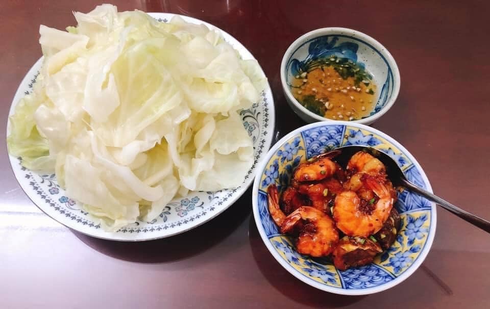 Không biết mn thế nào nhưng mình từ khi xét nghiệm dung nạp đường về lúc đâu rất stress nhưng sau 1 thời gian tìm hiểu cách tập luyện ăn uống, cảm thấy người khoẻ hơn cơ thể cũng săn chắc hơn trước không còn hay đau lưng như ngày trước nữa 

Ăn uống chia rõ ràng bữa chính và bữa phụ, không còn lu xu bù nữa
Cứ rỗi là vợ chồng lôi nhau đi bơi ( bác sĩ bảo bơi rất tốt cho mẹ bầu, ông chú gần nhà bị tiểu đường ông bảo bơi đường giảm hiệu quả) mình thử thấy giảm và người rất khoẻ

Mặc dù cả ngày vận động nhiều, nhưng mỗi tối vợ chồng vẫn dẫn nhau đi bộ vừa đi vừa tâm sự miêu tả mọi thứ xung quanh cho bé con
Từ một người ghét rau, hầu như chỉ ăn cơm với thịt cá nhưng vì em tất cả các bữa ăn của mình không bao giờ thiếu rau còn tinh bột và đồ ngọt giảm hẳn hầu như là không đụng đến ngọt 

Cảm thấy người khoẻ hẳn ra, ai cũng bảo từ lúc mình 4-5 tháng trở đi dáng bắt đầu đẹp hơn và da hồng hào hẳn ra ( do tập luyện và chế độ ăn uống cả ạ) nên các mẹ đừng quá căng thẳng cố gắng ăn uống và tập luyện để có 1 thai kỳ khoẻ mạnh nè 🥰🥰🥰🥰