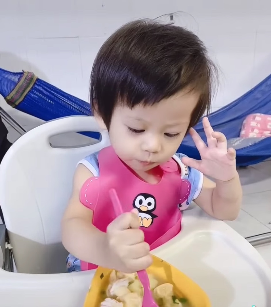 Mưa gió sáng nay mẹ làm cho tô hoành thánh ngon xuất sắc luôn nha
Ăn xong còn đc bonus cho gói snack, uống thêm hủ sữa nữa đó  ❤️❤️
Các mẹ hay hỏi em xem công thức ăn dặm ở đâu, em xem trên app thôi nè, đâu cần kiếm đâu xa  ❤️❤️