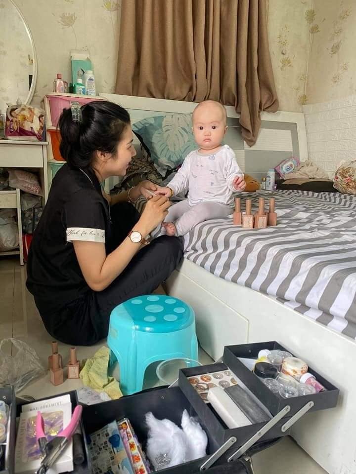 Khi mình có bà Dì học nghề nail thất nghiệp mùa dịch 😅
Hơn 6 tháng ra đời lần đầu trải sự đời no nắng ghê😂Mia say☺️
Cre: Suong Nguyen.