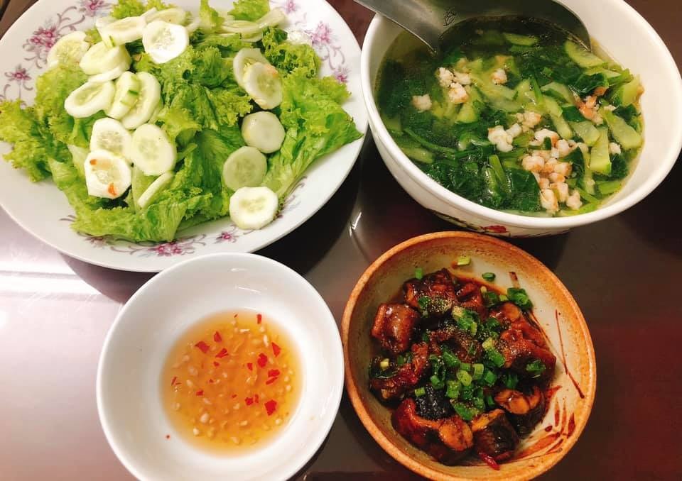 Không biết mn thế nào nhưng mình từ khi xét nghiệm dung nạp đường về lúc đâu rất stress nhưng sau 1 thời gian tìm hiểu cách tập luyện ăn uống, cảm thấy người khoẻ hơn cơ thể cũng săn chắc hơn trước không còn hay đau lưng như ngày trước nữa 

Ăn uống chia rõ ràng bữa chính và bữa phụ, không còn lu xu bù nữa
Cứ rỗi là vợ chồng lôi nhau đi bơi ( bác sĩ bảo bơi rất tốt cho mẹ bầu, ông chú gần nhà bị tiểu đường ông bảo bơi đường giảm hiệu quả) mình thử thấy giảm và người rất khoẻ

Mặc dù cả ngày vận động nhiều, nhưng mỗi tối vợ chồng vẫn dẫn nhau đi bộ vừa đi vừa tâm sự miêu tả mọi thứ xung quanh cho bé con
Từ một người ghét rau, hầu như chỉ ăn cơm với thịt cá nhưng vì em tất cả các bữa ăn của mình không bao giờ thiếu rau còn tinh bột và đồ ngọt giảm hẳn hầu như là không đụng đến ngọt 

Cảm thấy người khoẻ hẳn ra, ai cũng bảo từ lúc mình 4-5 tháng trở đi dáng bắt đầu đẹp hơn và da hồng hào hẳn ra ( do tập luyện và chế độ ăn uống cả ạ) nên các mẹ đừng quá căng thẳng cố gắng ăn uống và tập luyện để có 1 thai kỳ khoẻ mạnh nè 🥰🥰🥰🥰