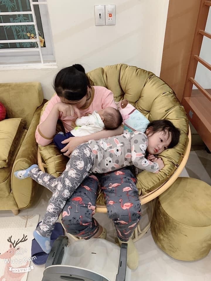 Người ta bảo sai thì sửa, nhưng cũng có những sai lầm không bao giờ sửa chữa đc. Cuộc đời mình đã có một quyết định sai lầm mà có lẽ cả đời này mỗi khi nghĩ lại vẫn sẽ tràn ngập cảm giác hối hận, đó là quyết định có thêm em bé khi con còn quá nhỏ!!
Ngày trước sinh con xong, vì không có người chăm Con nên mình quyết định nghỉ việc ở nhà, dành toàn bộ thời gian của mình để chăm sóc Con. Và khi Con lớn hơn 1 chút, tất cả mọi người xung quanh mình đều khuyên nên có thêm em bé, sẵn đã nghỉ việc thì chăm luôn 1 thể, con lớn rồi đi làm cũng chưa vội. Mọi lý do đc đưa ra vào thời điểm đó đều hợp lý. Rằng là Con khá ngoan, nhà lại có ông bà phụ nên không vấn đề gì đâu. Rằng là giờ mà đi làm, sau có em bé lại phải nghỉ tiếp mắc công. Rằng là người này người kia nghỉ lâu quá rồi giờ muốn sinh thêm cũng không đc.... Tuyệt nhiên không có một ai nhắc đến việc có thêm em bé, con sẽ bị quát bị mắng, thậm chí bị đánh đòn rất nhiều!! Tuyệt nhiên không một lời ngăn cản việc có em bé sớm.
Con là một em bé rất ngoan, không ương bướng ngỗ nghịch, những điều tốt đẹp được mẹ dạy dỗ Con tiếp thu và làm theo rất nhanh. Ở độ tuổi lên 2 lên 3, đang là độ tuổi học hỏi khám phá mọi thứ xung quanh, và thật sự vẫn cần có mẹ theo sát bên cạnh chỉ dạy cho nhiều thứ bằng một thái độ tận tâm nhất.
Nhưng không, mẹ lại quyết định chia đôi thời gian dành cho con vào lúc này. Và những hành động của con dù không sai nhưng vẫn có thể bị cấm như thường. 
Ở tuổi của con, việc cầm 1 cái cây gõ gõ lên bàn lên ghế để nghe đc âm thanh phát ra, để cảm nhận sự khác nhau khi mình đập mạnh hay đập nhẹ là chuyện bình thường, nhưng có em, đó bị coi là hành động làm ồn, không để cho em ngủ. 
Ở tuổi của con, vận động chạy nhảy hát hò là điều nên làm, nhưng khi có em, con không đc tự do làm điều đó thỏa thích nữa.
Ở tuổi của con, việc đc mẹ ôm ấp dỗ dành là một nhu cầu thiết yếu, là quyền đc đòi hỏi của con mỗi khi con cảm thấy bất an, nhưng khi có em, con không có quyền đòi hỏi nữa. Nếu đòi hỏi dai dẳng đồng nghĩa với việc con sẽ bị quát bị mắng, bị đòn và bị kết tội là một đứa bé hư.
Nhớ những ngày đầu vừa sinh em bé, buổi chiều lại mát trời, trẻ con trong xóm đi xe đạp đùa giỡn khắp con đường vừa mới được trải nhựa sạch sẽ. Con ức lắm, muốn đi lắm nhưng không có ai dẫn đi. Mẹ thì bận em, bố làm về trễ, ông bà bận việc . Nhìn con buồn mà thương ứa nước mắt. Có hôm để Con khỏi đòi, mẹ đóng cửa chính lại để Con không nhìn thấy ngoài đường để không đòi nữa. Có hôm mẹ phải gửi Con đi theo cùng cô hàng xóm, có hôm đc ông ngoại hứa dẫn đi mà Con háo hức đi ra đi vào mong tới lúc ông ba ngoai don.Nếu không có em sớm thì những nhu cầu hết sức bình thường đó mẹ sẽ đáp ứng đc cho con chứ ko để con phải thiệt thòi như vậy.
Những lúc mẹ dỗ em để em vào giấc ngủ, thật sự rất cần một không gian yên tĩnh để em không bị làm phiền, con thì hiếu động nên mẹ hay khó chịu, vì con mà em không ngủ đc. Rồi mẹ dỗ dành con ra ngoài chơi, mẹ cho em ngủ xong sẽ ra với con. Nhưng ra ngoài con đâu có chơi. Con quanh quẩn ở cửa phòng đợi mẹ. Lâu lâu không thấy mẹ ra con lại thỏ thẻ: mẹ ra đây với con. Con không dám khóc lóc hét to đòi mẹ ra vì hành động đó đã bị quát quá nhiều lần, con sợ nhưng vẫn cần mẹ nên đổi sang cách đòi hỏi nhẹ nhàng hơn. Như vậy con đã là một em bé khá ngoan rồi, thật sự quá thiệt thòi cho con khi mẹ có em quá sớm. Mỗi lần ở trong phòng nhìn ra thấy bóng con lẩn quẩn trước cửa, mẹ lại thương con đứt ruột. Mẹ thật sự xin lỗi con!!
Mẹ cho em ngủ, con tới giờ ngủ thường hay thủ thỉ: mẹ ôm con ngủ. Nhưng mẹ cứ lần lữa: đợi mẹ một xíu, em ngủ rồi mẹ ôm con. Nhưng con không đợi đc, em ngủ rồi mẹ quay sang thì con đã ngủ từ lúc nào không biết. Con đã tự lăn lộn để đưa mình vào giấc ngủ rồi quên bẵng đi rằng là con rất cô đơn, chỉ là một cái ôm khiến con yên tâm đi vào giấc ngủ mà mẹ cũng không làm đc. Mẹ thương con toàn đợi con ngủ rồi ôm con khóc miết!!
Từ giờ trở đi, nếu ai đó có ý định sinh con liên tiếp, mình sẽ cản, cản ngay lập tức, ít nhất hãy để đến lúc con lớn đi học thì hãy có em. Mình đã trải qua và hiểu rằng không có gì bù đắp đc những tổn thương mà con phải hứng chịu khi có em khi còn quá nhỏ. Mọi lời khuyên "đẻ đi" đều chỉ là lời nói gió bay, người thiệt thòi chính là con của mình. Đây là một sai lầm không thể sữa chữa, khi đã có kinh nghiệm thì mọi thứ có thể làm đc chỉ còn là hối hận!
Nguồn: Hà Su Shi